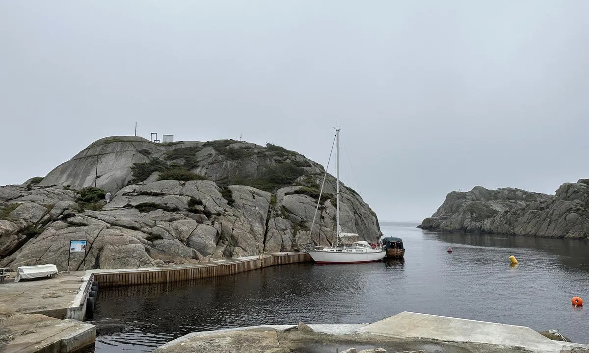 Hattholmen: God plass på de nye bryggene. Usikker på dybde her, men gikk fint med min seilbåt med mine 1,6m. Bilde tatt 20/8/2023.