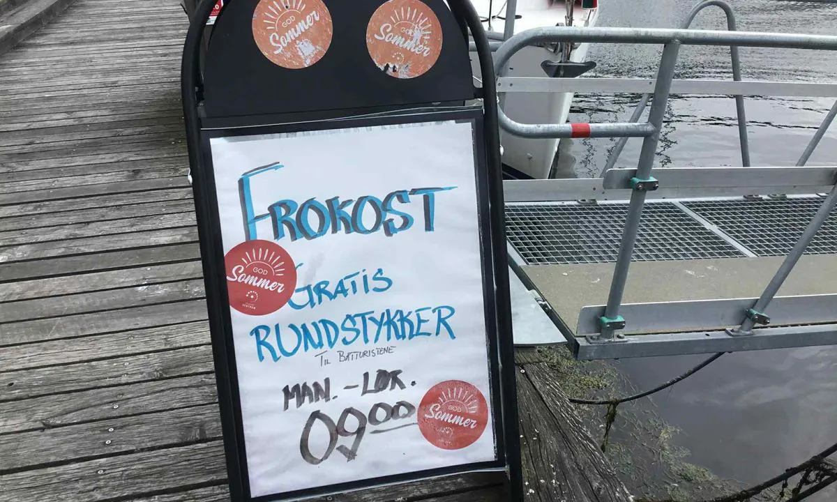 Haugesund - Smedasundet: {"base": "no", "no": "Man f\u00e5r rundstykker i en liten r\u00f8d bod p\u00e5 kaien", "se": "Man f\u00e5r frallor i en liten r\u00f6d bod p\u00e5 kajen", "en": "You can get bread rolls in a small red booth on the quay", "da": "Man f\u00e5r rundstykker i en lille r\u00f8d bod p\u00e5 kajen", "fr": "On obtient des petits pains dans une petite cabane rouge sur le quai.", "de": "Br\u00f6tchen sind in einem kleinen roten Stand auf dem Kai erh\u00e4ltlich", "es": "Se pueden conseguir panecillos en un peque\u00f1o puesto rojo en el muelle", "it": "Si possono ottenere panini in una piccola cabina rossa sul molo", "pt": "Voc\u00ea encontra p\u00e3es em um pequeno quiosque vermelho no cais", "nl": "Men krijgt broodjes in een kleine rode hut op de kade", "pl": "Mo\u017cna dosta\u0107 bu\u0142ki w ma\u0142ym czerwonym kiosku na nabrze\u017cu", "uk": "\u041c\u043e\u0436\u043d\u0430 \u043a\u0443\u043f\u0438\u0442\u0438 \u0431\u0443\u043b\u043e\u0447\u043a\u0438 \u0432 \u043c\u0430\u043b\u0435\u043d\u044c\u043a\u043e\u043c\u0443 \u0447\u0435\u0440\u0432\u043e\u043d\u043e\u043c\u0443 \u043a\u0456\u043e\u0441\u043a\u0443 \u043d\u0430 \u043f\u0440\u0438\u0447\u0430\u043b\u0456", "ro": "Pute\u021bi ob\u021bine chifle de la un mic chio\u0219c ro\u0219u pe chei", "tr": "K\u0131y\u0131daki k\u00fc\u00e7\u00fck k\u0131rm\u0131z\u0131 kul\u00fcbede sandvi\u00e7 ekme\u011fi alabilirsiniz.", "el": "\u039c\u03c0\u03bf\u03c1\u03b5\u03af\u03c4\u03b5 \u03bd\u03b1 \u03c0\u03ac\u03c1\u03b5\u03c4\u03b5 \u03c8\u03c9\u03bc\u03ac\u03ba\u03b9\u03b1 \u03c3\u03b5 \u03ad\u03bd\u03b1 \u03bc\u03b9\u03ba\u03c1\u03cc \u03ba\u03cc\u03ba\u03ba\u03b9\u03bd\u03bf \u03c0\u03b5\u03c1\u03af\u03c0\u03c4\u03b5\u03c1\u03bf \u03c3\u03c4\u03b7\u03bd \u03c0\u03c1\u03bf\u03ba\u03c5\u03bc\u03b1\u03af\u03b1", "cs": "M\u016f\u017eete si koupit housky v mal\u00e9 \u010derven\u00e9 boud\u011b na molu", "hu": "Cs\u00f3nakkik\u00f6t\u0151ben kapni lehet kifliket egy kis piros b\u00f3d\u00e9b\u00f3l a m\u00f3l\u00f3n", "fi": "Saa s\u00e4mpyl\u00f6it\u00e4 pienest\u00e4 punaisesta kopista laiturilla", "bg": "\u041c\u043e\u0436\u0435\u0442\u0435 \u0434\u0430 \u043f\u043e\u043b\u0443\u0447\u0438\u0442\u0435 \u043a\u0438\u0444\u043b\u0438\u0447\u043a\u0438 \u043e\u0442 \u043c\u0430\u043b\u043a\u0430 \u0447\u0435\u0440\u0432\u0435\u043d\u0430 \u0431\u0443\u0434\u043a\u0430 \u043d\u0430 \u043a\u0435\u044f", "sr": "Hlebne lepinje mo\u017eete dobiti u maloj crvenoj ku\u0107ici na doku.", "et": "Saab kukleid v\u00e4ikesest punasest putkast kail", "lv": "Maz\u0101 sarkan\u0101 b\u016bd\u0101 uz piest\u0101tnes var ieg\u0101d\u0101ties smalkmaiz\u012btes", "lt": "Ant prieplaukos esan\u010dios ma\u017eos raudonos b\u016bdel\u0117s galima gauti bandeli\u0173"}