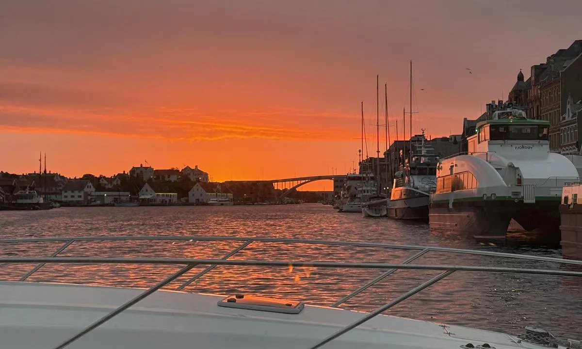 Haugesund - Smedasundet: {"base": "no", "no": "Fint sted \u00e5 stoppe for \u00e5 vente p\u00e5 v\u00e6ret.", "se": "Fint st\u00e4lle att stanna f\u00f6r att inv\u00e4nta v\u00e4der.", "en": "Nice place to stop and wait for the weather.", "da": "Fint sted at stoppe for at vente p\u00e5 vejret.", "fr": "Bel endroit pour faire une halte en attendant le beau temps.", "de": "Sch\u00f6ner Ort zum Anhalten und auf besseres Wetter zu warten.", "es": "Un buen lugar para esperar el tiempo.", "it": "Bel posto per fermarsi in attesa del tempo.", "pt": "Lugar agrad\u00e1vel para parar e esperar pelo tempo.", "nl": "Goede plek om te stoppen en op het weer te wachten.", "pl": "Dobre miejsce, aby zatrzyma\u0107 si\u0119 i poczeka\u0107 na pogod\u0119.", "uk": "\u0413\u0430\u0440\u043d\u0435 \u043c\u0456\u0441\u0446\u0435 \u0434\u043b\u044f \u0437\u0443\u043f\u0438\u043d\u043a\u0438 \u0432 \u043e\u0447\u0456\u043a\u0443\u0432\u0430\u043d\u043d\u0456 \u043f\u043e\u0433\u043e\u0434\u0438.", "ro": "Un loc bun pentru a opri \u0219i a a\u0219tepta vremea.", "tr": "Beklenmesi gereken hava ko\u015fullar\u0131n\u0131 beklemek i\u00e7in g\u00fczel bir yer.", "el": "\u03a9\u03c1\u03b1\u03af\u03bf \u03bc\u03ad\u03c1\u03bf\u03c2 \u03b3\u03b9\u03b1 \u03bd\u03b1 \u03c3\u03c4\u03b1\u03bc\u03b1\u03c4\u03ae\u03c3\u03b5\u03c4\u03b5 \u03ba\u03b1\u03b9 \u03bd\u03b1 \u03c0\u03b5\u03c1\u03b9\u03bc\u03ad\u03bd\u03b5\u03c4\u03b5 \u03c4\u03bf\u03bd \u03ba\u03b1\u03b9\u03c1\u03cc.", "cs": "Kr\u00e1sn\u00e9 m\u00edsto k zastaven\u00ed na \u010dek\u00e1n\u00ed na po\u010das\u00ed.", "hu": "Sz\u00e9p hely meg\u00e1llni \u00e9s v\u00e1rni az id\u0151j\u00e1r\u00e1sra.", "fi": "Hyv\u00e4 paikka pys\u00e4hty\u00e4 odottamaan s\u00e4\u00e4olosuhteita.", "bg": "\u0425\u0443\u0431\u0430\u0432\u043e \u043c\u044f\u0441\u0442\u043e \u0437\u0430 \u0441\u043f\u0438\u0440\u0430\u043d\u0435 \u0438 \u0438\u0437\u0447\u0430\u043a\u0432\u0430\u043d\u0435 \u043d\u0430 \u0432\u0440\u0435\u043c\u0435\u0442\u043e.", "sr": "Lepo mesto za stajanje dok \u010dekate vreme.", "et": "Hea koht ilma ootamiseks peatuda.", "lv": "Laba vieta, kur apst\u0101ties un sagaid\u012bt laikapst\u0101k\u013cus.", "lt": "Puiki vieta sustoti ir laukti oro s\u0105lyg\u0173."}