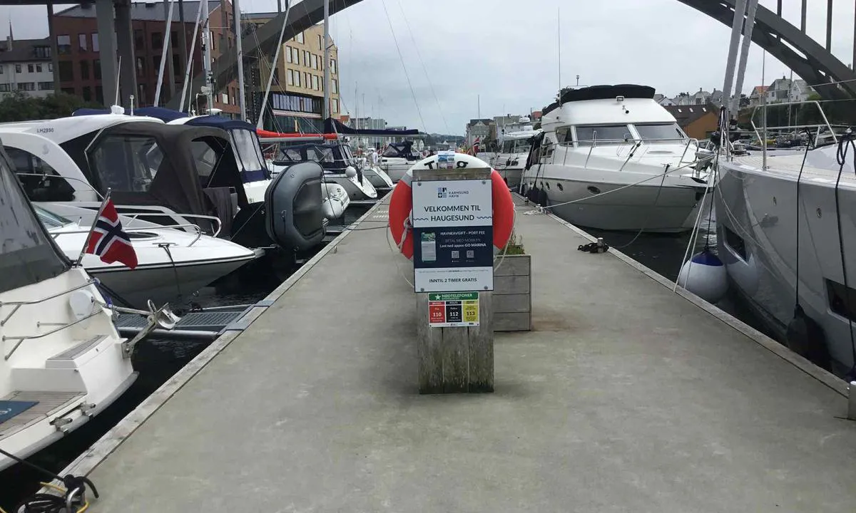 Haugesund - Smedasundet: {"base": "no", "no": "Gjestebrygge", "se": "G\u00e4stbrygga", "en": "Guest Pier", "da": "G\u00e6stebro", "fr": "Quai pour visiteurs", "de": "G\u00e4stepier", "es": "Muelle para visitantes", "it": "Pontile per ospiti", "pt": "Cais para visitantes", "nl": "Gastensteiger", "pl": "Pomost dla go\u015bci", "uk": "\u0413\u043e\u0441\u0442\u044c\u043e\u0432\u0438\u0439 \u043f\u0440\u0438\u0447\u0430\u043b", "ro": "Ponton pentru oaspe\u021bi", "tr": "Misafir \u0130skele", "el": "\u03a0\u03c1\u03bf\u03b2\u03bb\u03ae\u03c4\u03b1 \u03b5\u03c0\u03b9\u03c3\u03ba\u03b5\u03c0\u03c4\u03ce\u03bd", "cs": "Hostuj\u00edc\u00ed molo", "hu": "Vend\u00e9gm\u00f3l\u00f3", "fi": "Vieraslaituri", "bg": "\u0413\u043e\u0441\u0442\u043e\u0432\u043e \u043f\u0440\u0438\u0441\u0442\u0430\u043d\u0438\u0449\u0435", "sr": "\u041f\u0440\u0438\u0441\u0442\u0430\u043d \u0437\u0430 \u0433\u043e\u0441\u0442\u0435", "et": "K\u00fclaliskai", "lv": "Viesu piest\u0101tne", "lt": "Sve\u010dio prieplauka"}