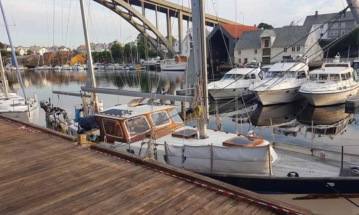 Haugesund - Smedasundet: Gjestehavnen ligger på bysiden av Smedasundet (østsiden) og rett nord for Risøybrua som du ser på bildet.