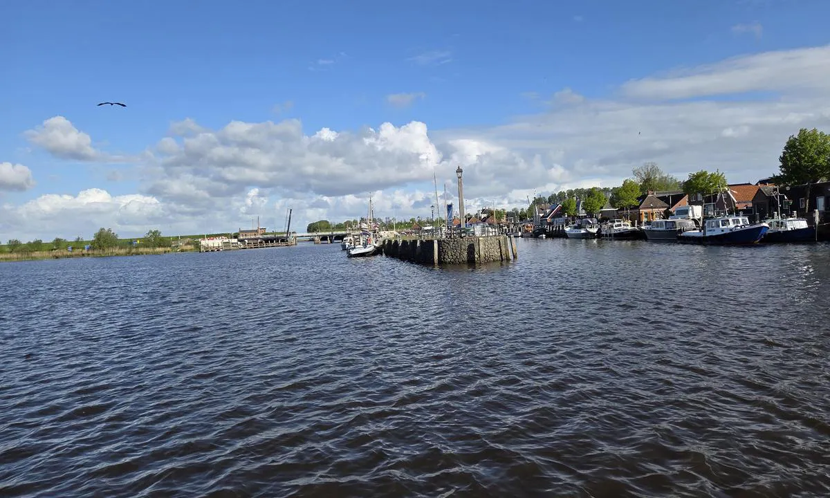 {"base": "no", "no": "Havneinnl\u00f8pet til h\u00f8yre og slusen til venstre", "se": "Hamnens inlopp till h\u00f6ger och slussen till v\u00e4nster", "en": "The harbor entrance to the right and the lock to the left", "da": "Havneindsejlingen til h\u00f8jre og slusen til venstre", "fr": "Entr\u00e9e du port \u00e0 droite et \u00e9cluse \u00e0 gauche", "de": "Die Hafeneinfahrt nach rechts und die Schleuse nach links", "es": "La entrada del puerto a la derecha y la esclusa a la izquierda", "it": "L'ingresso del porto a destra e la chiusa a sinistra", "pt": "A entrada do porto \u00e0 direita e a eclusa \u00e0 esquerda", "nl": "De haveningang naar rechts en de sluis naar links", "pl": "Wej\u015bcie do portu po prawej stronie, a \u015bluza po lewej", "uk": "\u0412\u0445\u0456\u0434 \u0434\u043e \u0433\u0430\u0432\u0430\u043d\u0456 \u043f\u0440\u0430\u0432\u043e\u0440\u0443\u0447, \u0430 \u0448\u043b\u044e\u0437 \u043b\u0456\u0432\u043e\u0440\u0443\u0447", "ro": "Intrarea \u00een port la dreapta \u0219i ecluza la st\u00e2nga", "tr": "Liman giri\u015fi sa\u011fda ve kilit sol tarafta", "el": "\u0397 \u03b5\u03af\u03c3\u03bf\u03b4\u03bf\u03c2 \u03c4\u03bf\u03c5 \u03bb\u03b9\u03bc\u03b1\u03bd\u03b9\u03bf\u03cd \u03b4\u03b5\u03be\u03b9\u03ac \u03ba\u03b1\u03b9 \u03c4\u03bf \u03ba\u03bb\u03b5\u03af\u03c3\u03c4\u03c1\u03bf \u03b1\u03c1\u03b9\u03c3\u03c4\u03b5\u03c1\u03ac", "cs": "Vjezd do p\u0159\u00edstavu vpravo a dok vlevo", "hu": "A kik\u00f6t\u0151 bej\u00e1rata jobbra, a zsilip balra", "fi": "Sataman sis\u00e4\u00e4nk\u00e4ynti oikealle ja sulku vasemmalle", "bg": "\u0412\u0445\u043e\u0434\u044a\u0442 \u043d\u0430 \u043f\u0440\u0438\u0441\u0442\u0430\u043d\u0438\u0449\u0435\u0442\u043e \u0435 \u0432\u0434\u044f\u0441\u043d\u043e, \u0430 \u0448\u043b\u044e\u0437\u044a\u0442 \u0435 \u0432\u043b\u044f\u0432\u043e", "sr": "\u041f\u0440\u0438\u043b\u0430\u0437 \u0443 \u043b\u0443\u043a\u0443 \u0434\u0435\u0441\u043d\u043e \u0438 \u0431\u0440\u043e\u0434\u0441\u043a\u0430 \u043a\u043e\u043c\u043e\u0440\u0430 \u043b\u0435\u0432\u043e", "et": "Sadamasse sisenemine paremal ja l\u00fc\u00fcs vasakul", "lv": "Ostas ieeja pa labi un sl\u016b\u017eas pa kreisi", "lt": "\u012eplaukos \u012f uost\u0105 de\u0161in\u0117je ir \u0161liuzas kair\u0117je"}