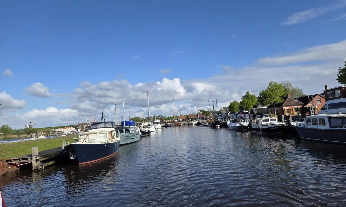 {"base": "no", "no": "Foto innover i havnen med betalings restaurant innerst.", "se": "Foto in\u00e5t i hamnen med betalningsrestaurang l\u00e4ngst in.", "en": "Photo inward in the harbor with a paid restaurant at the innermost part.", "da": "Foto ind i havnen med betalingsrestaurant inderst.", "fr": "Photo vers l'int\u00e9rieur du port avec un restaurant payant au fond.", "de": "Foto in die Hafenanlage hinein mit einem Restaurant am Ende, in dem man bezahlen muss.", "es": "Foto hacia adentro del puerto con un restaurante de pago en el interior.", "it": "Foto verso l'interno del porto con ristorante a pagamento in fondo.", "pt": "Foto olhando para dentro do porto com restaurante pago no final.", "nl": "Foto haven inwaarts met een betalend restaurant aan het einde.", "pl": "Zdj\u0119cie wewn\u0105trz portu z p\u0142atn\u0105 restauracj\u0105 na ko\u0144cu.", "uk": "\u0424\u043e\u0442\u043e \u0432\u0441\u0435\u0440\u0435\u0434\u0438\u043d\u0456 \u0433\u0430\u0432\u0430\u043d\u0456 \u0437 \u043f\u043b\u0430\u0442\u043d\u0438\u043c \u0440\u0435\u0441\u0442\u043e\u0440\u0430\u043d\u043e\u043c \u0432 \u043a\u0456\u043d\u0446\u0456.", "ro": "Fotografie c\u0103tre interiorul portului cu un restaurant cu plat\u0103 \u00een fundal.", "tr": "Liman\u0131n i\u00e7ine do\u011fru \u00e7ekilmi\u015f foto\u011fraf, en i\u00e7te \u00fccretli bir restoran bulunuyor.", "el": "\u03a6\u03c9\u03c4\u03bf\u03b3\u03c1\u03b1\u03c6\u03af\u03b1 \u03c0\u03c1\u03bf\u03c2 \u03c4\u03b7\u03bd \u03b5\u03c3\u03c9\u03c4\u03b5\u03c1\u03b9\u03ba\u03ae \u03c0\u03bb\u03b5\u03c5\u03c1\u03ac \u03c4\u03bf\u03c5 \u03bb\u03b9\u03bc\u03b1\u03bd\u03b9\u03bf\u03cd \u03bc\u03b5 \u03b5\u03c3\u03c4\u03b9\u03b1\u03c4\u03cc\u03c1\u03b9\u03bf \u03b5\u03c0\u03af \u03c0\u03bb\u03b7\u03c1\u03c9\u03bc\u03ae \u03c3\u03c4\u03bf \u03b2\u03ac\u03b8\u03bf\u03c2.", "cs": "Fotografie do vnit\u0159ku p\u0159\u00edstavu s placenou restaurac\u00ed nejd\u00e1le.", "hu": "Fot\u00f3 bel\u00fclr\u0151l a kik\u00f6t\u0151r\u0151l, a legbels\u0151 r\u00e9szen fizet\u0151s \u00e9tteremmel.", "fi": "Valokuva satamaan p\u00e4in maksuravintolan kanssa per\u00e4ll\u00e4.", "bg": "\u0421\u043d\u0438\u043c\u043a\u0430 \u043d\u0430\u0432\u044a\u0442\u0440\u0435 \u0432 \u043f\u0440\u0438\u0441\u0442\u0430\u043d\u0438\u0449\u0435\u0442\u043e \u0441 \u043f\u043b\u0430\u0442\u0435\u043d \u0440\u0435\u0441\u0442\u043e\u0440\u0430\u043d\u0442 \u043d\u0430\u0439-\u0432\u044a\u0442\u0440\u0435.", "sr": "\u0424\u043e\u0442\u043e\u0433\u0440\u0430\u0444\u0438\u0458\u0430 \u0443\u043d\u0443\u0442\u0430\u0440 \u043b\u0443\u043a\u0435 \u0441\u0430 \u0440\u0435\u0441\u0442\u043e\u0440\u0430\u043d\u043e\u043c \u043a\u043e\u0458\u0438 \u043d\u0430\u043f\u043b\u0430\u045b\u0443\u0458\u0435 \u043d\u0430 \u043a\u0440\u0430\u0458\u0443.", "et": "Foto sadama suunas, restoran tasulisena k\u00f5ige sisemisel \u00e4\u00e4rel.", "lv": "Foto uz\u0146emts no ostas iek\u0161puses ar maks\u0101jumu restor\u0101nu iek\u0161pus\u0113.", "lt": "Nuotrauka i\u0161 uosto su mokamu restoranu gilumoje."}