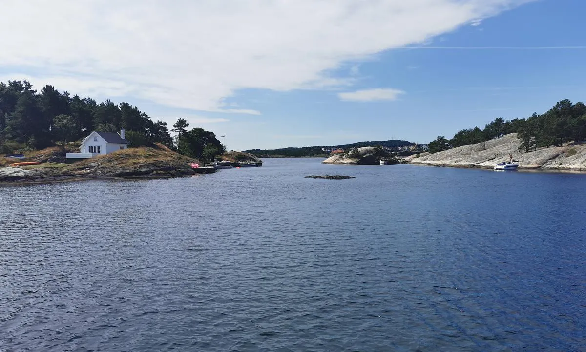 Hestehodet - Bragdøya: Utsikt fra svaiplass 4m mud mot syd