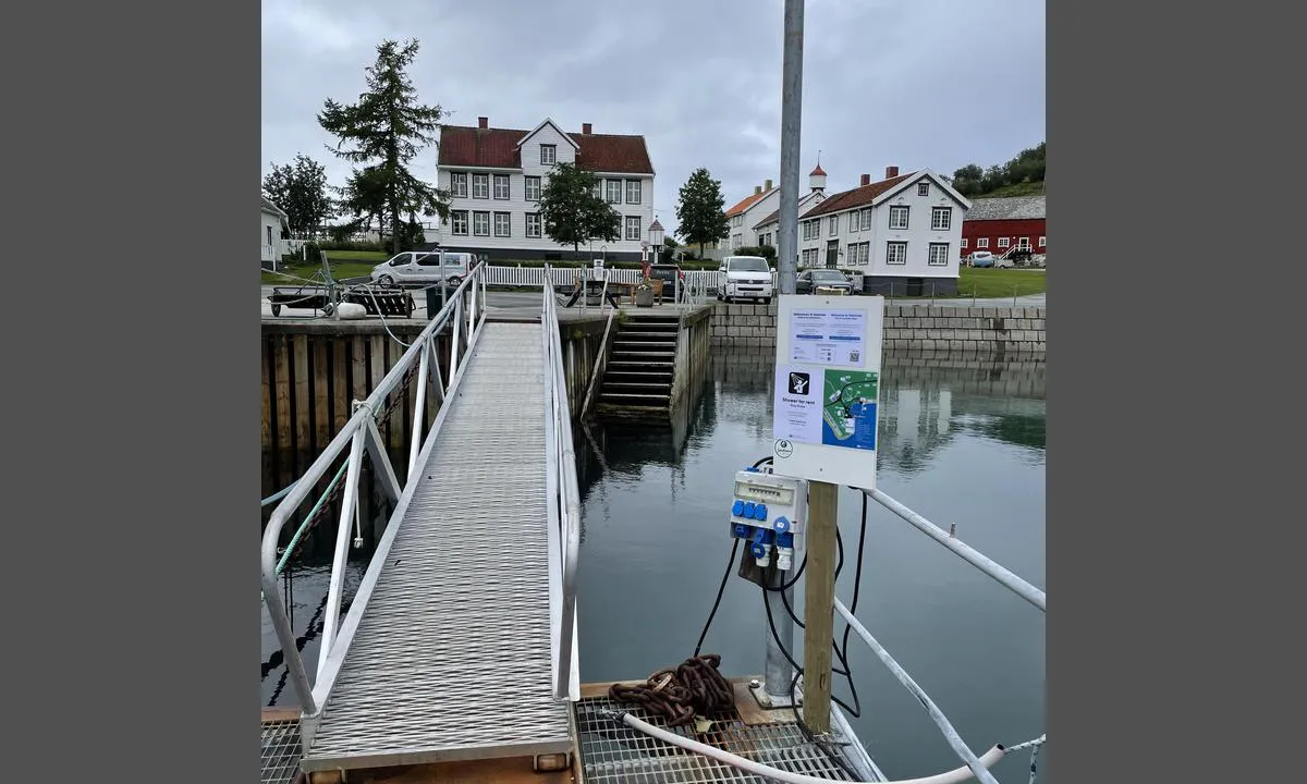 Havnnes: Landgangen fra flytebrygga. Du finner praktisk informasjon på skiltet

Foto: Christian H B Giæver