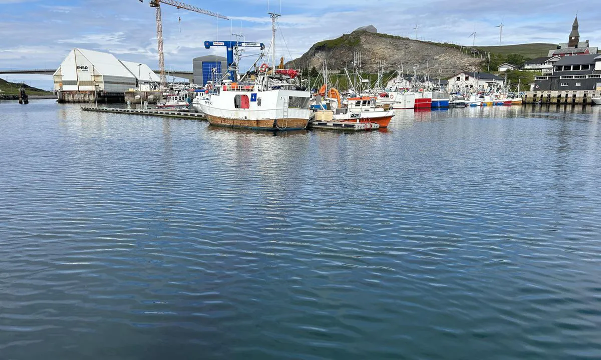 Havøysund: {"base": "no", "no": "Flytebrygga for lokale fiskere. Mulig \u00e5 ligge longside", "se": "Flytbryggan f\u00f6r lokala fiskare. M\u00f6jligt att ligga l\u00e5ngsida", "en": "Floating dock for local fishermen. Possible to lie alongside", "da": "Flydebroen for lokale fiskere. Mulighed for at ligge langskibs", "fr": "Pontons flottants pour les p\u00eacheurs locaux. Possibilit\u00e9 de s'amarrer en longside.", "de": "Schwimmsteg f\u00fcr \u00f6rtliche Fischer. Liegeplatz entlangside m\u00f6glich", "es": "Muelle flotante para pescadores locales. Posible atracar alongside", "it": "Pontile galleggiante per i pescatori locali. Possibile ormeggiare lungo fianco", "pt": "Cais flutuante para pescadores locais. Poss\u00edvel atracar alongside", "nl": "Het drijvende ponton voor lokale vissers. Mogelijkheid om langszij te liggen", "pl": "P\u0142ywaj\u0105cy pomost dla lokalnych rybak\u00f3w. Mo\u017cliwo\u015b\u0107 postoju longside", "uk": "\u041f\u043b\u0430\u0432\u0443\u0447\u0438\u0439 \u043f\u0440\u0438\u0447\u0430\u043b \u0434\u043b\u044f \u043c\u0456\u0441\u0446\u0435\u0432\u0438\u0445 \u0440\u0438\u0431\u0430\u043b\u043e\u043a. \u041c\u043e\u0436\u043b\u0438\u0432\u043e \u0441\u0442\u043e\u044f\u0442\u0438 \u0431\u043e\u0440\u0442\u043e\u043c \u0434\u043e \u043f\u0440\u0438\u0447\u0430\u043b\u0443", "ro": "<p>Prelungirea plutitoare pentru pescari locali. Posibil s\u0103 sta\u021bionezi de-a lungul cheiului</p>", "tr": "Yerel bal\u0131k\u00e7\u0131lar i\u00e7in y\u00fczer iskele. Longside (yana) demirlemek m\u00fcmk\u00fcn", "el": "\u03a0\u03bb\u03c9\u03c4\u03ae \u03b1\u03c0\u03bf\u03b2\u03ac\u03b8\u03c1\u03b1 \u03b3\u03b9\u03b1 \u03c4\u03bf\u03c0\u03b9\u03ba\u03bf\u03cd\u03c2 \u03c8\u03b1\u03c1\u03ac\u03b4\u03b5\u03c2. \u0394\u03c5\u03bd\u03b1\u03c4\u03cc\u03c4\u03b7\u03c4\u03b1 \u03c0\u03c1\u03cc\u03c3\u03b4\u03b5\u03c3\u03b7\u03c2 \u03c0\u03b1\u03c1\u03ac\u03bb\u03bb\u03b7\u03bb\u03b1", "cs": "Plovouc\u00ed molo pro m\u00edstn\u00ed ryb\u00e1\u0159e. Mo\u017enost p\u0159ist\u00e1t pod\u00e9ln\u011b", "hu": "\u00dasz\u00f3 m\u00f3l\u00f3 helyi hal\u00e1szok sz\u00e1m\u00e1ra. Lehet\u0151s\u00e9g oldal\u00e1ra kik\u00f6tni", "fi": "Kelluva laituri paikallisille kalastajille. Mahdollisuus kiinnitty\u00e4 kylkikiinnityksell\u00e4", "bg": "\u041f\u043b\u0430\u0432\u0430\u0449 \u043a\u0435\u0439 \u0437\u0430 \u043c\u0435\u0441\u0442\u043d\u0438 \u0440\u0438\u0431\u0430\u0440\u0438. \u0412\u044a\u0437\u043c\u043e\u0436\u043d\u043e \u0435 \u0434\u0430 \u0441\u0435 \u0448\u0432\u0430\u0440\u0442\u043e\u0432\u0430 \u043e\u0442\u0441\u0442\u0440\u0430\u043d\u0438", "sr": "<p>\u041f\u043b\u0438\u0432\u0430\u0458\u0443\u045b\u0438 \u043c\u043e\u0441\u0442 \u0437\u0430 \u043b\u043e\u043a\u0430\u043b\u043d\u0435 \u0440\u0438\u0431\u0430\u0440\u0435. \u041c\u043e\u0433\u0443\u045b\u043d\u043e\u0441\u0442 \u043f\u0440\u0438\u0441\u0442\u0430\u0458\u0430\u045a\u0430 \u0441\u0430 \u0441\u0442\u0440\u0430\u043d\u0435.</p>", "et": "Kohalike kalurite ujuvsild. V\u00f5imalik k\u00fclgkail peatuda", "lv": "Peldo\u0161ais pontons viet\u0113jiem zvejniekiem. Iesp\u0113jams piek\u013cauties longside", "lt": "Pl\u016bduriuojantis kylis vietiniams \u017evejams. Galima \u0161vartuotis ilg\u0105ja siena"}