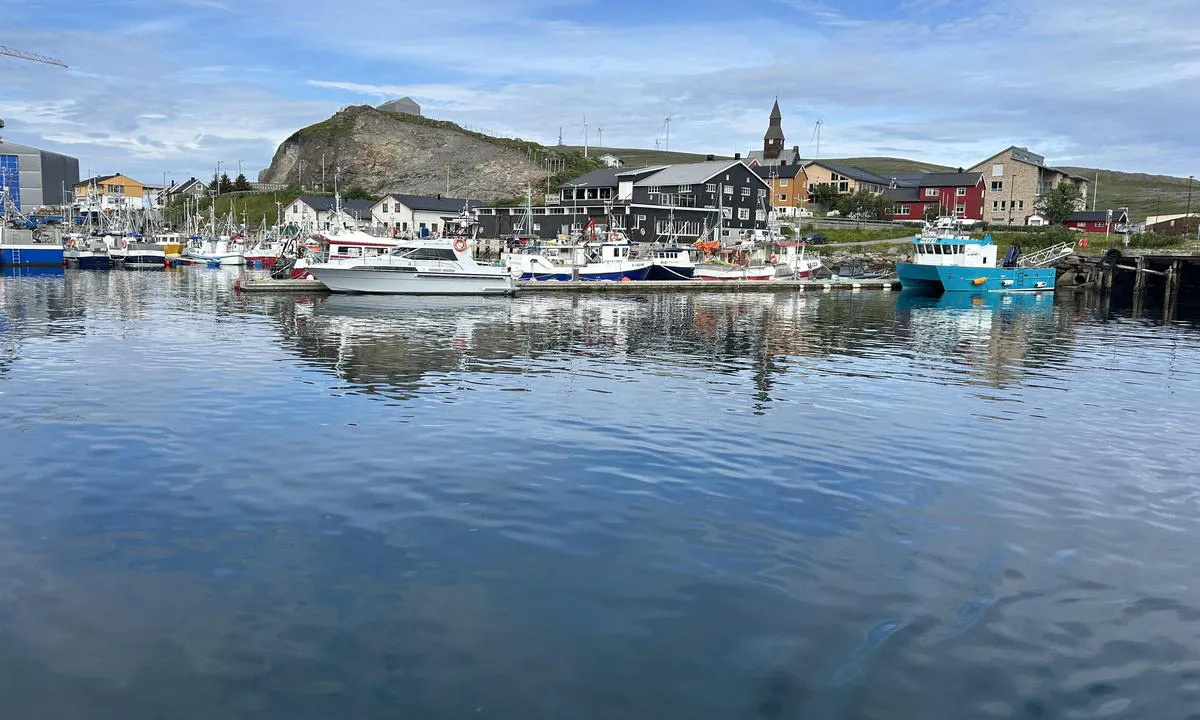 Havøysund: {"base": "no", "no": "Gjestebrygga i sentrum", "se": "G\u00e4stbryggan i centrum", "en": "Guest pier in the center", "da": "G\u00e6stebroen i centrum", "fr": "Le quai des visiteurs au centre", "de": "G\u00e4stepier im Zentrum", "es": "Muelle de invitados en el centro", "it": "Pontile per ospiti nel centro", "pt": "Cais de Visitantes no Centro", "nl": "De gastensteiger in het centrum", "pl": "Pomost go\u015bcinny w centrum", "uk": "\u0413\u043e\u0441\u0442\u044c\u043e\u0432\u0438\u0439 \u043f\u0440\u0438\u0447\u0430\u043b \u0443 \u0446\u0435\u043d\u0442\u0440\u0456", "ro": "Pontonul pentru oaspe\u021bi din centrul ora\u0219ului", "tr": "Merkezdeki konuk iskelesi", "el": "\u0397 \u03c0\u03c1\u03bf\u03b2\u03bb\u03ae\u03c4\u03b1 \u03b3\u03b9\u03b1 \u03b5\u03c0\u03b9\u03c3\u03ba\u03ad\u03c0\u03c4\u03b5\u03c2 \u03c3\u03c4\u03bf \u03ba\u03ad\u03bd\u03c4\u03c1\u03bf", "cs": "Hostuj\u00edc\u00ed molo v centru", "hu": "Vend\u00e9gm\u00f3l\u00f3 a k\u00f6zpontban", "fi": "Vieraslaituri keskustassa", "bg": "\u0413\u043e\u0441\u0442\u0443\u0432\u0430\u0449\u0438\u044f\u0442 \u043a\u0435\u0439 \u0432 \u0446\u0435\u043d\u0442\u044a\u0440\u0430", "sr": "Prihvatni mol u centru", "et": "K\u00fclaliskai kesklinnas", "lv": "Viesu piest\u0101tne centr\u0101", "lt": "Sve\u010di\u0173 krantin\u0117 miesto centre"}