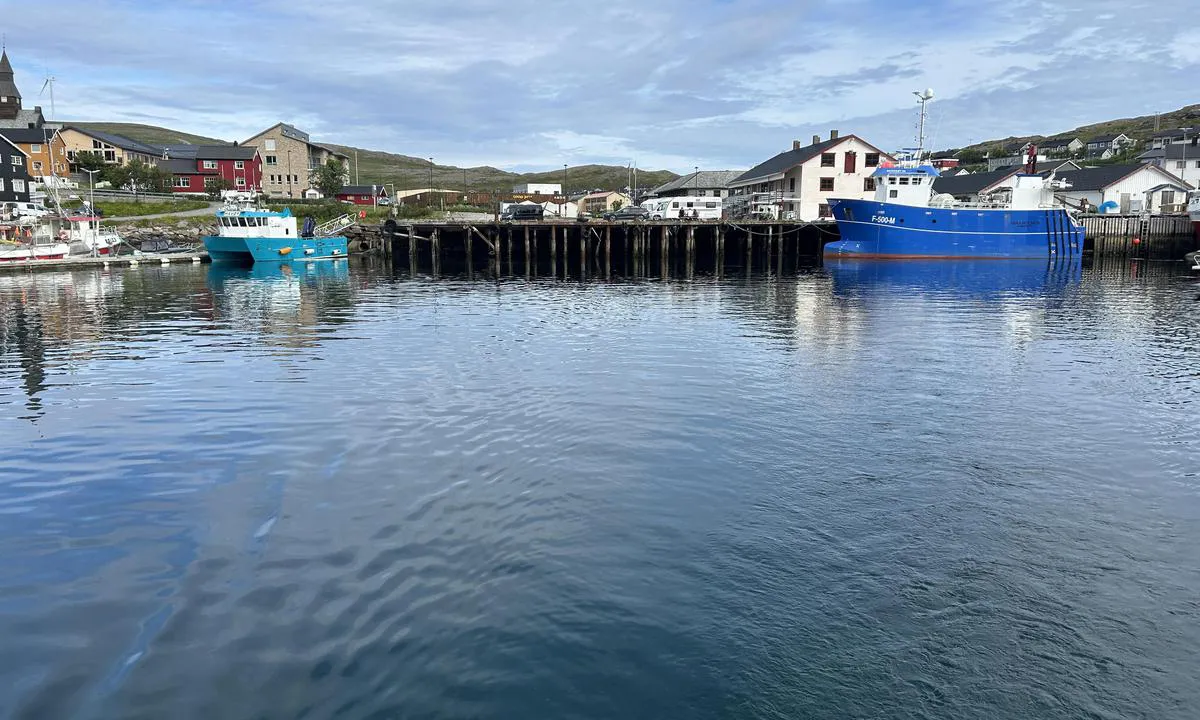 Havøysund: {"base": "no", "no": "Sentrum med oppstillingsplass for bobiler. Gjestebrygge til venstre i bildet", "se": "Centrum med uppst\u00e4llningsplats f\u00f6r husbilar. G\u00e4stbrygga till v\u00e4nster i bilden", "en": "City center with parking space for motorhomes. Guest pier to the left in the picture", "da": "Centrum med opstigningsplads for autocampere. G\u00e6stebro til venstre i billedet", "fr": "Centre avec espace de stationnement pour camping-cars. Quai pour visiteurs \u00e0 gauche sur la photo", "de": "Das Zentrum mit Stellpl\u00e4tzen f\u00fcr Wohnmobile. G\u00e4stesteg links im Bild.", "es": "Centro con \u00e1rea de estacionamiento para autocaravanas. Muelle de invitados a la izquierda en la imagen", "it": "Centro con spazio di sosta per camper. Pontile per ospiti a sinistra nell'immagine", "pt": "Centro com \u00e1rea de estacionamento para autocaravanas. Cais para visitantes \u00e0 esquerda na imagem", "nl": "Centrum met staanplaatsen voor campers. Gastensteiger links op de foto", "pl": "Centrum z miejscem postojowym dla kamper\u00f3w. Pomost dla go\u015bci po lewej stronie na zdj\u0119ciu", "uk": "\u0426\u0435\u043d\u0442\u0440 \u0437 \u043c\u0456\u0441\u0446\u0435\u043c \u0434\u043b\u044f \u043f\u0430\u0440\u043a\u0443\u0432\u0430\u043d\u043d\u044f \u0431\u0443\u0434\u0438\u043d\u043a\u0456\u0432 \u043d\u0430 \u043a\u043e\u043b\u0435\u0441\u0430\u0445. \u0413\u043e\u0441\u0442\u044c\u043e\u0432\u0438\u0439 \u043f\u0440\u0438\u0447\u0430\u043b \u043b\u0456\u0432\u043e\u0440\u0443\u0447 \u043d\u0430 \u0437\u043e\u0431\u0440\u0430\u0436\u0435\u043d\u043d\u0456", "ro": "Centrul ora\u0219ului cu spa\u021biu de parcare pentru autorulote. Ponton pentru oaspe\u021bi \u00een st\u00e2nga imaginii", "tr": "Merkezde karavanlar i\u00e7in park yeri. Resimde sol tarafta misafir iskelesi", "el": "\u039a\u03ad\u03bd\u03c4\u03c1\u03bf \u03bc\u03b5 \u03c7\u03ce\u03c1\u03bf \u03c3\u03c4\u03ac\u03b8\u03bc\u03b5\u03c5\u03c3\u03b7\u03c2 \u03b3\u03b9\u03b1 \u03b1\u03c5\u03c4\u03bf\u03ba\u03b9\u03bd\u03bf\u03cd\u03bc\u03b5\u03bd\u03b1 \u03c4\u03c1\u03bf\u03c7\u03cc\u03c3\u03c0\u03b9\u03c4\u03b1. \u03a0\u03c1\u03bf\u03b2\u03bb\u03ae\u03c4\u03b1 \u03b5\u03c0\u03b9\u03c3\u03ba\u03b5\u03c0\u03c4\u03ce\u03bd \u03b1\u03c1\u03b9\u03c3\u03c4\u03b5\u03c1\u03ac \u03c3\u03c4\u03b7\u03bd \u03b5\u03b9\u03ba\u03cc\u03bd\u03b1", "cs": "Centrum s parkovac\u00edm m\u00edstem pro obytn\u00e9 vozy. Molo pro hosty vlevo na obr\u00e1zku", "hu": "A k\u00f6zpontban lak\u00f3aut\u00f3k sz\u00e1m\u00e1ra kialak\u00edtott parkol\u00f3hely tal\u00e1lhat\u00f3. Vend\u00e9gkik\u00f6t\u0151 a k\u00e9p bal oldal\u00e1n.", "fi": "Keskusta, jossa asuntovaunupaikkoja. Vieraslaituri kuvan vasemmalla puolella", "bg": "\u0426\u0435\u043d\u0442\u044a\u0440 \u0441 \u043f\u0430\u0440\u043a\u0438\u043d\u0433 \u0437\u0430 \u043a\u0435\u043c\u043f\u0435\u0440\u0438. \u0413\u043e\u0441\u0442\u0443\u0432\u0430\u0449\u0438\u044f\u0442 \u043a\u0435\u0439 \u0435 \u043d\u0430 \u043b\u044f\u0432\u043e \u043d\u0430 \u0441\u043d\u0438\u043c\u043a\u0430\u0442\u0430", "sr": "\u0426\u0435\u043d\u0442\u0430\u0440 \u0441\u0430 \u043c\u0435\u0441\u0442\u043e\u043c \u0437\u0430 \u043a\u0430\u043c\u043f\u0435\u0440 \u0432\u043e\u0437\u0438\u043b\u0430. \u041f\u0440\u0438\u0441\u0442\u0430\u043d\u0438\u0448\u0442\u0435 \u0437\u0430 \u0433\u043e\u0441\u0442\u0435 \u043d\u0430 \u043b\u0435\u0432\u043e\u0458 \u0441\u0442\u0440\u0430\u043d\u0438 \u0441\u043b\u0438\u043a\u0435", "et": "Keskus koos matkaautode parkimisplatsiga. K\u00fclaliskai vasakul pildil.", "lv": "Centrs ar st\u0101vvietu t\u016bristu autobusiem. Viesu piest\u0101tne att\u0113la kreisaj\u0101 pus\u0113.", "lt": "Centras su stov\u0117jimo vietomis nameliams ant rat\u0173. Sve\u010di\u0173 prieplauka kair\u0117je nuotraukos pus\u0117je"}