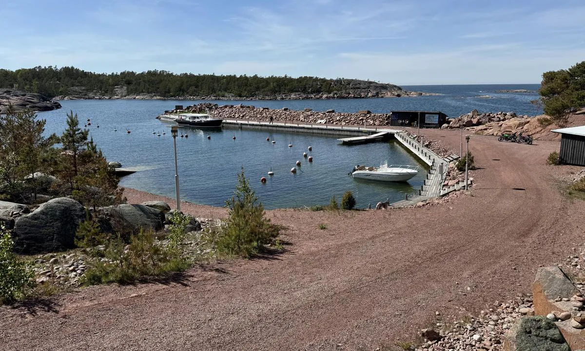 Havsvidden: {"base": "en", "no": "Liten havn i vakre omgivelser ved et resort-hotell.<br />Forsiktighet ved innseiling i havnen: hold deg i kanalen mellom kai (stb) og rev (bb)!!!<br />Innseiling ved h\u00f8ye b\u00f8lger frar\u00e5des.", "se": "Liten hamn i vacker milj\u00f6 vid ett resort-hotell. <br>Varning vid insegling: h\u00e5ll dig i kanalen mellan kajen (stb) och revet (babord)!!!<br>Insegling vid h\u00f6ga v\u00e5gor avr\u00e5des.", "en": "Small harbour in beautiful scenery of a resort hotel.\r\nCaution while sailing into harbour: stay in channel between quai (stb) and reef (port)!!!\r\nEntrance in high seas not advised.", "da": "Lille havn i smukke omgivelser ved et resort hotel.<br />Forsigtighed ved sejlads ind i havnen: hold dig i kanalen mellem kaj (stb) og rev (bagbord)!!!<br />Indsejling i h\u00f8j s\u00f8 frar\u00e5des.", "fr": "Petit port dans le cadre magnifique d'un h\u00f4tel de vill\u00e9giature. <br/> Prudence en entrant dans le port : restez dans le chenal entre le quai (tribord) et le r\u00e9cif (b\u00e2bord) !!! <br/> Entr\u00e9e par gros temps d\u00e9conseill\u00e9e.", "de": "Kleiner Hafen in sch\u00f6ner Landschaft eines Resort-Hotels. <br> Vorsicht beim Einlaufen in den Hafen: Halten Sie sich im Kanal zwischen Kai (Stb) und Riff (Backbord)!!! <br> Einfahrt bei hohem Seegang nicht empfohlen.", "es": "Peque\u00f1o puerto en el hermoso paisaje de un hotel de resort.<br/> Precauci\u00f3n al navegar hacia el puerto: \u00a1mant\u00e9ngase en el canal entre el muelle (estribor) y el arrecife (babor)!!!<br/>Entrada con mar agitada no recomendada.", "it": "Piccolo porto in bellissimo scenario di un hotel turistico.<br />Attenzione durante l'ingresso al porto: rimanere nel canale tra il molo (dritta) e la scogliera (sinistra)!!!<br />Ingresso con mare mosso non consigliato.", "pt": "Pequeno porto em bela paisagem de um resort hotel. <br> Cuidado ao navegar para o porto: mantenha-se no canal entre o cais (BE) e o recife (BB)!!! <br> Entrada em mar aberto n\u00e3o aconselhada.", "nl": "Kleine haven in een prachtige omgeving van een resort hotel.<br>Let op bij het binnenvaren van de haven: blijf in het kanaal tussen de kade (stb) en het rif (bb)!!!<br>Ingang bij hoge zee\u00ebn niet aanbevolen.", "pl": "Ma\u0142y port w pi\u0119knej scenerii hotelu kurortowego.<br />Uwaga podczas wp\u0142yni\u0119cia do portu: trzymaj si\u0119 kana\u0142u pomi\u0119dzy nabrze\u017cem (stb) a raf\u0105 (port)!!!<br />Wchodzenie przy wysokiej fali niezalecane.", "uk": "\u041c\u0430\u043b\u0435\u043d\u044c\u043a\u0430 \u0433\u0430\u0432\u0430\u043d\u044c \u0432 \u043f\u0440\u0435\u043a\u0440\u0430\u0441\u043d\u043e\u043c\u0443 \u043f\u0435\u0439\u0437\u0430\u0436\u0456 \u043a\u0443\u0440\u043e\u0440\u0442\u043d\u043e\u0433\u043e \u0433\u043e\u0442\u0435\u043b\u044e.<br>\u041e\u0431\u0435\u0440\u0435\u0436\u043d\u043e \u043f\u0456\u0434 \u0447\u0430\u0441 \u0437\u0430\u0445\u043e\u0434\u0443 \u0432 \u0433\u0430\u0432\u0430\u043d\u044c: \u0442\u0440\u0438\u043c\u0430\u0439\u0442\u0435\u0441\u044f \u043a\u0430\u043d\u0430\u043b\u0443 \u043c\u0456\u0436 \u043f\u0456\u0440\u0441\u043e\u043c (\u043f\u0440\u0430\u0432\u0438\u0439 \u0431\u043e\u0440\u0442) \u0456 \u0440\u0438\u0444\u043e\u043c (\u043b\u0456\u0432\u0438\u0439 \u0431\u043e\u0440\u0442)!!!<br>\u0412\u0445\u0456\u0434 \u0443 \u0432\u0456\u0434\u043a\u0440\u0438\u0442\u0435 \u043c\u043e\u0440\u0435 \u043d\u0435 \u0440\u0435\u043a\u043e\u043c\u0435\u043d\u0434\u043e\u0432\u0430\u043d\u0438\u0439.", "ro": "Port mic \u00eentr-un peisaj frumos al unui hotel de sta\u021biune.<br>Aten\u021bie la navigarea \u00een port: r\u0103m\u00e2ne\u021bi pe canal \u00eentre cheu (bd) \u0219i recif (bab)!<br>Intrarea pe vreme cu mare agitat\u0103 nu este recomandat\u0103.", "tr": "G\u00fczel bir tatil otelinin manzaras\u0131nda k\u00fc\u00e7\u00fck liman. Limana girerken dikkat: r\u0131ht\u0131m (\u0131skele y\u00f6n\u00fc) ve kayal\u0131k (sancak y\u00f6n\u00fc) aras\u0131ndaki kanalda kal\u0131n!!! Y\u00fcksek denizlerde giri\u015f tavsiye edilmez.", "el": "\u039c\u03b9\u03ba\u03c1\u03cc \u03bb\u03b9\u03bc\u03ac\u03bd\u03b9 \u03bc\u03b5 \u03cc\u03bc\u03bf\u03c1\u03c6\u03bf \u03c4\u03bf\u03c0\u03af\u03bf \u03b5\u03bd\u03cc\u03c2 \u03b8\u03ad\u03c1\u03b5\u03c4\u03c1\u03bf\u03c5 \u03be\u03b5\u03bd\u03bf\u03b4\u03bf\u03c7\u03b5\u03af\u03bf\u03c5.\n\u03a0\u03c1\u03bf\u03c3\u03bf\u03c7\u03ae \u03ba\u03b1\u03c4\u03ac \u03c4\u03b7\u03bd \u03b5\u03af\u03c3\u03bf\u03b4\u03bf \u03c3\u03c4\u03bf \u03bb\u03b9\u03bc\u03ac\u03bd\u03b9: \u03c0\u03b1\u03c1\u03b1\u03bc\u03b5\u03af\u03bd\u03b5\u03c4\u03b5 \u03c3\u03c4\u03bf \u03ba\u03b1\u03bd\u03ac\u03bb\u03b9 \u03bc\u03b5\u03c4\u03b1\u03be\u03cd \u03c4\u03b7\u03c2 \u03b1\u03c0\u03bf\u03b2\u03ac\u03b8\u03c1\u03b1\u03c2 (\u03c3\u03c4\u03b2) \u03ba\u03b1\u03b9 \u03c4\u03bf\u03c5 \u03c5\u03c6\u03ac\u03bb\u03bf\u03c5 (\u03b1\u03c1)!!!\n\u0397 \u03b5\u03af\u03c3\u03bf\u03b4\u03bf\u03c2 \u03c3\u03b5 \u03c5\u03c8\u03b7\u03bb\u03ac \u03ba\u03cd\u03bc\u03b1\u03c4\u03b1 \u03b4\u03b5\u03bd \u03c3\u03c5\u03bd\u03b9\u03c3\u03c4\u03ac\u03c4\u03b1\u03b9.", "cs": "Mal\u00fd p\u0159\u00edstav v kr\u00e1sn\u00e9 scen\u00e9rii letoviska hotelu.<br />Opatrn\u011b p\u0159i vplouv\u00e1n\u00ed do p\u0159\u00edstavu: z\u016fsta\u0148te v kan\u00e1lu mezi molom (pravobok) a \u00fatesem (levobok)!!!<br />Vstup za vysok\u00e9ho mo\u0159e nen\u00ed doporu\u010den.", "hu": "Kis kik\u00f6t\u0151 gy\u00f6ny\u00f6r\u0171 t\u00e1jon, egy \u00fcd\u00fcl\u0151sz\u00e1lloda mellett.<br />\u00d3vatosan vitorl\u00e1zzon be a kik\u00f6t\u0151be: maradjon a m\u00f3l\u00f3 (jobb oldal) \u00e9s a z\u00e1tony (bal oldal) k\u00f6z\u00f6tti csatorn\u00e1ban!!!<br />Nagy hull\u00e1mok eset\u00e9n bej\u00e1rat nem aj\u00e1nlott.", "fi": "Pieni satama lomahotellin kauniissa maisemassa.<br>Caution while sailing into harbour: stay in channel between quai (stb) and reef (port)!!!<br>P\u00e4\u00e4sy kovalla merenk\u00e4ynnill\u00e4 ei suositeltavaa.", "bg": "\u041c\u0430\u043b\u043a\u043e \u043f\u0440\u0438\u0441\u0442\u0430\u043d\u0438\u0449\u0435 \u0432 \u043a\u0440\u0430\u0441\u0438\u0432\u0430 \u043e\u0431\u0441\u0442\u0430\u043d\u043e\u0432\u043a\u0430 \u043d\u0430 \u043a\u0443\u0440\u043e\u0440\u0442\u0435\u043d \u0445\u043e\u0442\u0435\u043b.<br>\u0412\u043d\u0438\u043c\u0430\u043d\u0438\u0435 \u043f\u0440\u0438 \u043d\u0430\u0432\u043b\u0438\u0437\u0430\u043d\u0435 \u0432 \u043f\u0440\u0438\u0441\u0442\u0430\u043d\u0438\u0449\u0435\u0442\u043e: \u043e\u0441\u0442\u0430\u043d\u0435\u0442\u0435 \u0432 \u043a\u0430\u043d\u0430\u043b\u0430 \u043c\u0435\u0436\u0434\u0443 \u043a\u0435\u044f (\u0434\u044f\u0441\u043d\u043e) \u0438 \u0440\u0438\u0444\u0430 (\u043b\u044f\u0432\u043e)!!!<br>\u0412\u0445\u043e\u0434 \u043f\u0440\u0438 \u0431\u0443\u0440\u043d\u043e \u043c\u043e\u0440\u0435 \u043d\u0435 \u0441\u0435 \u043f\u0440\u0435\u043f\u043e\u0440\u044a\u0447\u0432\u0430.", "sr": "Mala luka u prelepom pejza\u017eu hotelskog odmarali\u0161ta.<br>Pa\u017enja prilikom uplovljavanja u luku: ostanite u kanalu izme\u0111u keja (desno) i grebena (levo)!!!<br>Uplovljavanje po visokim talasima nije preporu\u010dljivo.", "et": "V\u00e4ike sadam ilusas kuurordihotelli maastikus.<br />Ettevaatus sisenemisel sadamasse: j\u00e4\u00e4ge kai (s) ja riffi (b) vahelisele kanalile!!!<br />Sisseminek k\u00f5rgete lainetega ei ole soovitatav.", "lv": "Mazs osta skaist\u0101 k\u016brortviesn\u012bcas ainav\u0101.<br>Uzman\u012bba, iebraucot ost\u0101: saglab\u0101jiet kursu starp piest\u0101tni (pa labi) un rifu (pa kreisi)!!!<br>Ieeja augst\u0101 j\u016br\u0101 nav ieteicama.", "lt": "Nedidelis uostas gra\u017eioje kurorto vie\u0161bu\u010dio aplinkoje.\nAtsargiai \u012fplaukiant \u012f uost\u0105: laikykit\u0117s kanalo tarp prieplaukos (de\u0161in\u0117je) ir rifo (kair\u0117je)!!!\n\u012eplaukimas per dideles bangas nerekomenduojamas."}