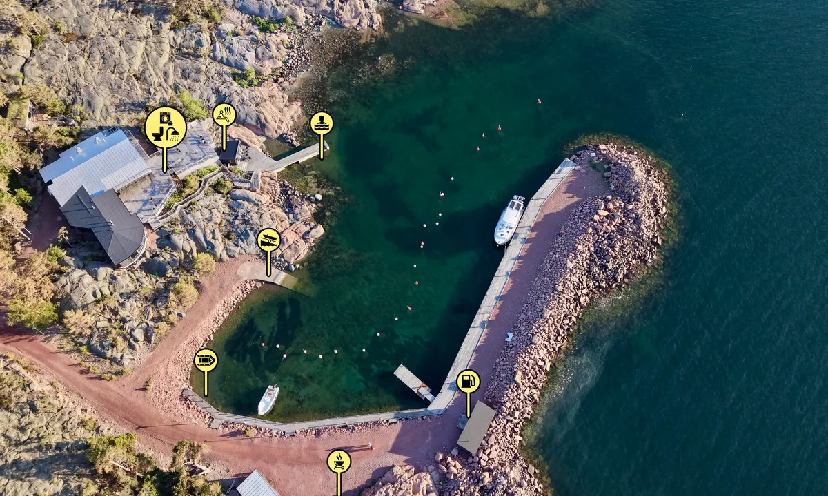 Havsvidden: {"base": "en", "no": "Godt beskyttet, men svell under nordlige vinder", "se": "V\u00e4l skyddad, men svallande vid nordliga vindar", "en": "Well protected, but swelling during northerly winds", "da": "Godt beskyttet, men svulmer under nordlige vinde", "fr": "Bien prot\u00e9g\u00e9, mais gonflement avec les vents du nord", "de": "Gut gesch\u00fctzt, aber bei n\u00f6rdlichen Winden auflaufend", "es": "Bien protegido, pero oleaje durante vientos del norte", "it": "Ben protetto, ma con mareggiata durante i venti da nord", "pt": "Bem protegido, mas ondula\u00e7\u00e3o durante ventos do norte", "nl": "Goed beschermd, maar deining bij noorderwind", "pl": "Dobrze chroniony, ale nasilaj\u0105cy si\u0119 podczas wiatr\u00f3w p\u00f3\u0142nocnych", "uk": "\u0414\u043e\u0431\u0440\u0435 \u0437\u0430\u0445\u0438\u0449\u0435\u043d\u043e, \u0430\u043b\u0435 \u0445\u0432\u0438\u043b\u044e\u0432\u0430\u043d\u043d\u044f \u043f\u0456\u0434 \u0447\u0430\u0441 \u043f\u0456\u0432\u043d\u0456\u0447\u043d\u0438\u0445 \u0432\u0456\u0442\u0440\u0456\u0432", "ro": "Bine protejat, dar cu valuri \u00een timpul v\u00e2nturilor din nord", "tr": "\u0130yi korunan, ancak kuzeyden esen r\u00fczgarlarda \u015fi\u015fme ya\u015fanan", "el": "\u039a\u03b1\u03bb\u03ac \u03c0\u03c1\u03bf\u03c3\u03c4\u03b1\u03c4\u03b5\u03c5\u03bc\u03ad\u03bd\u03bf, \u03b1\u03bb\u03bb\u03ac \u03bc\u03b5 \u03ba\u03c5\u03bc\u03b1\u03c4\u03b9\u03c3\u03bc\u03cc \u03ba\u03b1\u03c4\u03ac \u03c4\u03b7 \u03b4\u03b9\u03ac\u03c1\u03ba\u03b5\u03b9\u03b1 \u03b2\u03cc\u03c1\u03b5\u03b9\u03c9\u03bd \u03b1\u03bd\u03ad\u03bc\u03c9\u03bd", "cs": "Dob\u0159e chr\u00e1n\u011bn\u00fd, ale p\u0159i severn\u00edch v\u011btrech se vln\u00ed", "hu": "J\u00f3l v\u00e9dett, de \u00e9szaki szelek idej\u00e9n hull\u00e1mzik", "fi": "Hyvin suojattu, mutta pohjoistuulilla on maininkia", "bg": "\u0414\u043e\u0431\u0440\u0435 \u0437\u0430\u0449\u0438\u0442\u0435\u043d\u043e, \u043d\u043e \u0441\u0435 \u0432\u044a\u043b\u043d\u0443\u0432\u0430 \u043f\u0440\u0438 \u0441\u0435\u0432\u0435\u0440\u043d\u0438 \u0432\u0435\u0442\u0440\u043e\u0432\u0435", "sr": "\u0414\u043e\u0431\u0440\u043e \u0437\u0430\u0448\u0442\u0438\u045b\u0435\u043d\u043e, \u0430\u043b\u0438 \u0434\u043e\u043b\u0430\u0437\u0438 \u0434\u043e \u043f\u043e\u0432\u0435\u045b\u0430\u045a\u0430 \u0442\u0430\u043b\u0430\u0441\u0430 \u0442\u043e\u043a\u043e\u043c \u0441\u0435\u0432\u0435\u0440\u043d\u0438\u0445 \u0432\u0435\u0442\u0440\u043e\u0432\u0430", "et": "H\u00e4sti kaitstud, kuid p\u00f5hjatuulte ajal lainetav", "lv": "Labi aizsarg\u0101ts, bet pie zieme\u013cu v\u0113jiem veidojas \u0161\u013cakatas", "lt": "Gerai apsaugotas, bet kilo bangavimas pu\u010diant \u0161iaur\u0117s v\u0117jams"}