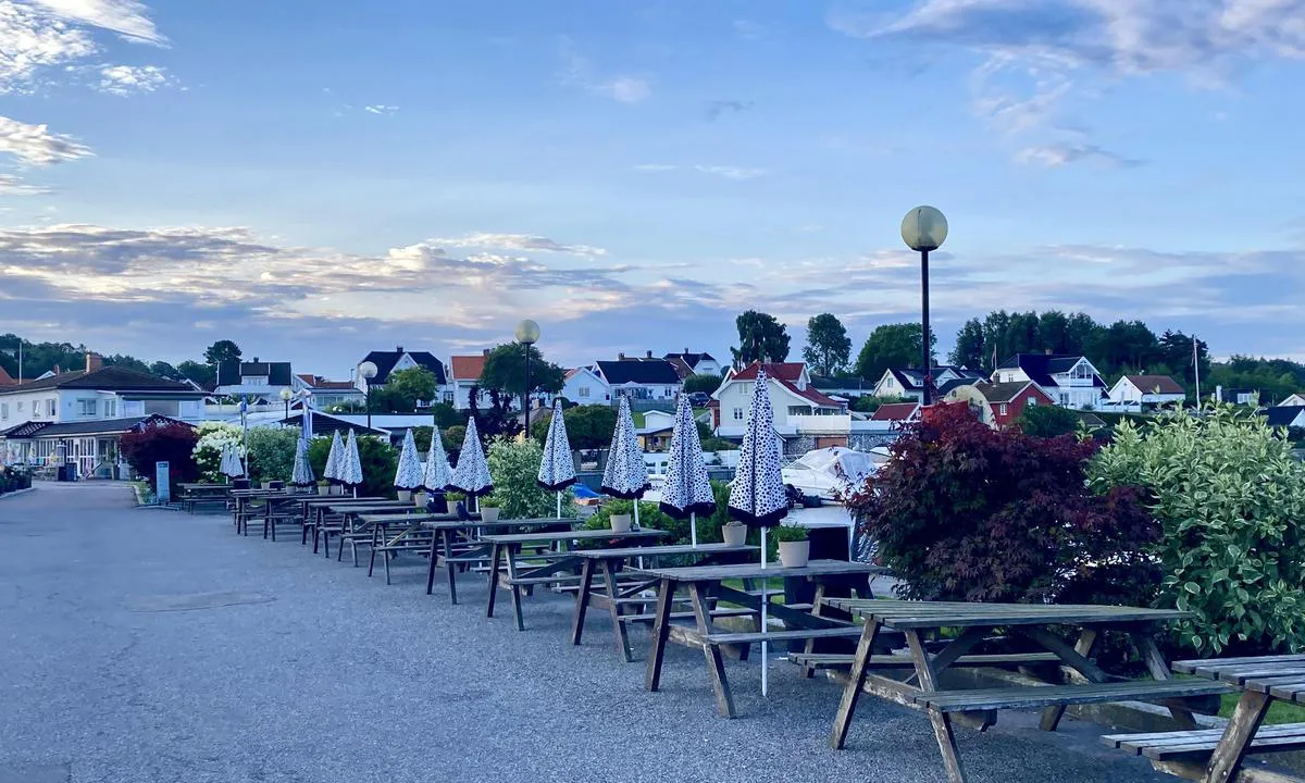 Helgeroa Båthavn: {"base": "no", "no": "Fint \u00e5 sitte ute. Bilde fra august 2024", "se": "Fint att sitta ute. Bild fr\u00e5n augusti 2024", "en": "Nice to sit outside. Picture from August 2024", "da": "Dejligt at sidde udenfor. Billede fra august 2024", "fr": "Agr\u00e9able de s'asseoir dehors. Photo d'ao\u00fbt 2024", "de": "Sch\u00f6n drau\u00dfen zu sitzen. Bild vom August 2024", "es": "Bonito para estar afuera. Imagen de agosto de 2024", "it": "Bello sedersi fuori. Foto di agosto 2024", "pt": "Bom para sentar fora. Foto de agosto de 2024", "nl": "Mooi om buiten te zitten. Foto van augustus 2024", "pl": "Przyjemnie jest siedzie\u0107 na zewn\u0105trz. Zdj\u0119cie z sierpnia 2024", "uk": "\u0413\u0430\u0440\u043d\u043e \u0441\u0438\u0434\u0456\u0442\u0438 \u043d\u0430 \u0432\u0443\u043b\u0438\u0446\u0456. \u0424\u043e\u0442\u043e \u0437 \u0441\u0435\u0440\u043f\u043d\u044f 2024 \u0440\u043e\u043a\u0443", "ro": "E pl\u0103cut s\u0103 stai afar\u0103. Imagine din august 2024", "tr": "D\u0131\u015far\u0131da oturmak g\u00fczel. A\u011fustos 2024'ten bir resim", "el": "\u03a9\u03c1\u03b1\u03af\u03bf \u03bd\u03b1 \u03ba\u03b1\u03b8\u03af\u03c3\u03b5\u03b9\u03c2 \u03ad\u03be\u03c9. \u03a6\u03c9\u03c4\u03bf\u03b3\u03c1\u03b1\u03c6\u03af\u03b1 \u03b1\u03c0\u03cc \u03c4\u03bf\u03bd \u0391\u03cd\u03b3\u03bf\u03c5\u03c3\u03c4\u03bf \u03c4\u03bf\u03c5 2024", "cs": "P\u011bkn\u00e9 na sezen\u00ed venku. Fotografie ze srpna 2024", "hu": "J\u00f3 kint \u00fclni. K\u00e9p 2024 augusztus\u00e1b\u00f3l", "fi": "Mukava istua ulkona. Kuva elokuulta 2024", "bg": "\u0425\u0443\u0431\u0430\u0432\u043e \u0435 \u0434\u0430 \u0441\u0435\u0434\u0438\u0448 \u043d\u0430\u0432\u044a\u043d. \u0421\u043d\u0438\u043c\u043a\u0430 \u043e\u0442 \u0430\u0432\u0433\u0443\u0441\u0442 2024", "sr": "\u041b\u0435\u043f\u043e \u0458\u0435 \u0441\u0435\u0434\u0435\u0442\u0438 \u043d\u0430\u043f\u043e\u0459\u0443. \u0421\u043b\u0438\u043a\u0430 \u0438\u0437 \u0430\u0432\u0433\u0443\u0441\u0442\u0430 2024", "et": "M\u00f5nus v\u00e4ljas istuda. Pilt augustist 2024", "lv": "Pat\u012bkami s\u0113d\u0113t \u0101r\u0101. Att\u0113ls no 2024. gada augusta", "lt": "Malonu s\u0117d\u0117ti lauke. Nuotrauka i\u0161 2024 m. rugpj\u016b\u010dio"}