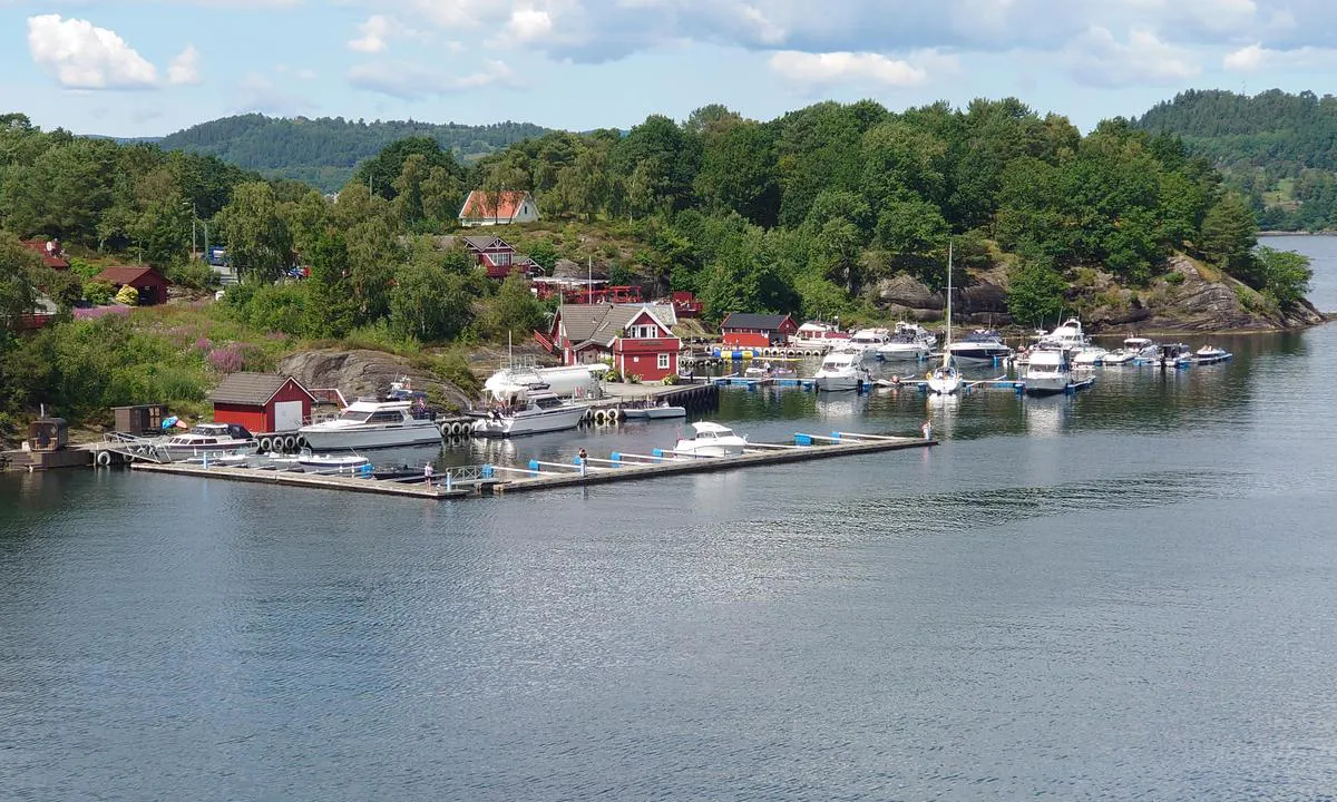 Helgøysund Marina: {"base": "no", "no": "Hamna sett fr\u00e5 brua over Helg\u00f8ysundet", "se": "Hamnen sedd fr\u00e5n bron \u00f6ver Helg\u00f8ysundet", "en": "The harbor seen from the bridge over Helg\u00f8ysundet", "da": "Havnen set fra broen over Helg\u00f8sundet", "fr": "Le port vu du pont au-dessus de Helg\u00f8ysundet", "de": "Der Hafen gesehen von der Br\u00fccke \u00fcber die Helg\u00f8y-Stra\u00dfe", "es": "El puerto visto desde el puente sobre el estrecho de Helg\u00f8y", "it": "Il porto visto dal ponte sopra Helg\u00f8ysundet", "pt": "O porto visto da ponte sobre Helg\u00f8ysundet", "nl": "De haven gezien vanaf de brug over de Helg\u00f8ysund", "pl": "Przysta\u0144 widziana z mostu nad Helg\u00f8ysundet", "uk": "\u0413\u0430\u0432\u0430\u043d\u044c, \u0432\u0438\u0434 \u0437 \u043c\u043e\u0441\u0442\u0430 \u043d\u0430\u0434 \u043f\u0440\u043e\u043b\u0438\u0432\u043e\u043c \u0425\u0435\u043b\u0433\u0435\u0439\u043e\u0441\u0443\u043d\u0434\u0435\u0442", "ro": "Portul v\u0103zut de pe podul peste Helg\u00f8ysundet", "tr": "K\u00f6pr\u00fcden Helg\u00f8ysundet \u00fczerinden g\u00f6r\u00fclen liman", "el": "\u03a4\u03bf \u03bb\u03b9\u03bc\u03ac\u03bd\u03b9 \u03cc\u03c0\u03c9\u03c2 \u03c6\u03b1\u03af\u03bd\u03b5\u03c4\u03b1\u03b9 \u03b1\u03c0\u03cc \u03c4\u03b7 \u03b3\u03ad\u03c6\u03c5\u03c1\u03b1 \u03c0\u03ac\u03bd\u03c9 \u03b1\u03c0\u03cc \u03c4\u03bf Helg\u00f8ysundet", "cs": "P\u0159\u00edstav pohled od mostu p\u0159es Helg\u00f8ysundet", "hu": "Kik\u00f6t\u0151 l\u00e1that\u00f3 a Helg\u00f8ysundet felett \u00e1t\u00edvel\u0151 h\u00eddr\u00f3l", "fi": "Satama n\u00e4htyn\u00e4 Helg\u00f8ysundetin sillalta", "bg": "\u041f\u0440\u0438\u0441\u0442\u0430\u043d\u0438\u0449\u0435\u0442\u043e, \u0433\u043b\u0435\u0434\u0430\u043d\u043e \u043e\u0442 \u043c\u043e\u0441\u0442\u0430 \u043d\u0430\u0434 Helg\u00f8ysundet", "sr": "\u041f\u0440\u0438\u0441\u0442\u0430\u043d\u0438\u0448\u0442\u0435 \u0433\u043b\u0435\u0434\u0430\u043d\u043e \u0441\u0430 \u043c\u043e\u0441\u0442\u0430 \u043f\u0440\u0435\u043a\u043e \u0425\u0435\u043b\u0433\u0435\u0458\u0441\u0443\u043d\u0434\u0435\u0442", "et": "Vaade sadamale Helg\u00f8ysundeti sillalt", "lv": "Osta skat\u012bta no tilta p\u0101r Helg\u00f8ysundet", "lt": "Uostas matomas nuo Helg\u00f8ysundet tilto"}