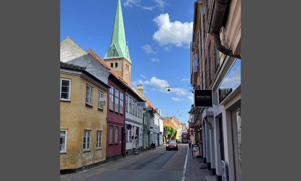 Helsingør Nordhavn: Koselig sentrum med gamle bygninger og mange koselige restauranter.