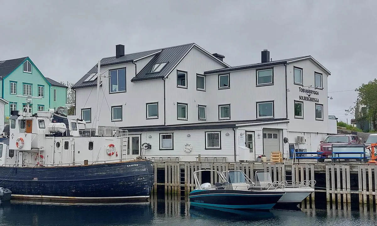 Henningsvær: {"base": "en", "no": "Hotell ved siden av flytende ponton hvor dusj (40 NOK inkl. h\u00e5ndkle) og badstue kan brukes", "se": "Hotell bredvid flytande ponton d\u00e4r dusch (40 Nkr inklusive handduk) och bastu kan anv\u00e4ndas", "en": "Hotel beside floating ponton where shower (40 Nkr incl. towel) and sauna kann be used", "da": "Hotel ved siden af flydeponton, hvor bruser (40 NOK inkl. h\u00e5ndkl\u00e6de) og sauna kan benyttes", "fr": "H\u00f4tel \u00e0 c\u00f4t\u00e9 d'un ponton flottant o\u00f9 une douche (40 Nkr serviette incluse) et un sauna peuvent \u00eatre utilis\u00e9s", "de": "Hotel neben schwimmendem Ponton, wo Dusche (40 Nkr inkl. Handtuch) und Sauna benutzt werden k\u00f6nnen", "es": "Hotel junto a un pont\u00f3n flotante donde se pueden usar la ducha (40 Nkr incluye toalla) y la sauna.", "it": "Hotel accanto al pontile galleggiante dove si possono usare doccia (40 Nkr incl. asciugamano) e sauna", "pt": "Hotel ao lado do pont\u00e3o flutuante, onde chuveiro (40 NOK inclui toalha) e sauna podem ser utilizados", "nl": "Hotel naast drijvende ponton waar douche (40 Nkr incl. handdoek) en sauna kunnen worden gebruikt", "pl": "Hotel obok p\u0142ywaj\u0105cego pomostu, gdzie mo\u017cna skorzysta\u0107 z prysznica (40 Nkr w tym r\u0119cznik) i sauny", "uk": "\u0413\u043e\u0442\u0435\u043b\u044c \u0431\u0456\u043b\u044f \u043f\u043b\u0430\u0432\u0443\u0447\u043e\u0433\u043e \u043f\u043e\u043d\u0442\u043e\u043d\u0443, \u0434\u0435 \u043c\u043e\u0436\u043d\u0430 \u0441\u043a\u043e\u0440\u0438\u0441\u0442\u0430\u0442\u0438\u0441\u044f \u0434\u0443\u0448\u0435\u043c (40 \u043a\u0440\u043e\u043d, \u0432\u043a\u043b\u044e\u0447\u043d\u043e \u0437 \u0440\u0443\u0448\u043d\u0438\u043a\u043e\u043c) \u0456 \u0441\u0430\u0443\u043d\u043e\u044e", "ro": "Hotel l\u00e2ng\u0103 ponton plutitor unde pot fi folosite du\u0219ul (40 Nkr incl. prosop) \u0219i sauna", "tr": "Y\u00fczer pontonun yan\u0131nda otel, burada du\u015f (havlu dahil 40 Nkr) ve sauna kullan\u0131labilir", "el": "\u039e\u03b5\u03bd\u03bf\u03b4\u03bf\u03c7\u03b5\u03af\u03bf \u03b4\u03af\u03c0\u03bb\u03b1 \u03c3\u03c4\u03bf\u03bd \u03c0\u03bb\u03c9\u03c4\u03cc \u03c0\u03c1\u03bf\u03b2\u03bb\u03ae\u03c4\u03b1 \u03cc\u03c0\u03bf\u03c5 \u03c4\u03bf \u03bd\u03c4\u03bf\u03c5\u03c2 (40 Nkr \u03c3\u03c5\u03bc\u03c0\u03b5\u03c1. \u03c0\u03b5\u03c4\u03c3\u03ad\u03c4\u03b1) \u03ba\u03b1\u03b9 \u03b7 \u03c3\u03ac\u03bf\u03c5\u03bd\u03b1 \u03bc\u03c0\u03bf\u03c1\u03bf\u03cd\u03bd \u03bd\u03b1 \u03c7\u03c1\u03b7\u03c3\u03b9\u03bc\u03bf\u03c0\u03bf\u03b9\u03b7\u03b8\u03bf\u03cd\u03bd", "cs": "Hotel vedle plovouc\u00edho pontonu, kde lze pou\u017e\u00edt sprchu (40 Nkr v\u010detn\u011b ru\u010dn\u00edku) a saunu", "hu": "Hotel az \u00fasz\u00f3 ponton mellett, ahol zuhanyz\u00f3 (40 Nkr, bele\u00e9rtve a t\u00f6r\u00f6lk\u00f6z\u0151t) \u00e9s szauna haszn\u00e1lhat\u00f3", "fi": "Hotelli kelluvan ponttonin vieress\u00e4, miss\u00e4 suihku (40 Nkr sis. pyyhkeen) ja sauna voidaan k\u00e4ytt\u00e4\u00e4", "bg": "\u0425\u043e\u0442\u0435\u043b \u0434\u043e \u043f\u043b\u0430\u0432\u0430\u0449 \u043f\u043e\u043d\u0442\u043e\u043d, \u043a\u044a\u0434\u0435\u0442\u043e \u043c\u043e\u0433\u0430\u0442 \u0434\u0430 \u0441\u0435 \u0438\u0437\u043f\u043e\u043b\u0437\u0432\u0430\u0442 \u0434\u0443\u0448 (40 Nkr, \u0432\u043a\u043b. \u043a\u044a\u0440\u043f\u0430) \u0438 \u0441\u0430\u0443\u043d\u0430", "sr": "Hotel pored plutaju\u0107eg pontona gde se mogu koristiti tu\u0161 (40 Nkr uklju\u010duje pe\u0161kir) i sauna", "et": "Hotell ujuvkaie k\u00f5rval, kus saab kasutada du\u0161\u0161i (40 Nkr, sisaldab r\u00e4tikut) ja sauna", "lv": "Viesn\u012bca blakus peldo\u0161ajam pontonam, kur var izmantot du\u0161u (40 Nkr, ieskaitot dvieli) un saunu", "lt": "Vie\u0161butis \u0161alia pl\u016bduriuojan\u010dios pontono, kur galima naudotis du\u0161u (40 NOK, \u012fskaitant rank\u0161luost\u012f) ir sauna"}