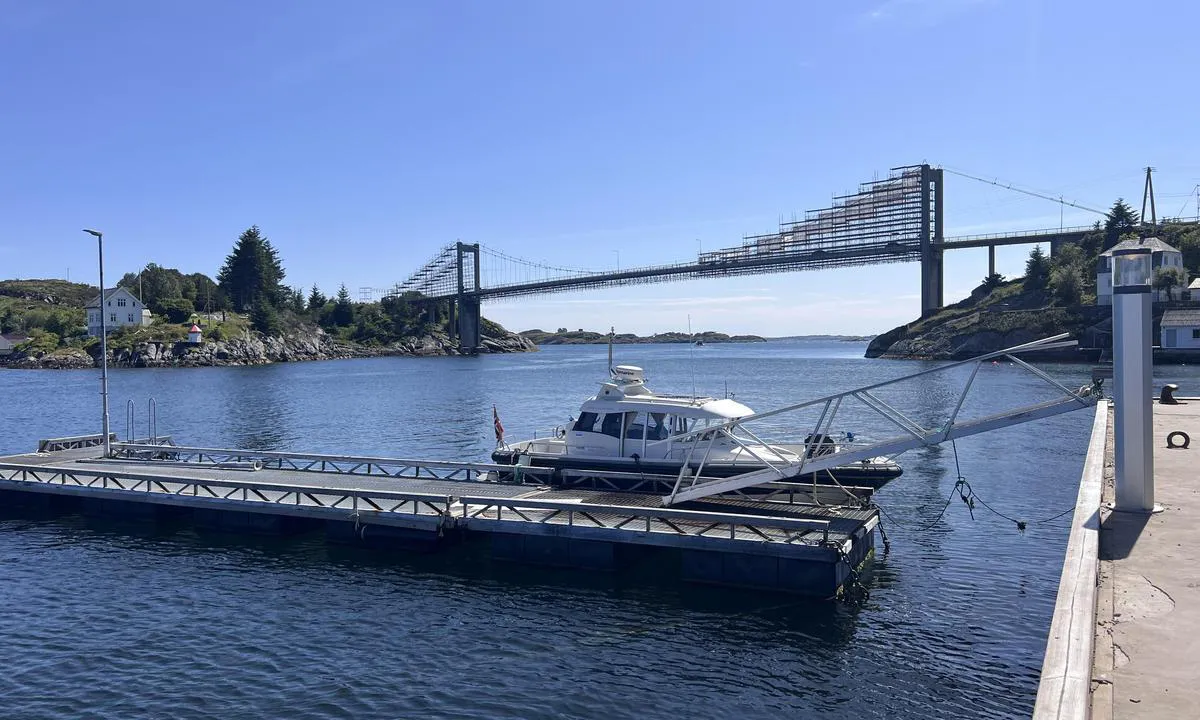 Herdla Landhandel - Herdlesund: {"base": "no", "no": "Ytterste flytebryggen", "se": "Yttersta flytbryggan", "en": "The outermost floating jetty", "da": "Yderste flydebro", "fr": "Le ponton flottant ext\u00e9rieur", "de": "\u00c4u\u00dferste Schwimmsteganlage", "es": "El muelle flotante m\u00e1s exterior", "it": "Il pontile galleggiante pi\u00f9 esterno", "pt": "O cais flutuante mais externo", "nl": "De buitenste drijvende steiger", "pl": "Najdalszy p\u0142ywaj\u0105cy pomost", "uk": "\u041d\u0430\u0439\u0432\u0456\u0434\u0434\u0430\u043b\u0435\u043d\u0456\u0448\u0438\u0439 \u043f\u043b\u0430\u0432\u0443\u0447\u0438\u0439 \u043f\u0440\u0438\u0447\u0430\u043b", "ro": "Pontona plutitoare exterioar\u0103", "tr": "En d\u0131\u015ftaki y\u00fczer iskele", "el": "\u0391\u03c0\u03bf\u03b2\u03ac\u03b8\u03c1\u03b1 \u03c3\u03c4\u03b7 \u03b8\u03ac\u03bb\u03b1\u03c3\u03c3\u03b1", "cs": "Vn\u011bj\u0161\u00ed plovouc\u00ed molo", "hu": "Legk\u00fcls\u0151 \u00fasz\u00f3ponton", "fi": "Ulommainen kelluva laituri", "bg": "\u0412\u044a\u043d\u0448\u043d\u043e\u0442\u043e \u043f\u043b\u0430\u0432\u0430\u0449\u043e \u043f\u0440\u0438\u0441\u0442\u0430\u043d\u0438\u0449\u0435", "sr": "Spoljni plutaju\u0107i mol", "et": "V\u00e4limine ujuvkai", "lv": "\u0100r\u0113jais peldo\u0161ais piest\u0101tne", "lt": "I\u0161orin\u0117 pl\u016bduriuojanti prieplauka"}