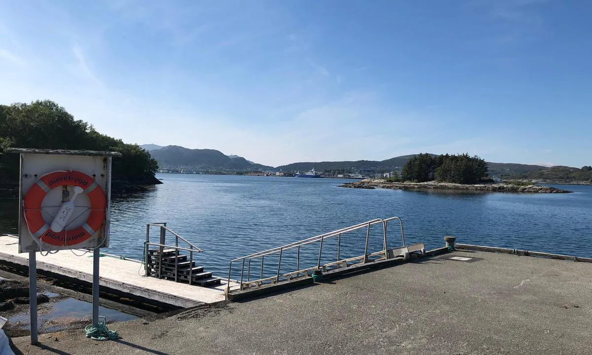 Herøy gard: Kai og flytebrygge på nordsida kan nyttast fritt. Stegleholmen med Mjølstadneset på Bergsøya i bakgrunnen.