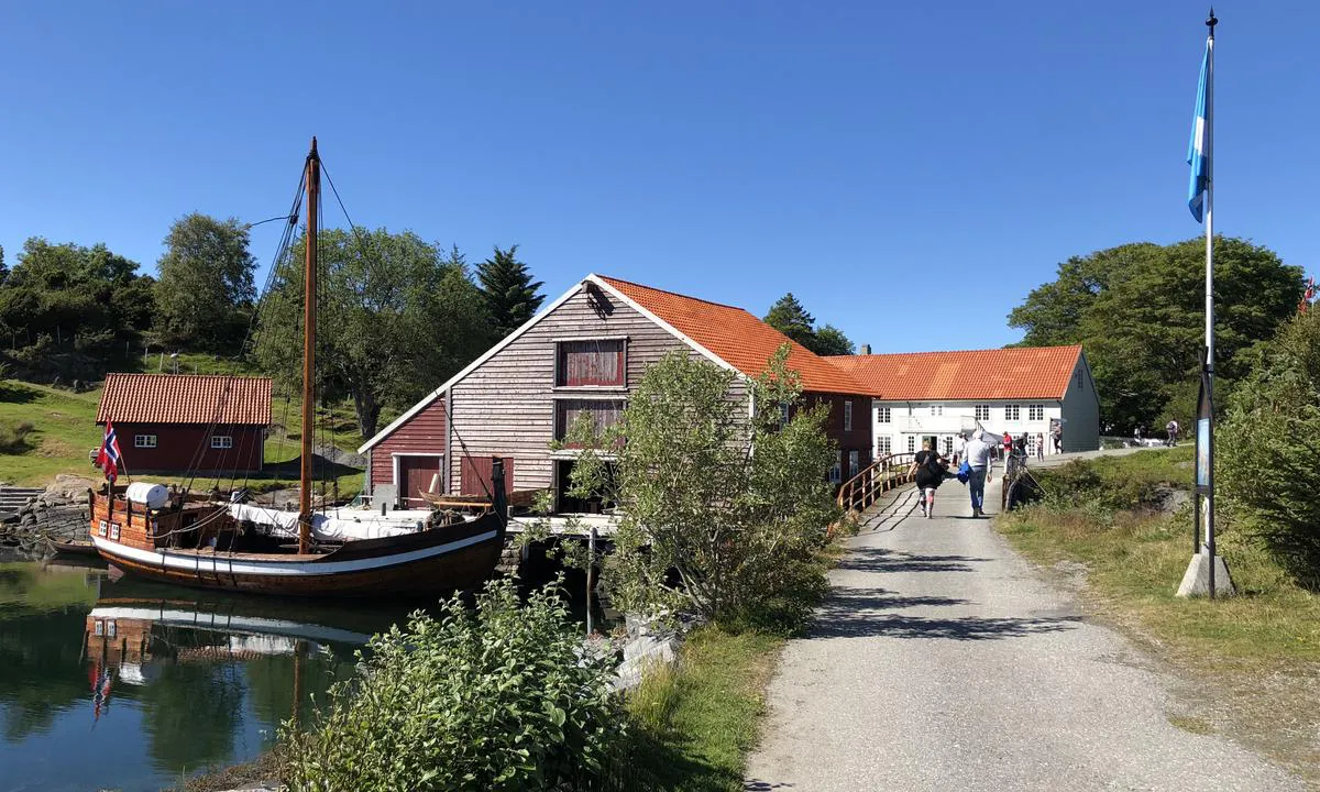 Herøy kystmuseum med Sunnmørsjekta Anna Olava ligg i umiddelbar nærleik til Herøysundet. På motsatt side/nordsida av øya er det kai og ei enkel flytebrygge.