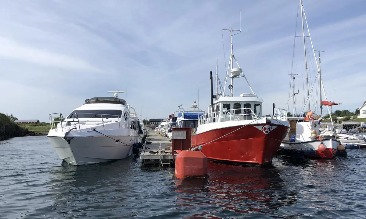 Det er longside fortøying til flytebrygger hos Herøysundet Marina.