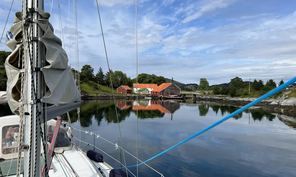 Herøysundet: På svai utanfor Herøy kystmuseum.