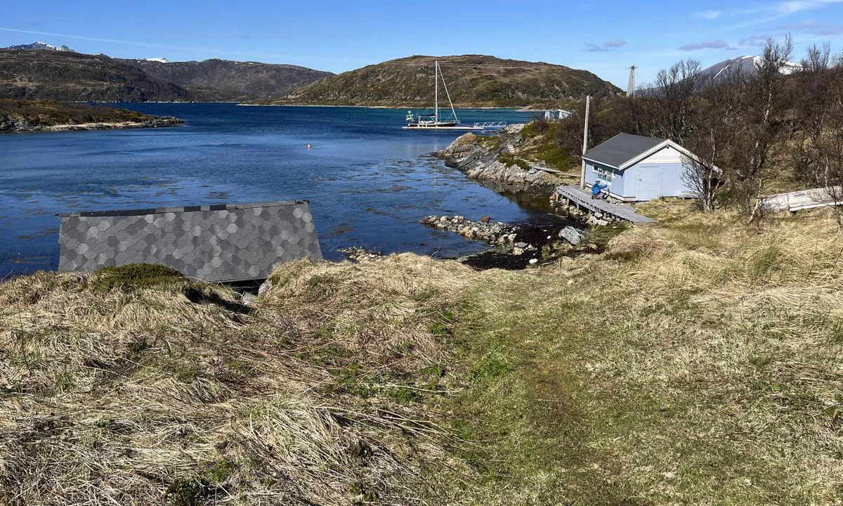 Hersøya: {"base": "en", "no": "S\u00e5 fint sted \u00e5 stoppe med en veldig god flytebrygge.", "se": "S\u00e5 trevligt st\u00e4lle att stanna p\u00e5 med en mycket bra ponton.", "en": "So nice place to stop with a very good pontoon.", "da": "S\u00e5 dejligt sted at stoppe med en meget god ponton.", "fr": "Endroit tr\u00e8s agr\u00e9able pour s'arr\u00eater avec un tr\u00e8s bon ponton.", "de": "Ein sehr sch\u00f6ner Ort zum Anhalten mit einem sehr guten Ponton.", "es": "Un lugar muy agradable para detenerse con un muy buen pont\u00f3n.", "it": "Un posto molto bello dove fermarsi con un pontile molto buono.", "pt": "Um lugar muito agrad\u00e1vel para parar com um pont\u00e3o muito bom.", "nl": "Een zeer fijne plek om te stoppen met een zeer goede steiger.", "pl": "Bardzo mi\u0142e miejsce do zatrzymania si\u0119 z bardzo dobr\u0105 pontonem.", "uk": "\u0414\u0443\u0436\u0435 \u0433\u0430\u0440\u043d\u0435 \u043c\u0456\u0441\u0446\u0435 \u0434\u043b\u044f \u0437\u0443\u043f\u0438\u043d\u043a\u0438 \u0437 \u0434\u0443\u0436\u0435 \u0445\u043e\u0440\u043e\u0448\u0438\u043c \u043f\u043e\u043d\u0442\u043e\u043d\u043e\u043c.", "ro": "Un loc foarte pl\u0103cut pentru a te opri, cu un ponton foarte bun.", "tr": "\u00c7ok iyi bir ponton ile durmak i\u00e7in \u00e7ok ho\u015f bir yer.", "el": "\u0388\u03bd\u03b1 \u03c0\u03bf\u03bb\u03cd \u03c9\u03c1\u03b1\u03af\u03bf \u03bc\u03ad\u03c1\u03bf\u03c2 \u03b3\u03b9\u03b1 \u03bd\u03b1 \u03c3\u03c4\u03b1\u03bc\u03b1\u03c4\u03ae\u03c3\u03b5\u03c4\u03b5 \u03bc\u03b5 \u03bc\u03b9\u03b1 \u03c0\u03bf\u03bb\u03cd \u03ba\u03b1\u03bb\u03ae \u03c0\u03bb\u03c9\u03c4\u03ae \u03b5\u03be\u03ad\u03b4\u03c1\u03b1.", "cs": "Velmi p\u0159\u00edjemn\u00e9 m\u00edsto k zastaven\u00ed s velmi dobr\u00fdm pontonem.", "hu": "Nagyon sz\u00e9p hely meg\u00e1llni, nagyon j\u00f3 pontonnal.", "fi": "Mukava paikka pys\u00e4hty\u00e4 eritt\u00e4in hyv\u00e4ll\u00e4 ponttoonilla.", "bg": "\u041c\u043d\u043e\u0433\u043e \u0445\u0443\u0431\u0430\u0432\u043e \u043c\u044f\u0441\u0442\u043e \u0437\u0430 \u043f\u0440\u0435\u0441\u0442\u043e\u0439 \u0441 \u043c\u043d\u043e\u0433\u043e \u0434\u043e\u0431\u044a\u0440 \u043f\u043e\u043d\u0442\u043e\u043d.", "sr": "Tako lepo mesto za zadr\u017eavanje sa veoma dobrim pontonom.", "et": "V\u00e4ga tore peatuspaik v\u00e4ga hea pontooniga.", "lv": "\u013boti jauka vieta, kur apst\u0101ties, ar \u013coti labu pontonu.", "lt": "Labai maloni vieta sustoti su labai geru pontonu."}