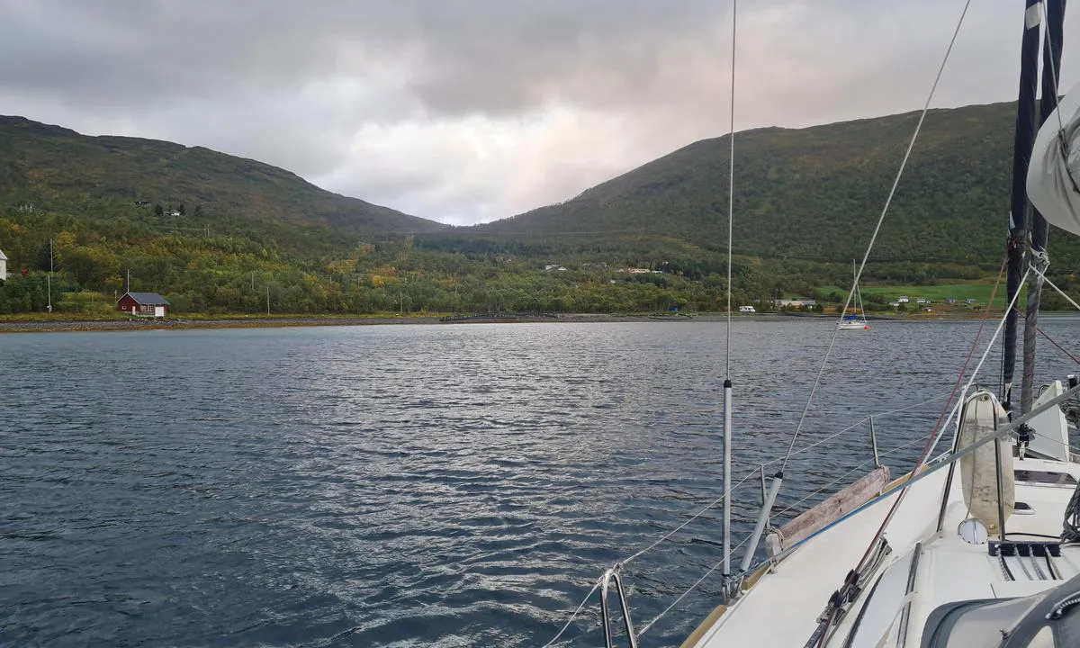 Hessfjordbukta: Anchoring between shore and a fish farm. Here can be a very nasty jet Effect from wind.