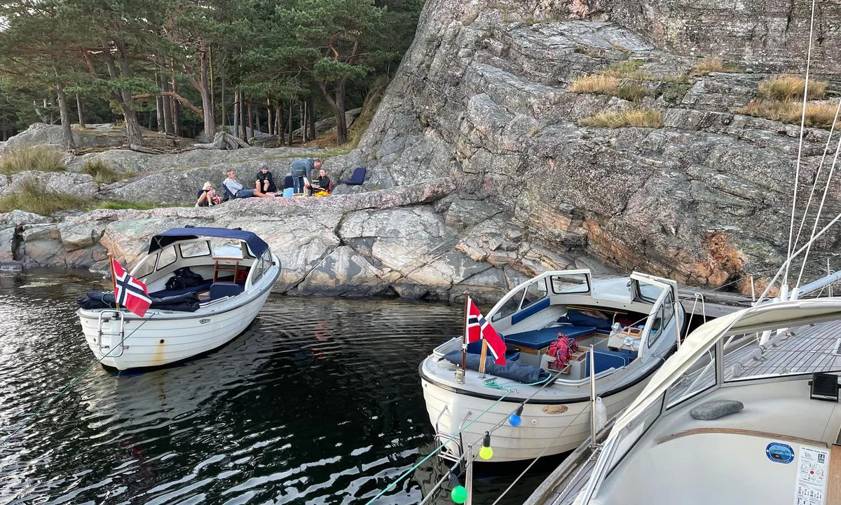 Hestehodet - Bragdøya: Legg til mot land eller brygge.