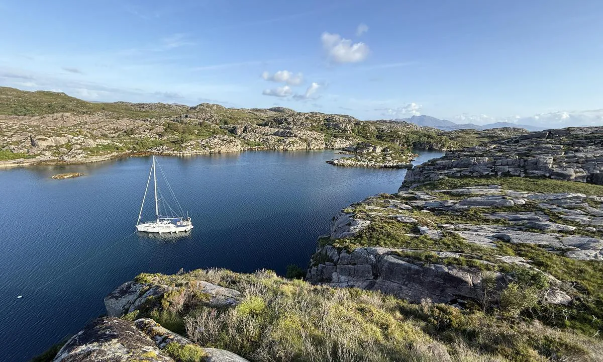 Hestenesvågen: {"base": "no", "no": "Videre inn i hestenesv\u00e5gen", "se": "Vidare in i Hestenesv\u00e5gen", "en": "Further into Hestenesv\u00e5gen", "da": "Videre ind i Hestevigen", "fr": "Poursuite \u00e0 l'int\u00e9rieur de Hestenesv\u00e5gen", "de": "Weiter hinein in die Hestenesv\u00e5gen", "es": "Entrando m\u00e1s en el Hestenesv\u00e5gen", "it": "Ancora pi\u00f9 all'interno di hestenesv\u00e5gen", "pt": "Mais adiante em Hestenesv\u00e5gen", "nl": "Verder de Hestenesv\u00e5gen in", "pl": "Dalej do Hestenesv\u00e5gen", "uk": "\u0414\u0430\u043b\u0456 \u0432 \u0413\u0435\u0441\u0442\u0435\u043d\u0435\u0441\u0432\u0430\u0433\u0435\u043d", "ro": "Mai departe \u00een golful Hestenesv\u00e5gen", "tr": "Atlar\u0131n koyuna daha ileri", "el": "\u03a0\u03b5\u03c1\u03b1\u03b9\u03c4\u03ad\u03c1\u03c9 \u03bc\u03ad\u03c3\u03b1 \u03c3\u03c4\u03bf\u03bd \u03a7\u03ad\u03c3\u03c4\u03b5\u03bd\u03b5\u03c2\u03b2\u03cc\u03b3\u03b5\u03bd", "cs": "D\u00e1l do Hestenesv\u00e5gen", "hu": "Tov\u00e1bb a Hestenesv\u00e5g fel\u00e9", "fi": "Edelleen Hestenesv\u00e5g-veneilij\u00f6iden", "bg": "\u041f\u043e-\u043d\u0430\u0442\u0430\u0442\u044a\u043a \u0432 \u0437\u0430\u043b\u0438\u0432\u0430 \u043d\u0430 \u043a\u043e\u043d\u0435\u0442\u0435", "sr": "Dalje u konjsku uvalu", "et": "Edasi Hestenesv\u00e5genisse", "lv": "Turpinot ce\u013cu uz Hestenesv\u00e5gen", "lt": "Toliau \u012f Hestenesv\u00e5g\u00e8n"}