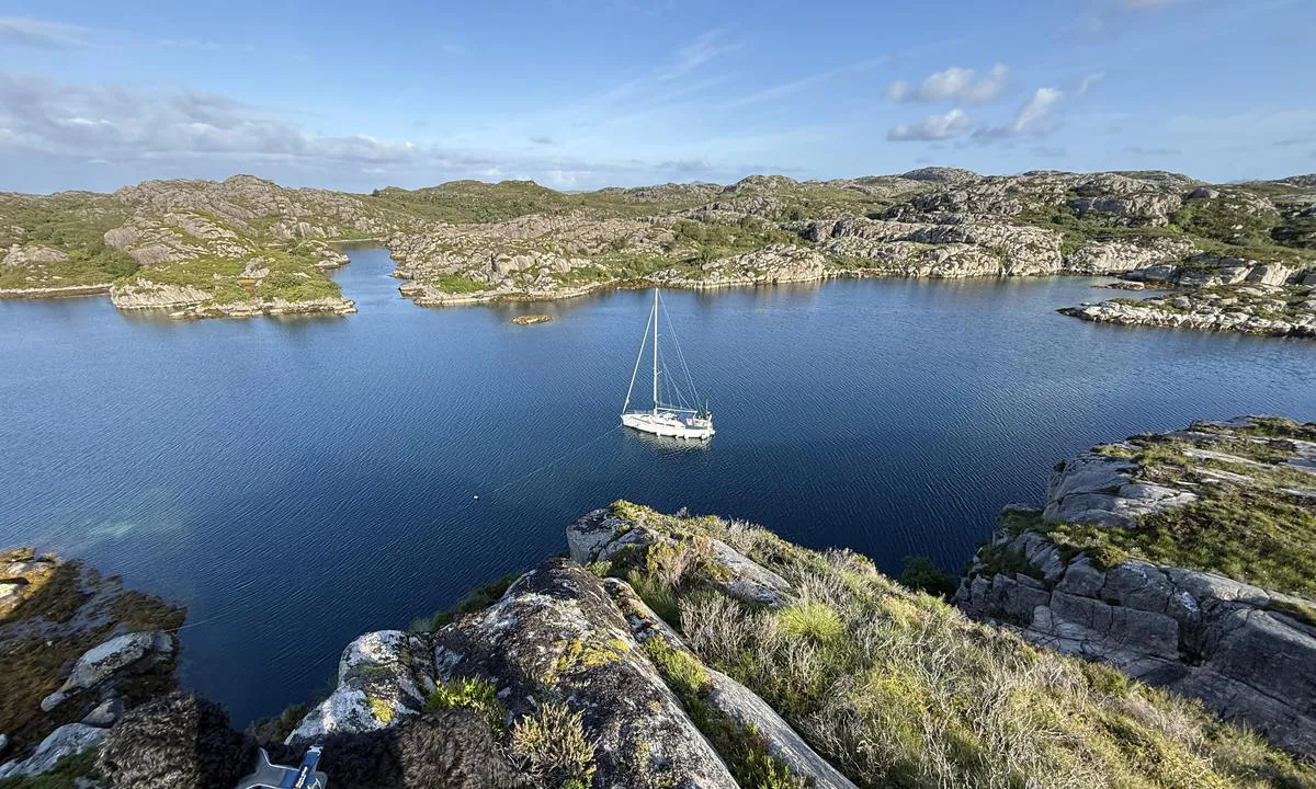 Hestenesvågen: {"base": "no", "no": "Bilde tatt rett mot vest", "se": "Bild tagen rakt mot v\u00e4st", "en": "Picture taken directly towards the west", "da": "Billede taget lige mod vest", "fr": "Image prise directement vers l'ouest", "de": "Bild direkt nach Westen aufgenommen", "es": "Imagen tomada directamente hacia el oeste", "it": "Immagine scattata direttamente verso ovest", "pt": "Imagem tirada diretamente para o oeste", "nl": "Foto genomen recht naar het westen", "pl": "Zdj\u0119cie zrobione prosto na zach\u00f3d", "uk": "\u0417\u043d\u0456\u043c\u043e\u043a \u0437\u0440\u043e\u0431\u043b\u0435\u043d\u0438\u0439 \u043f\u0440\u044f\u043c\u043e \u043d\u0430 \u0437\u0430\u0445\u0456\u0434", "ro": "Imagine realizat\u0103 direct spre vest", "tr": "Resim tam bat\u0131ya do\u011fru \u00e7ekilmi\u015f", "el": "\u0397 \u03b5\u03b9\u03ba\u03cc\u03bd\u03b1 \u03c4\u03c1\u03b1\u03b2\u03ae\u03c7\u03c4\u03b7\u03ba\u03b5 \u03b1\u03c0\u03b5\u03c5\u03b8\u03b5\u03af\u03b1\u03c2 \u03c0\u03c1\u03bf\u03c2 \u03c4\u03b1 \u03b4\u03c5\u03c4\u03b9\u03ba\u03ac", "cs": "Obr\u00e1zek po\u0159\u00edzen\u00fd p\u0159\u00edmo na z\u00e1pad", "hu": "K\u00e9p k\u00f6zvetlen\u00fcl nyugat fel\u00e9", "fi": "Kuva otettu suoraan l\u00e4nteen", "bg": "\u0421\u043d\u0438\u043c\u043a\u0430, \u043d\u0430\u043f\u0440\u0430\u0432\u0435\u043d\u0430 \u0442\u043e\u0447\u043d\u043e \u043d\u0430 \u0437\u0430\u043f\u0430\u0434", "sr": "Slika snimljena pravo ka zapadu", "et": "Pilt tehtud otse l\u00e4\u00e4ne suunas", "lv": "Att\u0113ls uz\u0146emts tie\u0161i uz rietumiem", "lt": "Vaizdas tiesiai \u012f vakarus"}