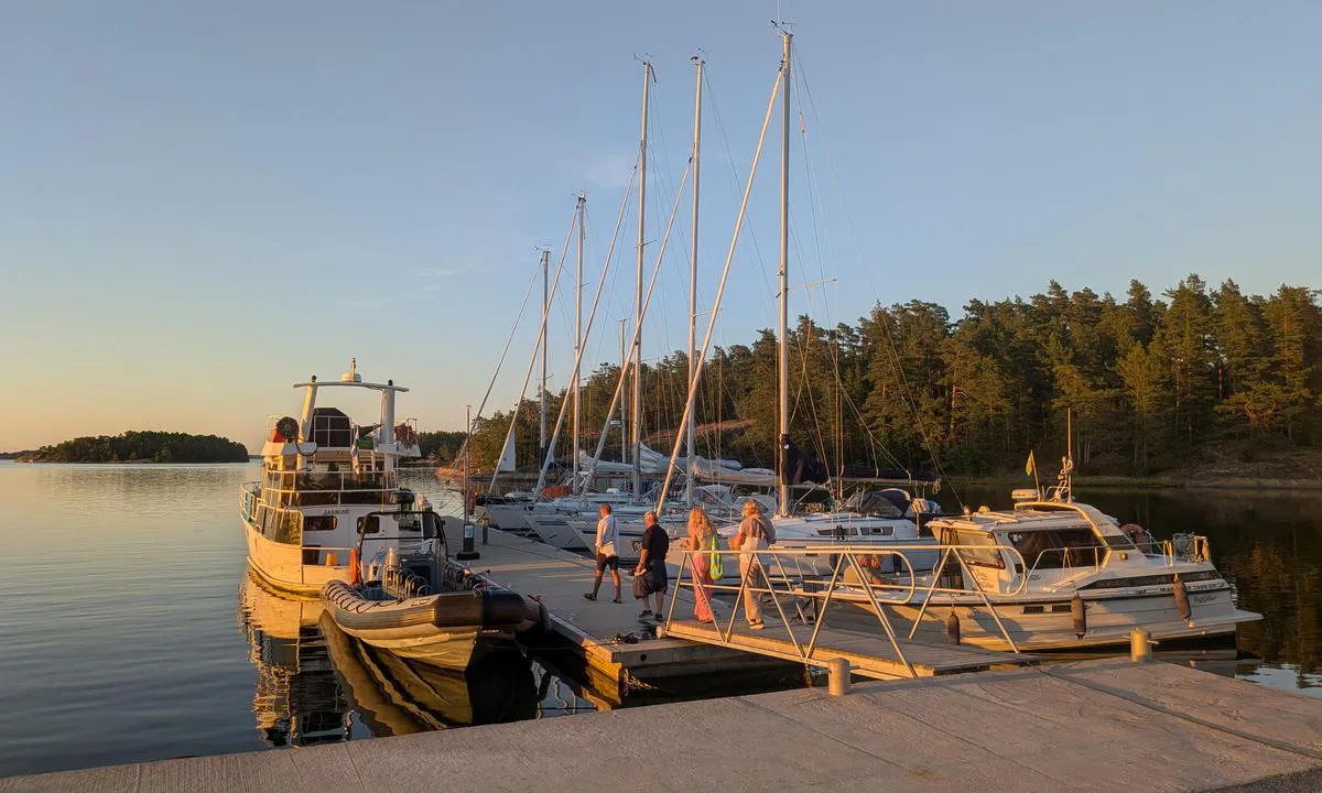 Hiitttinen - Hitis: {"base": "en", "no": "St\u00f8rre brygge", "se": "St\u00f6rre brygga", "en": "Bigger jetty", "da": "St\u00f8rre mole", "fr": "Plus grande jet\u00e9e", "de": "Gr\u00f6\u00dfere Anlegestelle", "es": "Muelle m\u00e1s grande", "it": "Pontile pi\u00f9 grande", "pt": "Cais maior", "nl": "Grotere steiger", "pl": "Wi\u0119ksze nabrze\u017ce", "uk": "\u0411\u0456\u043b\u044c\u0448\u0438\u0439 \u043f\u0440\u0438\u0447\u0430\u043b", "ro": "Cheu mai mare", "tr": "Daha b\u00fcy\u00fck iskele", "el": "\u039c\u03b5\u03b3\u03b1\u03bb\u03cd\u03c4\u03b5\u03c1\u03b7 \u03b1\u03c0\u03bf\u03b2\u03ac\u03b8\u03c1\u03b1", "cs": "V\u011bt\u0161\u00ed molo", "hu": "Nagyobb m\u00f3l\u00f3", "fi": "Suurempi laituri", "bg": "\u041f\u043e-\u0433\u043e\u043b\u044f\u043c\u043e \u043f\u0440\u0438\u0441\u0442\u0430\u043d\u0438\u0449\u043d\u043e \u043a\u0435\u0439", "sr": "Ve\u0107i mul", "et": "Suurem kai", "lv": "Liel\u0101ks mols", "lt": "Didesnis molas"}