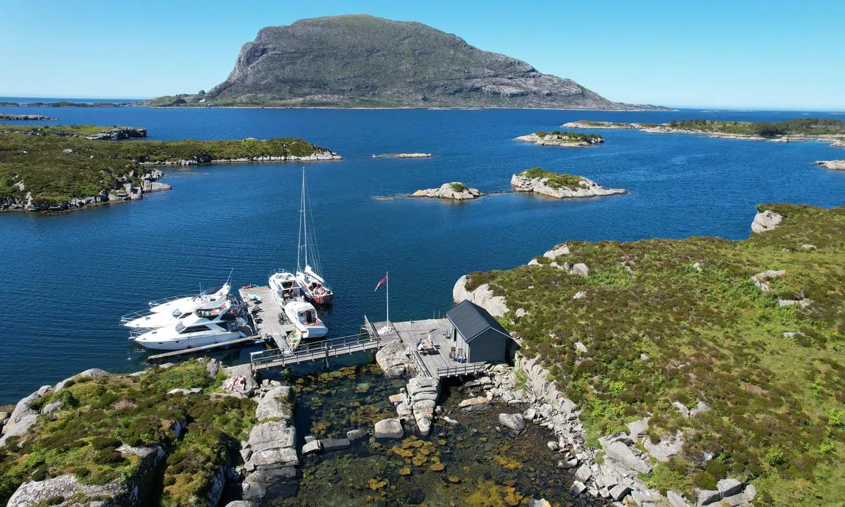 Hillersøy: {"base": "no", "no": "Flott bryggeanlegg med god dybde og grillhytte.", "se": "Fin brygganl\u00e4ggning med bra djup och grillstuga.", "en": "Great dock facilities with good depth and grill cabin.", "da": "Flot broanl\u00e6g med god dybde og grillhytte.", "fr": "Magnifique installation de ponton avec une bonne profondeur et un abri barbecue.", "de": "Tolle Hafenanlage mit guter Tiefe und Grillh\u00fctte.", "es": "Instalaciones de muelle excelentes con buena profundidad y caba\u00f1a para barbacoa.", "it": "Struttura del molo eccellente con buona profondit\u00e0 e barbecue coperto.", "pt": "Instala\u00e7\u00e3o de cais excelente com boa profundidade e cabana com churrasqueira.", "nl": "Prachtige steigerinstallatie met goede diepte en grillhut.", "pl": "Wspania\u0142a przysta\u0144 z du\u017c\u0105 g\u0142\u0119boko\u015bci\u0105 i altan\u0105 z grillem.", "uk": "\u0427\u0443\u0434\u043e\u0432\u0430 \u043f\u0440\u0438\u0447\u0430\u043b\u044c\u043d\u0430 \u0441\u043f\u043e\u0440\u0443\u0434\u0430 \u0437 \u0432\u0435\u043b\u0438\u043a\u043e\u044e \u0433\u043b\u0438\u0431\u0438\u043d\u043e\u044e \u0442\u0430 \u0433\u0440\u0438\u043b\u044c-\u0430\u043b\u044c\u0442\u0430\u043d\u043a\u043e\u044e.", "ro": "Instala\u021bii de andocare excelente cu ad\u00e2ncime bun\u0103 \u0219i foi\u0219or pentru gr\u0103tar.", "tr": "G\u00fczel bir iskele tesisi ile iyi derinlik ve mangal kul\u00fcbesi.", "el": "\u0395\u03be\u03b1\u03b9\u03c1\u03b5\u03c4\u03b9\u03ba\u03ad\u03c2 \u03b5\u03b3\u03ba\u03b1\u03c4\u03b1\u03c3\u03c4\u03ac\u03c3\u03b5\u03b9\u03c2 \u03bb\u03b9\u03bc\u03b1\u03bd\u03b9\u03bf\u03cd \u03bc\u03b5 \u03ba\u03b1\u03bb\u03ae \u03b2\u03ac\u03b8\u03bf\u03c2 \u03ba\u03b1\u03b9 \u03ba\u03b9\u03cc\u03c3\u03ba\u03b9 \u03c8\u03b7\u03c3\u03c4\u03b1\u03c1\u03b9\u03ac\u03c2.", "cs": "Skv\u011bl\u00e9 molo s dobrou hloubkou a grilovac\u00ed chatkou.", "hu": "Kiv\u00e1l\u00f3 m\u00f3l\u00f3berendez\u00e9s j\u00f3 m\u00e9lys\u00e9ggel \u00e9s grillkunyh\u00f3val.", "fi": "Hieno laituri, jossa on hyv\u00e4 syvyys ja grillikota.", "bg": "\u0427\u0443\u0434\u0435\u0441\u043d\u0430 \u043a\u0435\u0439\u043e\u0432\u0430 \u0441\u0442\u0440\u0443\u043a\u0442\u0443\u0440\u0430 \u0441 \u0434\u043e\u0431\u0440\u0430 \u0434\u044a\u043b\u0431\u043e\u0447\u0438\u043d\u0430 \u0438 \u0431\u0430\u0440\u0431\u0435\u043a\u044e \u043a\u043e\u043b\u0438\u0431\u0430.", "sr": "\u0421\u0458\u0430\u0458\u043d\u0430 \u043b\u0443\u043a\u0430 \u0441\u0430 \u0434\u043e\u0431\u0440\u043e\u043c \u0434\u0443\u0431\u0438\u043d\u043e\u043c \u0438 \u043a\u0443\u045b\u0438\u0446\u043e\u043c \u0441\u0430 \u0440\u043e\u0448\u0442\u0438\u0459\u0435\u043c.", "et": "Suurep\u00e4rane kaide rajatis koos hea s\u00fcgavuse ja grillp\u00fcgalaga.", "lv": "Lieliska piest\u0101tne ar labu dzi\u013cumu un gril\u0113\u0161anas m\u0101ji\u0146u.", "lt": "Puikus prieplaukos \u012frenginys su geru gyliu ir grilio nameliu."}