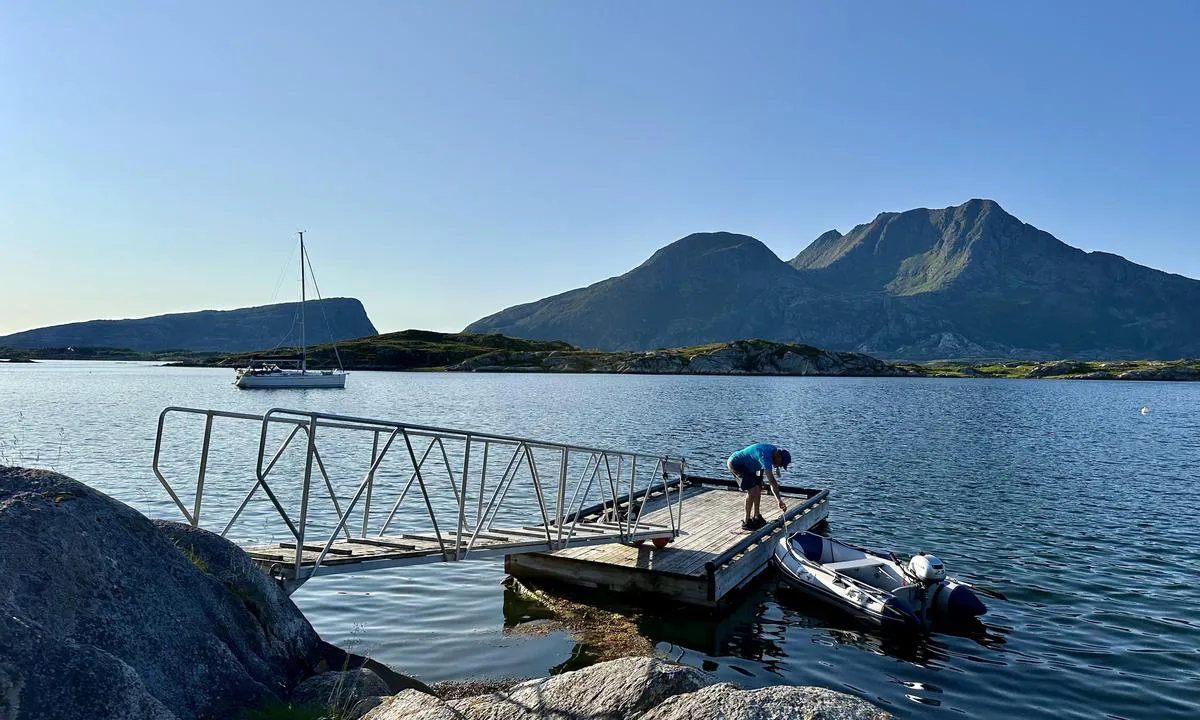 Hjartøyvågen Herøy: {"base": "no", "no": "Hjart\u00f8yv\u00e5gen. Liten flytebrygge. Et nok for grunt for de fleste seilb\u00e5ter, men fin til gummib\u00e5ter", "se": "Hjart\u00f8yv\u00e5gen. Liten flytbrygga. F\u00f6r grunt f\u00f6r de flesta segelb\u00e5tar, men bra f\u00f6r gummib\u00e5tar", "en": "Hjart\u00f8yv\u00e5gen. Small floating dock. Too shallow for most sailboats, but good for dinghies.", "da": "Hjart\u00f8yv\u00e5gen. Lille flydebro. Nok for lavvandet for de fleste sejlb\u00e5de, men fin til gummib\u00e5de.", "fr": "Hjart\u00f8yv\u00e5gen. Petit ponton flottant. Trop peu profond pour la plupart des voiliers, mais bien adapt\u00e9 aux bateaux pneumatiques.", "de": "Hjart\u00f8yv\u00e5gen. Kleiner Schwimmsteg. F\u00fcr die meisten Segelboote zu flach, aber gut f\u00fcr Schlauchboote geeignet.", "es": "Hjart\u00f8yv\u00e5gen. Peque\u00f1o muelle flotante. Demasiado poco profundo para la mayor\u00eda de los veleros, pero adecuado para botes inflables.", "it": "Hjart\u00f8yv\u00e5gen. Piccolo pontile galleggiante. Troppo poco profondo per la maggior parte delle barche a vela, ma ideale per i gommoni", "pt": "Hjart\u00f8yv\u00e5gen. Pequeno pont\u00e3o flutuante. Raso demais para a maioria dos veleiros, mas bom para barcos infl\u00e1veis.", "nl": "Hjart\u00f8yv\u00e5gen. Klein drijvend ponton. Te ondiep voor de meeste zeilboten, maar geschikt voor rubberboten.", "pl": "Hjart\u00f8yv\u00e5gen. Ma\u0142a p\u0142ywaj\u0105ca przysta\u0144. Za p\u0142ytka dla wi\u0119kszo\u015bci jacht\u00f3w \u017caglowych, ale dobra dla ponton\u00f3w.", "uk": "\u0425\u044c\u044f\u0440\u0442\u043e\u0439\u0432\u043e\u0433\u0435\u043d. \u041d\u0435\u0432\u0435\u043b\u0438\u043a\u0438\u0439 \u043f\u043b\u0430\u0432\u0443\u0447\u0438\u0439 \u043f\u0440\u0438\u0447\u0430\u043b. \u0414\u043e\u0441\u0442\u0430\u0442\u043d\u044c\u043e \u043c\u0456\u043b\u043a\u043e \u0434\u043b\u044f \u0431\u0456\u043b\u044c\u0448\u043e\u0441\u0442\u0456 \u0432\u0456\u0442\u0440\u0438\u043b\u044c\u043d\u0438\u043a\u0456\u0432, \u0430\u043b\u0435 \u043f\u0456\u0434\u0445\u043e\u0434\u0438\u0442\u044c \u0434\u043b\u044f \u043d\u0430\u0434\u0443\u0432\u043d\u0438\u0445 \u0447\u043e\u0432\u043d\u0456\u0432", "ro": "Hjart\u00f8yv\u00e5gen. Ponton mic plutitor. Prea pu\u021bin ad\u00e2nc pentru majoritatea velierele, dar potrivit pentru b\u0103rcile de cauciuc.", "tr": "Hjart\u00f8yv\u00e5gen. K\u00fc\u00e7\u00fck y\u00fczer iskele. \u00c7o\u011fu yelkenli tekne i\u00e7in yeterince s\u0131\u011f de\u011fil, ancak \u015fi\u015fme botlar i\u00e7in uygun.", "el": "Hjart\u00f8yv\u00e5gen. \u039c\u03b9\u03ba\u03c1\u03ae \u03c0\u03bb\u03c9\u03c4\u03ae \u03c0\u03c1\u03bf\u03b2\u03bb\u03ae\u03c4\u03b1. \u0391\u03c1\u03ba\u03b5\u03c4\u03ac \u03c1\u03b7\u03c7\u03ac \u03b3\u03b9\u03b1 \u03c4\u03b1 \u03c0\u03b5\u03c1\u03b9\u03c3\u03c3\u03cc\u03c4\u03b5\u03c1\u03b1 \u03b9\u03c3\u03c4\u03b9\u03bf\u03c6\u03cc\u03c1\u03b1, \u03b1\u03bb\u03bb\u03ac \u03ba\u03b1\u03c4\u03ac\u03bb\u03bb\u03b7\u03bb\u03bf \u03b3\u03b9\u03b1 \u03c6\u03bf\u03c5\u03c3\u03ba\u03c9\u03c4\u03ad\u03c2 \u03b2\u03ac\u03c1\u03ba\u03b5\u03c2", "cs": "Hjart\u00f8yv\u00e5gen. Mal\u00e9 plovouc\u00ed molo. Pro v\u011bt\u0161inu plachetnic je p\u0159\u00edli\u0161 m\u011blk\u00e9, ale dobr\u00e9 pro gumov\u00e9 \u010dluny.", "hu": "Hjart\u00f8yv\u00e5gen. Kis \u00fasz\u00f3m\u00f3l\u00f3. A legt\u00f6bb vitorl\u00e1s sz\u00e1m\u00e1ra t\u00fal sek\u00e9ly, de kiv\u00e1l\u00f3 gumics\u00f3nakok sz\u00e1m\u00e1ra.", "fi": "Hjart\u00f8yv\u00e5gen. Pieni kelluva laituri. Useimmille purjeveneille liian matala, mutta sopii hyvin kumiveneille.", "bg": "\u0425\u044f\u0440\u0442\u043e\u0439\u0432\u043e\u0439\u0433\u0435\u043d. \u041c\u0430\u043b\u044a\u043a \u043f\u043b\u0430\u0432\u0430\u0449 \u043a\u0435\u0439. \u0414\u043e\u0441\u0442\u0430\u0442\u044a\u0447\u043d\u043e \u043f\u043b\u0438\u0442\u043a\u043e \u0437\u0430 \u043f\u043e\u0432\u0435\u0447\u0435\u0442\u043e \u0432\u0435\u0442\u0440\u043e\u0445\u043e\u0434\u043d\u0438 \u043b\u043e\u0434\u043a\u0438, \u043d\u043e \u0434\u043e\u0431\u0440\u043e \u0437\u0430 \u043d\u0430\u0434\u0443\u0432\u0430\u0435\u043c\u0438 \u043b\u043e\u0434\u043a\u0438.", "sr": "\u0417\u0430\u043b\u0438\u0432 \u0425\u0458\u0430\u0440\u0442\u0435\u0458\u0430. \u041c\u0430\u043b\u0438 \u043f\u043b\u0443\u0442\u0430\u0458\u0443\u045b\u0438 \u043f\u0440\u0438\u0441\u0442\u0430\u043d. \u0414\u043e\u0432\u043e\u0459\u043d\u043e \u043f\u043b\u0438\u0442\u043a\u043e \u0437\u0430 \u0432\u0435\u045b\u0438\u043d\u0443 \u0458\u0435\u0434\u0440\u0438\u043b\u0438\u0446\u0430, \u0430\u043b\u0438 \u0438\u0434\u0435\u0430\u043b\u043d\u043e \u0437\u0430 \u0433\u0443\u043c\u0435\u043d\u0435 \u0447\u0430\u043c\u0446\u0435.", "et": "Hjart\u00f8yv\u00e5gen. V\u00e4ike ujuvkai. Enamikule purjekatele liiga madal, kuid sobib h\u00e4sti kummipaatidele.", "lv": "Hjart\u00f8yv\u00e5gen. Neliela peldo\u0161\u0101 piest\u0101tne. P\u0101r\u0101k sekls liel\u0101kajai da\u013cai buru laivu, bet piem\u0113rots gumijlaiv\u0101m.", "lt": "Hjart\u00f8yv\u00e5gen. Ma\u017eas pl\u016bduriuojantis tiltas. Daugeliui burini\u0173 laiv\u0173 per seklu, bet puikiai tinka pripu\u010diamiems laivams"}