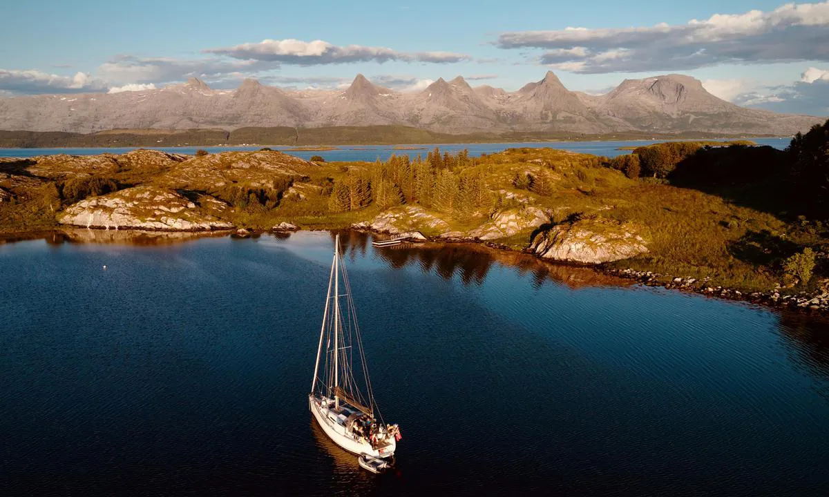 Hjartøyvågen Herøy: {"base": "no", "no": "P\u00e5 svai i Hjart\u00f8yv\u00e5gen 6. juli 2025.\r\nI bakgrunnen ser vi De syv s\u00f8stre.\r\nFoto: Tom Antonsen", "se": "P\u00e5 svaj i Hjart\u00f8yv\u00e5gen den 6 juli 2025.<br>I bakgrunden ser vi De sju systrarna.<br>Foto: Tom Antonsen", "en": "At anchor in Hjart\u00f8yv\u00e5gen, July 6, 2025.<br>In the background, we see The Seven Sisters.<br>Photo: Tom Antonsen", "da": "P\u00e5 svaj i Hjart\u00f8yv\u00e5gen 6. juli 2025.<br>I baggrunden ser vi De syv s\u00f8stre.<br>Foto: Tom Antonsen", "fr": "Sur ancre dans le Hjart\u00f8yv\u00e5gen le 6 juillet 2025.<br>En arri\u00e8re-plan, nous voyons Les Sept S\u0153urs.<br>Photo : Tom Antonsen", "de": "Auf Schwojen in Hjart\u00f8yv\u00e5gen am 6. Juli 2025.<br>Im Hintergrund sehen wir Die sieben Schwestern.<br>Foto: Tom Antonsen", "es": "Anclado en Hjart\u00f8yv\u00e5gen el 6 de julio de 2025.<br>En el fondo vemos Las Siete Hermanas.<br>Foto: Tom Antonsen", "it": "Alla fonda nella baia di Hjart\u00f8y il 6 luglio 2025. Sullo sfondo vediamo Le sette sorelle. Foto: Tom Antonsen", "pt": "A fundear na Hjart\u00f8yv\u00e5gen em 6 de julho de 2025.<br>Ao fundo, vemos as Sete Irm\u00e3s.<br>Foto: Tom Antonsen", "nl": "Voor anker in Hjart\u00f8yv\u00e5gen 6 juli 2025.<br>I de achtergrond zien we De zeven zussen.<br>Foto: Tom Antonsen", "pl": "Na kotwicy w Hjart\u00f8yv\u00e5gen 6. lipca 2025. <br> W tle widzimy Siedem Si\u00f3str. <br> Zdj\u0119cie: Tom Antonsen", "uk": "\u041d\u0430 \u044f\u043a\u043e\u0440\u0456 \u0432 \u0425\u044c\u044f\u0440\u0442\u0435\u0439\u0432\u0430\u0433\u0435\u043d\u0456 6 \u043b\u0438\u043f\u043d\u044f 2025 \u0440\u043e\u043a\u0443. \u041d\u0430 \u0437\u0430\u0434\u043d\u044c\u043e\u043c\u0443 \u043f\u043b\u0430\u043d\u0456 \u043c\u0438 \u0431\u0430\u0447\u0438\u043c\u043e \u0421\u0456\u043c \u0441\u0435\u0441\u0442\u0435\u0440. \u0424\u043e\u0442\u043e: \u0422\u043e\u043c \u0410\u043d\u0442\u043e\u043d\u0441\u0435\u043d", "ro": "La ancor\u0103 \u00een Hjart\u00f8yv\u00e5gen pe 6 iulie 2025. <br> \u00cen fundal vedem De syv s\u00f8stre. <br> Foto: Tom Antonsen", "tr": "Hjart\u00f8yv\u00e5gen'de demirde 6 Temmuz 2025.<br>I arka planda De syv s\u00f8stre'yi g\u00f6r\u00fcyoruz.<br>Foto\u011fraf: Tom Antonsen", "el": "\u03a3\u03c4\u03bf\u03bd \u03ac\u03b3\u03ba\u03c5\u03c1\u03b1 \u03c3\u03c4\u03bf Hjart\u00f8yv\u00e5gen, 6 \u0399\u03bf\u03c5\u03bb\u03af\u03bf\u03c5 2025. \u03a3\u03c4\u03bf \u03c0\u03b1\u03c1\u03b1\u03c3\u03ba\u03ae\u03bd\u03b9\u03bf \u03b2\u03bb\u03ad\u03c0\u03bf\u03c5\u03bc\u03b5 \u03c4\u03b9\u03c2 \u0395\u03c0\u03c4\u03ac \u0391\u03b4\u03b5\u03bb\u03c6\u03ad\u03c2. \u03a6\u03c9\u03c4\u03bf\u03b3\u03c1\u03b1\u03c6\u03af\u03b1: Tom Antonsen", "cs": "Na kotv\u011b v Hjart\u00f8yv\u00e5gen 6. \u010dervence 2025. <br> V pozad\u00ed vid\u00edme Sedm sester. <br> Foto: Tom Antonsen", "hu": "Horgonyon a Hjart\u00f8yv\u00e5genben 2025. j\u00falius 6-\u00e1n.<br> A h\u00e1tt\u00e9rben a H\u00e9t n\u0151v\u00e9r l\u00e1that\u00f3.<br> Fot\u00f3: Tom Antonsen", "fi": "Ankkurissa Hjart\u00f8yv\u00e5genissa 6. hein\u00e4kuuta 2025.<br>I taustalla n\u00e4emme Seitsem\u00e4n sisarta.<br>Kuva: Tom Antonsen", "bg": "\u041d\u0430 \u043a\u043e\u0442\u0432\u0430 \u0432 \u0425\u044c\u043e\u0440\u0442\u044c\u043e\u0432\u043e\u0433\u0435\u043d \u043d\u0430 6 \u044e\u043b\u0438 2025 \u0433. \u0412\u044a\u0432 \u0444\u043e\u043d\u043e\u0432\u0430\u0442\u0430 \u043a\u0430\u0440\u0442\u0438\u043d\u0430 \u0432\u0438\u0436\u0434\u0430\u043c\u0435 \u0421\u0435\u0434\u0435\u043c\u0442\u0435 \u0441\u0435\u0441\u0442\u0440\u0438. \u0421\u043d\u0438\u043c\u043a\u0430: \u0422\u043e\u043c \u0410\u043d\u0442\u043e\u043d\u0441\u0435\u043d", "sr": "Na sidru u Hjart\u00f8yv\u00e5gen-u 6. jula 2025.<br> U pozadini vidimo Sedam sestara.<br> Foto: Tom Antonsen", "et": "Hjart\u00f8yv\u00e5genis triivimas 6. juulil 2025.<br>Itaustal n\u00e4eme Seitsme \u00d5de.<br>Foto: Tom Antonsen", "lv": "Uz \u0161\u016bpo\u0161an\u0101s Hjart\u00f8yv\u00e5gen\u0101 2025. gada 6. j\u016blij\u0101.<br>Iek\u0161\u0113j\u0101 pl\u0101n\u0101 redzamas Septi\u0146as m\u0101sas.<br>Foto: Toms Antonsens", "lt": "Ant Hjart\u00f8yv\u00e5geno inkaruoti 2025 m. liepos 6 d. Fone matosi Septynios seserys. Foto: Tom Antonsen"}
