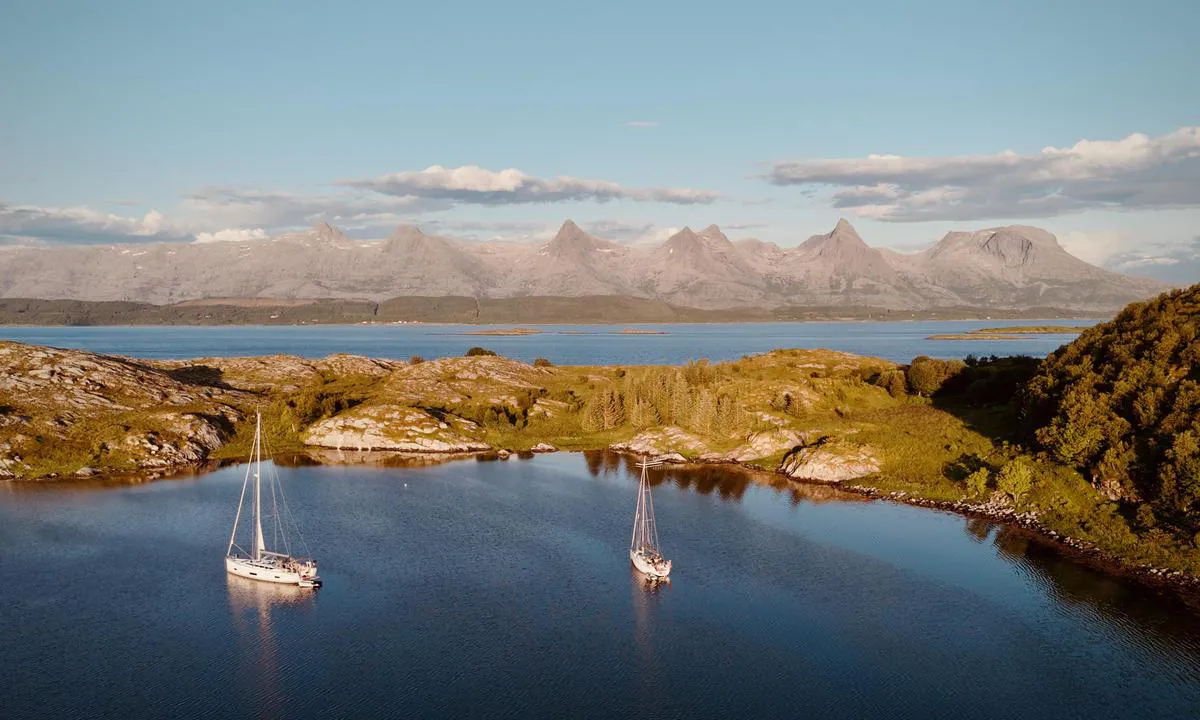 Hjartøyvågen Herøy: {"base": "no", "no": "Hjart\u00f8yv\u00e5gen. Syv s\u00f8stre i bakgrunnen", "se": "Hjart\u00f8yv\u00e5gen. Sju systrar i bakgrunden", "en": "Hjart\u00f8yv\u00e5gen. Seven Sisters in the background.", "da": "Hjart\u00f8yv\u00e5gen. Syv s\u00f8stre i baggrunden", "fr": "Hjart\u00f8yv\u00e5gen. Sept S\u0153urs en arri\u00e8re-plan", "de": "Hjart\u00f8yv\u00e5gen. Die Sieben Schwestern im Hintergrund", "es": "Hjart\u00f8yv\u00e5gen. Siete hermanas en el fondo", "it": "Hjart\u00f8yv\u00e5gen. Sette Sorelle sullo sfondo", "pt": "Hjart\u00f8yv\u00e5gen. Sete Irm\u00e3s ao fundo", "nl": "Hjart\u00f8yv\u00e5gen. Zeven zusters op de achtergrond", "pl": "Hjart\u00f8yv\u00e5gen. Siedem si\u00f3str w tle", "uk": "\u0425\u044c\u044f\u0440\u0442\u0435\u0439\u0432\u043e\u0433\u0435\u043d. \u0421\u0456\u043c \u0441\u0435\u0441\u0442\u0435\u0440 \u043d\u0430 \u0437\u0430\u0434\u043d\u044c\u043e\u043c\u0443 \u043f\u043b\u0430\u043d\u0456", "ro": "Hjart\u00f8yv\u00e5gen. \u015eapte surori \u00een fundal", "tr": "Hjart\u00f8yv\u00e5gen. Arka planda Yedi K\u0131z Karde\u015fler", "el": "\u03a7\u03b9\u03b1\u03c1\u03c4\u03cc\u03b9\u03b2\u03cc\u03b3\u03ba\u03b5\u03bd. \u0395\u03c0\u03c4\u03ac \u03b1\u03b4\u03b5\u03bb\u03c6\u03ad\u03c2 \u03c3\u03c4\u03bf \u03c0\u03b1\u03c1\u03b1\u03c3\u03ba\u03ae\u03bd\u03b9\u03bf", "cs": "Hjart\u00f8yv\u00e5gen. Sedm sester v pozad\u00ed", "hu": "Hjart\u00f8yv\u00e5gen. H\u00e9t n\u0151v\u00e9r a h\u00e1tt\u00e9rben", "fi": "Hjart\u00f8yv\u00e5gen. Seitsem\u00e4n sisarta taustalla", "bg": "\u0417\u0430\u043b\u0438\u0432 \u0425\u044c\u0430\u0440\u0442\u043e\u0439\u0432\u043e\u0433\u0435\u043d. \u0421\u0435\u0434\u0435\u043c\u0442\u0435 \u0441\u0435\u0441\u0442\u0440\u0438 \u043d\u0430 \u0437\u0430\u0434\u0435\u043d \u043f\u043b\u0430\u043d", "sr": "Hjart\u00f8yv\u00e5gen. Sedam sestara u pozadini", "et": "Hjart\u00f8yv\u00e5gen. Seitse \u00f5de taustal", "lv": "Hjart\u00f8yv\u00e5gen. Septi\u0146i m\u0101sas fon\u0101", "lt": "Hjart\u00f8yv\u00e5gen. Septyni seserys fone"}