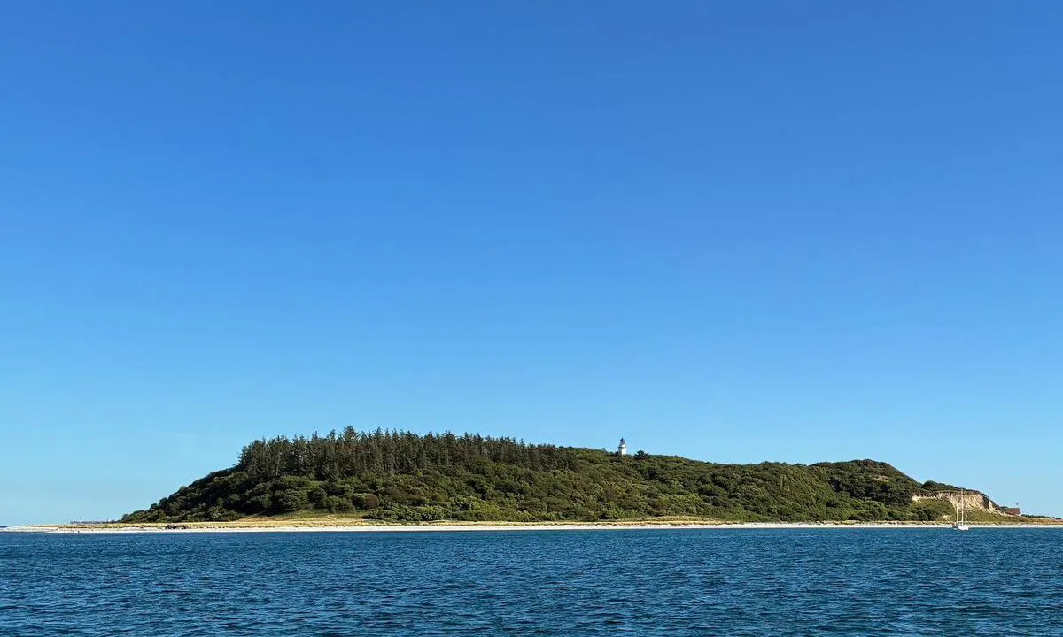 {"base": "no", "no": "Nordsiden av Hjelm.", "se": "Nordsidan av Hjelm.", "en": "North side of Hjelm.", "da": "Nordsiden af Hjelm.", "fr": "Le c\u00f4t\u00e9 nord de Hjelm.", "de": "Die Nordseite von Hjelm.", "es": "La parte norte de Hjelm.", "it": "Il lato nord di Hjelm.", "pt": "O lado norte de Hjelm.", "nl": "Noordzijde van Hjelm.", "pl": "P\u00f3\u0142nocna strona Hjelm.", "uk": "\u041f\u0456\u0432\u043d\u0456\u0447\u043d\u0430 \u0441\u0442\u043e\u0440\u043e\u043d\u0430 \u0425\u044c\u0435\u043b\u044c\u043c\u0430.", "ro": "Partea de nord a Hjelm.", "tr": "Hjelm'in kuzey taraf\u0131.", "el": "\u0397 \u03b2\u03cc\u03c1\u03b5\u03b9\u03b1 \u03c0\u03bb\u03b5\u03c5\u03c1\u03ac \u03c4\u03b7\u03c2 Hjelm.", "cs": "Severn\u00ed strana Hjelmu.", "hu": "Hjelm \u00e9szaki oldala.", "fi": "Hjelmin pohjoispuoli.", "bg": "\u0421\u0435\u0432\u0435\u0440\u043d\u0430\u0442\u0430 \u0441\u0442\u0440\u0430\u043d\u0430 \u043d\u0430 \u0425\u0435\u043b\u043c.", "sr": "Severna strana Hjema.", "et": "Hjelmi p\u00f5hjak\u00fclg.", "lv": "Hjelmas zieme\u013cu puse.", "lt": "Hjelmo \u0161iaurinis krantas."}