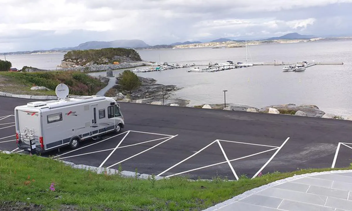 Hjeltefjorden Båtlag og Gjestehavn: Øvre bobilparkering med båthavnen ned forbi.