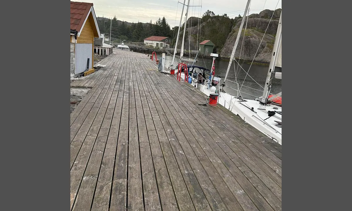 Hjønnevåg: {"base": "no", "no": "Kan ogs\u00e5 legge seg til p\u00e5 denne kaien om flytebryggen er full.", "se": "Kan ocks\u00e5 l\u00e4gga sig vid denna kaj om flytbryggan \u00e4r full.", "en": "You can also moor at this quay if the floating dock is full.", "da": "Kan ogs\u00e5 l\u00e6gge sig til ved denne kaj, hvis flydebroen er fuld.", "fr": "Peut \u00e9galement se mettre \u00e0 ce quai si le ponton est plein.", "de": "Kann auch an diesem Kai anlegen, wenn der Schwimmsteg voll ist.", "es": "Tambi\u00e9n se puede atracar en este muelle si el muelle flotante est\u00e1 lleno.", "it": "Puoi anche ormeggiarti a questo molo se il pontile galleggiante \u00e8 pieno.", "pt": "Pode tamb\u00e9m atracar neste cais se o flutuante estiver cheio.", "nl": "Je kunt ook aan deze kade aanleggen als de drijvende steiger vol is.", "pl": "Mo\u017cna r\u00f3wnie\u017c zacumowa\u0107 przy tym nabrze\u017cu, je\u015bli p\u0142ywaj\u0105cy pomost jest pe\u0142ny.", "uk": "\u0422\u0430\u043a\u043e\u0436 \u043c\u043e\u0436\u043d\u0430 \u043f\u0440\u0438\u0448\u0432\u0430\u0440\u0442\u0443\u0432\u0430\u0442\u0438\u0441\u044f \u0434\u043e \u0446\u0456\u0454\u0457 \u043f\u0440\u0438\u0441\u0442\u0430\u043d\u0456, \u044f\u043a\u0449\u043e \u043f\u043e\u043d\u0442\u043e\u043d\u043d\u0438\u0439 \u043f\u0440\u0438\u0447\u0430\u043b \u0437\u0430\u0439\u043d\u044f\u0442\u0438\u0439.", "ro": "Se poate acosta la acest chei dac\u0103 pontonul este plin.", "tr": "Y\u00fczer iskele doluysa bu iskeleye de yana\u015fabilirsiniz.", "el": "\u039c\u03c0\u03bf\u03c1\u03b5\u03af\u03c4\u03b5 \u03b5\u03c0\u03af\u03c3\u03b7\u03c2 \u03bd\u03b1 \u03b4\u03ad\u03c3\u03b5\u03c4\u03b5 \u03c3\u03b5 \u03b1\u03c5\u03c4\u03cc\u03bd \u03c4\u03bf\u03bd \u03bc\u03cc\u03bb\u03bf \u03b1\u03bd \u03b7 \u03c0\u03bb\u03c9\u03c4\u03ae \u03b1\u03c0\u03bf\u03b2\u03ac\u03b8\u03c1\u03b1 \u03b5\u03af\u03bd\u03b1\u03b9 \u03b3\u03b5\u03bc\u03ac\u03c4\u03b7.", "cs": "Lze tak\u00e9 p\u0159ist\u00e1t u tohoto mola, pokud je plovouc\u00ed p\u0159\u00edstav pln\u00fd.", "hu": "Akkor is megk\u00f6thet itt a m\u00f3l\u00f3n, ha az \u00fasz\u00f3jetty megtelt.", "fi": "Voi my\u00f6s kiinnitty\u00e4 t\u00e4h\u00e4n laituriin, jos kelluva laituri on t\u00e4ynn\u00e4.", "bg": "\u041c\u043e\u0436\u0435 \u0441\u044a\u0449\u043e \u0442\u0430\u043a\u0430 \u0434\u0430 \u0441\u0435 \u0430\u043a\u043e\u0441\u0442\u0438\u0440\u0430 \u043d\u0430 \u0442\u043e\u0437\u0438 \u043a\u0435\u0439, \u0430\u043a\u043e \u043f\u043b\u0430\u0432\u0430\u0449\u0438\u044f\u0442 \u043f\u043e\u043d\u0442\u043e\u043d \u0435 \u043f\u044a\u043b\u0435\u043d.", "sr": "\u041c\u043e\u0436\u0435\u0442\u0435 \u0441\u0435 \u0442\u0430\u043a\u043e\u0452\u0435 \u0432\u0435\u0437\u0430\u0442\u0438 \u0437\u0430 \u043e\u0432\u0430\u0458 \u043a\u0435\u0458 \u0430\u043a\u043e \u0458\u0435 \u043f\u043b\u0443\u0442\u0430\u0458\u0443\u045b\u0438 \u043c\u043e\u043b \u043f\u0443\u043d.", "et": "V\u00f5ib ka randuda selle kail, kui ujuvkai on t\u00e4is.", "lv": "J\u016bs varat ar\u012b piesieties pie \u0161\u012bs piest\u0101tnes, ja peldo\u0161\u0101 piest\u0101tne ir pilna.", "lt": "Taip pat galima prisiri\u0161ti prie \u0161io prieplaukos, jei pl\u016bduriuojanti prieplauka yra pilna."}