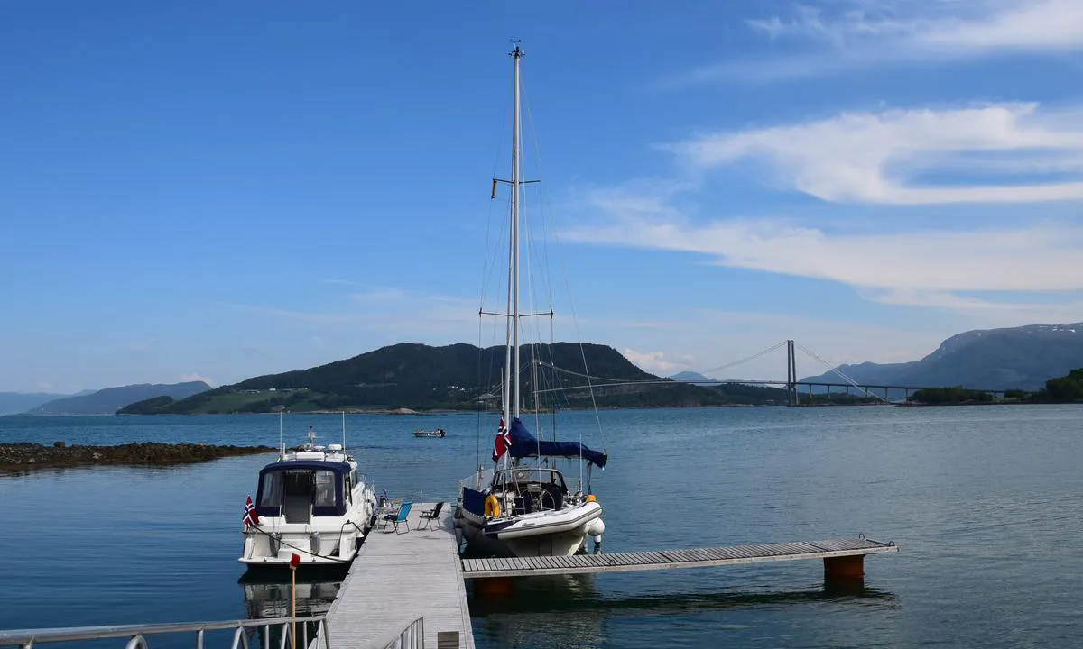 Høgset Gjemnes: Flott brygge sponset av Lerøy Seafood, til høyre ser vi hengebrua over Gjemnessundet, Krifastsambandet (fastllandsforbindelsen til Kristiansund).