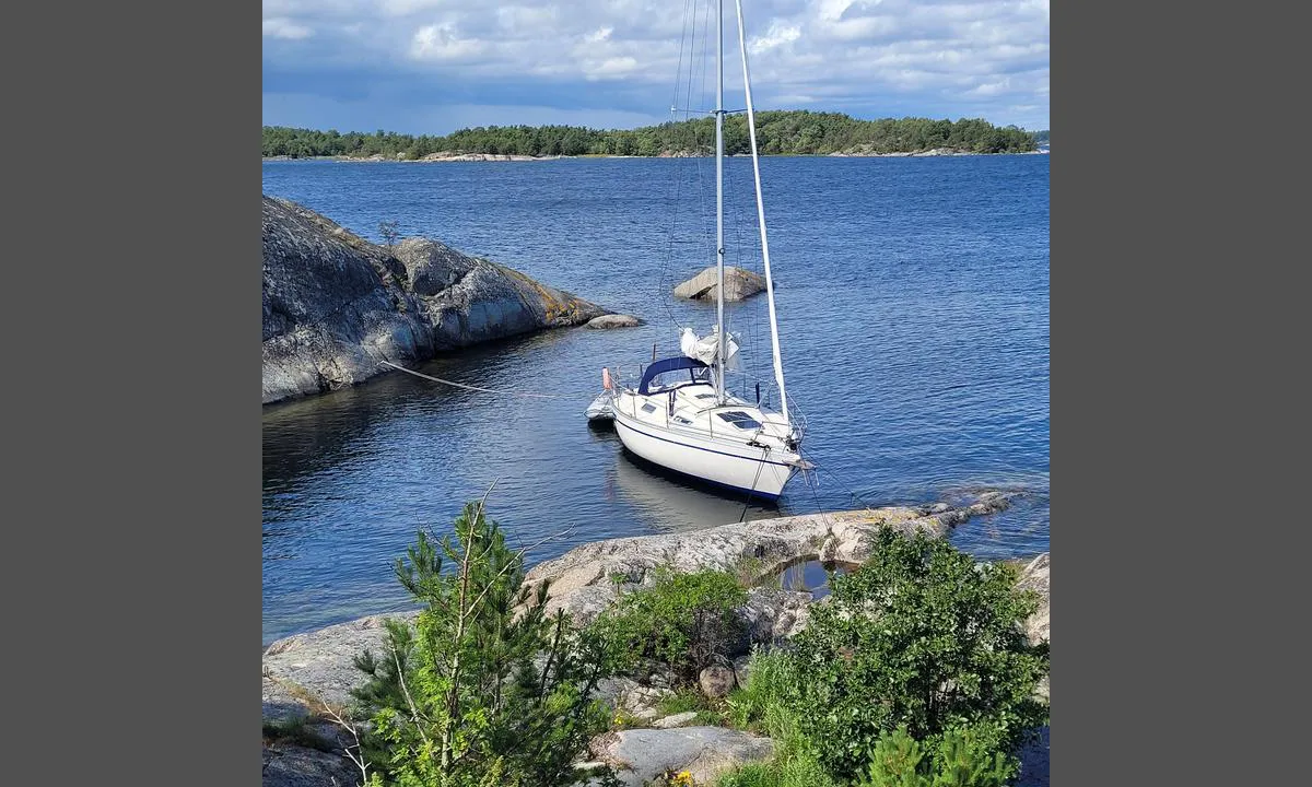 Högskäret - Stora Kunnören: {"base": "se", "no": "Den nordlige siden har en sv\u00e6rt beskyttet vik som rommer et par b\u00e5ter.", "se": "Norra sidan har en mycket skyddad vik som rymmer ett par b\u00e5tar.", "en": "The northern side has a very sheltered bay that can accommodate a couple of boats.", "da": "Den nordlige side har en meget beskyttet bugt, der rummer et par b\u00e5de."}