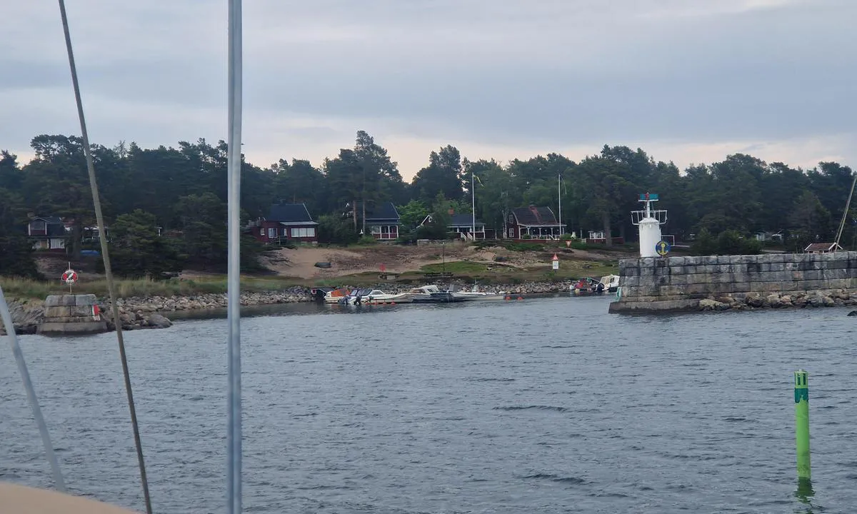 Hölick Gästhamn: {"base": "en", "no": "B\u00f8yer og innseilingsled vil guide deg inn. <br> Maksimal dybde 2,3 meter.", "se": "Bojar och linjetriangel kommer att v\u00e4gleda dig in.<br>2,3 m maximalt djupg\u00e5ende.", "en": "Buoys and alignment triangle will guide your to enter.\r\n2.3m draft max.", "da": "B\u00f8jer og justeringstrekant vil guide dig ved indsejlingen.<br> Maks. 2,3 m dybgang.", "fr": "Les bou\u00e9es et le triangle d'alignement vous guideront pour entrer. <br> Tirant d'eau max. 2,3m.", "de": "Bojen und Peilmarken Dreieck werden dich beim Einlaufen f\u00fchren.<br>2,3m Tiefgang max.", "es": "Boyas y tri\u00e1ngulo de alineaci\u00f3n guiar\u00e1n su entrada.<br />Calado m\u00e1ximo 2,3 m.", "it": "Le boe e il triangolo di allineamento ti guideranno per entrare.<br> 2,3m di pescaggio massimo.", "pt": "Boias e tri\u00e2ngulo de alinhamento ir\u00e3o gui\u00e1-lo para entrar.<br>Calado m\u00e1ximo de 2,3m.", "nl": "Boeien en uitlijning driehoek zullen u helpen bij de binnenkomst.<br>2,3m maximum diepgang.", "pl": "Boje i tr\u00f3jk\u0105t wyr\u00f3wnuj\u0105cy poprowadz\u0105 Ci\u0119 do wej\u015bcia.<br> Maksymalne zanurzenie 2,3 m.", "uk": "\u0411\u0443\u0457 \u0442\u0430 \u0432\u0438\u0440\u0456\u0432\u043d\u044e\u0432\u0430\u043b\u044c\u043d\u0456 \u0442\u0440\u0438\u043a\u0443\u0442\u043d\u0438\u043a\u0438 \u0434\u043e\u043f\u043e\u043c\u043e\u0436\u0443\u0442\u044c \u0432\u0430\u043c \u0443\u0432\u0456\u0439\u0442\u0438.<br>\u041c\u0430\u043a\u0441\u0438\u043c\u0430\u043b\u044c\u043d\u0430 \u043e\u0441\u0430\u0434\u043a\u0430 2,3 \u043c.", "ro": "Boe \u0219i triunghiul de aliniere v\u0103 vor ghida s\u0103 intra\u021bi.<br>2,3m pescaj maxim.", "tr": "\u015eamand\u0131ralar ve hizalama \u00fc\u00e7geni giri\u015f i\u00e7in sizi y\u00f6nlendirecektir.<br>2,3m azami su \u00e7ekimi.", "el": "\u039f\u03b9 \u03c3\u03b7\u03bc\u03b1\u03b4\u03bf\u03cd\u03c1\u03b5\u03c2 \u03ba\u03b1\u03b9 \u03c4\u03bf \u03c4\u03c1\u03af\u03b3\u03c9\u03bd\u03bf \u03b5\u03c5\u03b8\u03c5\u03b3\u03c1\u03ac\u03bc\u03bc\u03b9\u03c3\u03b7\u03c2 \u03b8\u03b1 \u03c3\u03b1\u03c2 \u03ba\u03b1\u03b8\u03bf\u03b4\u03b7\u03b3\u03ae\u03c3\u03bf\u03c5\u03bd \u03b3\u03b9\u03b1 \u03b5\u03af\u03c3\u03bf\u03b4\u03bf.<br>2.3\u03bc \u03bc\u03ad\u03b3\u03b9\u03c3\u03c4\u03bf \u03b2\u03cd\u03b8\u03b9\u03c3\u03bc\u03b1.", "cs": "B\u00f3je a zarovn\u00e1vac\u00ed troj\u00faheln\u00edk v\u00e1s navedou k vjezdu.<br>Maxim\u00e1ln\u00ed ponor 2.3m.", "hu": "B\u00f3j\u00e1k \u00e9s az igaz\u00edt\u00f3 h\u00e1romsz\u00f6g seg\u00edt a behaj\u00f3z\u00e1sban.<br>2,3 m maxim\u00e1lis mer\u00fcl\u00e9s.", "fi": "Poijut ja linjataulu ohjaavat teid\u00e4t sis\u00e4\u00e4n. 2,3 m syv\u00e4ys maks.", "bg": "\u0411\u0443\u0439\u043e\u0432\u0435 \u0438 \u043f\u043e\u0434\u0440\u0430\u0432\u043d\u044f\u0432\u0430\u0449 \u0442\u0440\u0438\u044a\u0433\u044a\u043b\u043d\u0438\u043a \u0449\u0435 \u0432\u0438 \u043d\u0430\u0441\u043e\u0447\u0430\u0442 \u0437\u0430 \u0432\u043b\u0438\u0437\u0430\u043d\u0435. 2.3 \u043c \u043c\u0430\u043a\u0441\u0438\u043c\u0430\u043b\u043d\u0430 \u0433\u0430\u0437\u0435\u043d\u0435.", "sr": "Bove i trokut za poravnanje \u0107e vas voditi pri ulazu.<br>Najve\u0107i gaz: 2,3m.", "et": "Poid ja joondust\u00e4histused juhatavad teid sadamasse sisenemisel.<br> Maksimaalne s\u00fcvis 2,3 m.", "lv": "Bojas un izl\u012bdzin\u0101\u0161anas tr\u012bsst\u016bris pal\u012bdz\u0113s jums ien\u0101kt.<br />2,3 m iegrime maksim\u0101li.", "lt": "Pl\u016bd\u0117s ir lygiavimosi trikampis pad\u0117s jums \u012fplaukti. <br> Maksimalus grimzl\u0117s gylis: 2,3 m."}