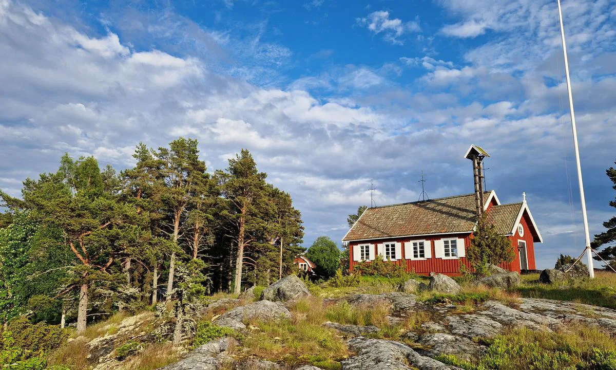 Hölick Gästhamn: {"base": "en", "no": "En fin fiskerkirke", "se": "En fin fiskarkyrka", "en": "A nice fisher church", "da": "En hyggelig fiskerkirke", "fr": "Une jolie \u00e9glise de p\u00eacheurs", "de": "Eine sch\u00f6ne Fischer-Kirche", "es": "Una bonita iglesia de pescadores", "it": "Una graziosa chiesa dei pescatori", "pt": "Uma bonita igreja de pescadores", "nl": "Een mooie visserskerk", "pl": "\u0141adny ko\u015bci\u00f3\u0142 rybacki", "uk": "\u0413\u0430\u0440\u043d\u0430 \u0440\u0438\u0431\u0430\u0446\u044c\u043a\u0430 \u0446\u0435\u0440\u043a\u0432\u0430", "ro": "O frumoas\u0103 biseric\u0103 a pescarilor", "tr": "G\u00fczel bir bal\u0131k\u00e7\u0131 kilisesi", "el": "\u03bc\u03af\u03b1 \u03c9\u03c1\u03b1\u03af\u03b1 \u03b5\u03ba\u03ba\u03bb\u03b7\u03c3\u03af\u03b1 \u03c4\u03c9\u03bd \u03c8\u03b1\u03c1\u03ac\u03b4\u03c9\u03bd", "cs": "P\u011bkn\u00fd ryb\u00e1\u0159sk\u00fd kostel", "hu": "Egy sz\u00e9p hal\u00e1sztemplom", "fi": "Mukava kalastajien kirkko", "bg": "\u0425\u0443\u0431\u0430\u0432\u0430 \u0440\u0438\u0431\u0430\u0440\u0441\u043a\u0430 \u0446\u044a\u0440\u043a\u0432\u0430", "sr": "Lepa ribarska crkva", "et": "Ilus kalap\u00fc\u00fcgikirik", "lv": "Jauka zvejnieku bazn\u012bca", "lt": "Jauki \u017evej\u0173 ba\u017eny\u010dia"}