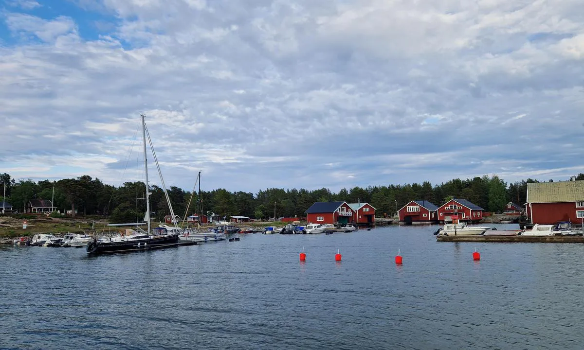 Hölick Gästhamn: {"base": "en", "no": "De 4 fort\u00f8yningsb\u00f8yene er ikke en del av G\u00e4tshamn, men hvis du har en b\u00e5t st\u00f8rre enn 4,5, ville det v\u00e6re det eneste alternativet.<br>Fingerplassen viser 4m, men bare plassen med den bl\u00e5 b\u00e5ten er stor nok for en 4m b\u00e5t. Cirka 4,3m maks.", "se": "De 4 f\u00f6rt\u00f6jningsbojarna \u00e4r inte en del av G\u00e4tshamn men om du har en b\u00e5t som \u00e4r st\u00f6rre \u00e4n 4,5 meter, s\u00e5 skulle det vara det enda alternativet. Fingerplatsen visar 4m, men bara platsen med den bl\u00e5 b\u00e5ten \u00e4r tillr\u00e4ckligt stor f\u00f6r en 4m b\u00e5t. Cirka 4.3m max.", "en": "The 4 mooring buoys are not part of the G\u00e4tshamn but if you have a boat larger than 4.5, that would be the only option.\r\nThe finger place shows 4m, but only the place with the blue boat is large enough for a 4m boat. Circa 4.3m maxi.", "da": "De 4 fort\u00f8jningsb\u00f8jer er ikke en del af G\u00e4thamn, men hvis du har en b\u00e5d, der er st\u00f8rre end 4,5, ville det v\u00e6re den eneste mulighed.<br/>Fingerpladsen viser 4m, men kun pladsen med den bl\u00e5 b\u00e5d er stor nok til en 4m b\u00e5d. Cirka 4,3m maksimum.", "fr": "Les 4 bou\u00e9es d'amarrage ne font pas partie de G\u00e4tshamn mais si votre bateau mesure plus de 4,5, c'est la seule option. L'emplacement pour l'annulaire montre 4m, mais seul l'emplacement avec le bateau bleu est assez grand pour un bateau de 4m. Environ 4,3m max.", "de": "Die 4 Festmachertonnen sind nicht Teil des G\u00e4tshamn, aber wenn Sie ein Boot gr\u00f6\u00dfer als 4,5m haben, w\u00e4re das die einzige Option. Der Fingerplatz zeigt 4m, aber nur der Platz mit dem blauen Boot ist gro\u00df genug f\u00fcr ein 4m Boot. Circa 4,3m maximal.", "es": "Las 4 boyas de amarre no son parte del G\u00e4tshamn, pero si tienes un barco de m\u00e1s de 4.5 metros, esa ser\u00eda la \u00fanica opci\u00f3n. El lugar de amarre en el finger muestra 4m, pero solo el lugar con el barco azul es lo suficientemente grande para un barco de 4m. Aproximadamente 4.3 metros m\u00e1ximo.", "it": "Le 4 boe di ormeggio non fanno parte del G\u00e4tshamn ma se hai una barca pi\u00f9 grande di 4,5 metri, sarebbe l'unica opzione. <br /> Il posto a dita mostra 4m, ma solo il posto con la barca blu \u00e8 abbastanza grande per una barca di 4 metri. Circa 4,3m massimo.", "pt": "As 4 boias de amarra\u00e7\u00e3o n\u00e3o fazem parte do G\u00e4tshamn, mas se voc\u00ea tiver um barco maior que 4,5m, essa seria a \u00fanica op\u00e7\u00e3o. O lugar do dedo mostra 4m, mas apenas o lugar com o barco azul \u00e9 grande o suficiente para um barco de 4m. Aproximadamente 4,3m no m\u00e1ximo.", "nl": "De 4 meerboeien maken geen deel uit van de G\u00e4tshamn, maar als je een boot groter dan 4,5 hebt, zou dat de enige optie zijn. De vingerplaats toont 4m, maar alleen de plaats met de blauwe boot is groot genoeg voor een 4m boot. Circa 4.3m maximaal.", "pl": "Cztery boje cumownicze nie s\u0105 cz\u0119\u015bci\u0105 G\u00e4tshamn, ale je\u015bli masz \u0142\u00f3d\u017a wi\u0119ksz\u0105 ni\u017c 4,5 metra, to b\u0119dzie jedyna opcja. Miejsce na palec pokazuje 4 metry, ale tylko miejsce z niebiesk\u0105 \u0142odzi\u0105 jest wystarczaj\u0105co du\u017ce dla \u0142odzi 4-metrowej. Maksymalnie oko\u0142o 4,3 metra.", "uk": "\u0427\u043e\u0442\u0438\u0440\u0438 \u0448\u0432\u0430\u0440\u0442\u043e\u0432\u043d\u0456 \u0431\u0443\u0457 \u043d\u0435 \u0454 \u0447\u0430\u0441\u0442\u0438\u043d\u043e\u044e \u043f\u0440\u0438\u0441\u0442\u0430\u043d\u0456 \u0490\u0435\u0442\u0441\u0445\u0430\u043c\u043d, \u0430\u043b\u0435 \u044f\u043a\u0449\u043e \u0443 \u0432\u0430\u0441 \u0447\u043e\u0432\u0435\u043d \u0431\u0456\u043b\u044c\u0448\u0435 \u043d\u0456\u0436 4,5 \u043c\u0435\u0442\u0440\u0456\u0432, \u0446\u0435 \u0431\u0443\u0434\u0435 \u0454\u0434\u0438\u043d\u0438\u0439 \u0432\u0430\u0440\u0456\u0430\u043d\u0442.\n\u041c\u0456\u0441\u0446\u0435 \u0431\u0456\u043b\u044f \u043f\u0430\u043b\u044c\u0446\u044f \u043f\u043e\u043a\u0430\u0437\u0443\u0454 4 \u043c, \u0430\u043b\u0435 \u0442\u0456\u043b\u044c\u043a\u0438 \u043c\u0456\u0441\u0446\u0435 \u0437 \u0441\u0438\u043d\u0456\u043c \u0447\u043e\u0432\u043d\u043e\u043c \u0434\u043e\u0441\u0442\u0430\u0442\u043d\u044c\u043e \u0432\u0435\u043b\u0438\u043a\u0435 \u0434\u043b\u044f \u0447\u043e\u0432\u043d\u0430 4 \u043c. \u041f\u0440\u0438\u0431\u043b\u0438\u0437\u043d\u043e 4,3 \u043c \u043c\u0430\u043a\u0441\u0456.", "ro": "Cele 4 balize de ancorare nu fac parte din G\u00e4tshamn, dar dac\u0103 ave\u021bi o barc\u0103 mai mare de 4,5 metri, aceasta ar fi singura op\u021biune. Locul de deget indic\u0103 4m, dar numai locul cu barca albastr\u0103 este suficient de mare pentru o barc\u0103 de 4m. Aproximativ 4,3m maxim.", "tr": "4 ba\u011flama \u015famand\u0131ras\u0131 G\u00e4tshamn'\u0131n par\u00e7as\u0131 de\u011fildir, ancak 4.5 metreden b\u00fcy\u00fck bir tekneniz varsa, bu tek se\u00e7enek olur.<br>Parmak yeri 4m g\u00f6steriyor, ancak sadece mavi teknenin bulundu\u011fu yer 4m'lik bir tekne i\u00e7in yeterince b\u00fcy\u00fckt\u00fcr. Yakla\u015f\u0131k 4.3m maksimum.", "el": "\u039f\u03b9 4 \u03c3\u03b7\u03bc\u03b1\u03b4\u03bf\u03cd\u03c1\u03b5\u03c2 \u03c0\u03c1\u03cc\u03c3\u03b4\u03b5\u03c3\u03b7\u03c2 \u03b4\u03b5\u03bd \u03b1\u03bd\u03ae\u03ba\u03bf\u03c5\u03bd \u03c3\u03c4\u03bf G\u00e4tshamn, \u03b1\u03bb\u03bb\u03ac \u03b1\u03bd \u03ad\u03c7\u03b5\u03c4\u03b5 \u03c3\u03ba\u03ac\u03c6\u03bf\u03c2 \u03bc\u03b5\u03b3\u03b1\u03bb\u03cd\u03c4\u03b5\u03c1\u03bf \u03b1\u03c0\u03cc 4.5 \u03bc\u03ad\u03c4\u03c1\u03b1, \u03b1\u03c5\u03c4\u03cc \u03b8\u03b1 \u03ae\u03c4\u03b1\u03bd \u03b7 \u03bc\u03cc\u03bd\u03b7 \u03b5\u03c0\u03b9\u03bb\u03bf\u03b3\u03ae. \u0397 \u03b8\u03ad\u03c3\u03b7 \u03b4\u03b1\u03ba\u03c4\u03cd\u03bb\u03bf\u03c5 \u03b4\u03b5\u03af\u03c7\u03bd\u03b5\u03b9 4 \u03bc\u03ad\u03c4\u03c1\u03b1, \u03b1\u03bb\u03bb\u03ac \u03bc\u03cc\u03bd\u03bf \u03b7 \u03b8\u03ad\u03c3\u03b7 \u03bc\u03b5 \u03c4\u03bf \u03bc\u03c0\u03bb\u03b5 \u03c3\u03ba\u03ac\u03c6\u03bf\u03c2 \u03b5\u03af\u03bd\u03b1\u03b9 \u03b1\u03c1\u03ba\u03b5\u03c4\u03ac \u03bc\u03b5\u03b3\u03ac\u03bb\u03b7 \u03b3\u03b9\u03b1 \u03ad\u03bd\u03b1 \u03c3\u03ba\u03ac\u03c6\u03bf\u03c2 4 \u03bc\u03ad\u03c4\u03c1\u03c9\u03bd. \u03a0\u03b5\u03c1\u03b9\u03c0\u03bf\u03c5 4.3 \u03bc\u03ad\u03c4\u03c1\u03b1 \u03bc\u03ad\u03b3\u03b9\u03c3\u03c4\u03bf.", "cs": "4 kotevn\u00ed b\u00f3je nejsou sou\u010d\u00e1st\u00ed G\u00e4tshamnu, ale pokud m\u00e1te lo\u010f v\u011bt\u0161\u00ed ne\u017e 4,5 metru, to by byla jedin\u00e1 mo\u017enost. Prstov\u00e9 m\u00edsto ukazuje 4m, ale pouze m\u00edsto s modrou lod\u00ed je dostate\u010dn\u011b velk\u00e9 pro 4m lo\u010f. Cca 4,3m maxim\u00e1ln\u00ed hodnota.", "hu": "A 4 kik\u00f6t\u0151b\u00f3ja nem r\u00e9sze a G\u00e4tshamn-nak, de ha haj\u00f3ja nagyobb, mint 4,5 m, ez az egyetlen lehet\u0151s\u00e9g.<br/>Az ujj-hely 4 m-t mutat, de csak a k\u00e9k haj\u00f3val rendelkez\u0151 hely el\u00e9g nagy egy 4 m-es haj\u00f3 sz\u00e1m\u00e1ra. K\u00f6r\u00fclbel\u00fcl 4,3 m maxim\u00e1lis.", "fi": "4 kiinnityspoijua eiv\u00e4t kuulu G\u00e4tshamnin alueeseen, mutta jos sinulla on yli 4.5 metrin pituinen vene, se on ainoa vaihtoehto. Sormipaikka n\u00e4ytt\u00e4\u00e4 4 metri\u00e4, mutta vain paikka sinisen veneen kanssa on tarpeeksi suuri 4 metrin veneelle. Noin 4.3m maksimipituus.", "bg": "\u0427\u0435\u0442\u0438\u0440\u0438\u0442\u0435 \u0448\u0432\u0430\u0440\u0442\u043e\u0432\u044a\u0447\u043d\u0438 \u0448\u0430\u043c\u0430\u043d\u0434\u0443\u0440\u0438 \u043d\u0435 \u0441\u0430 \u0447\u0430\u0441\u0442 \u043e\u0442 \u0413\u044c\u043e\u0442\u0441\u0445\u0430\u043c\u043d, \u043d\u043e \u0430\u043a\u043e \u0438\u043c\u0430\u0448 \u043b\u043e\u0434\u043a\u0430 \u043f\u043e-\u0433\u043e\u043b\u044f\u043c\u0430 \u043e\u0442 4.5 \u043c\u0435\u0442\u0440\u0430, \u0442\u043e\u0432\u0430 \u0431\u0438 \u0431\u0438\u043b\u043e \u0435\u0434\u0438\u043d\u0441\u0442\u0432\u0435\u043d\u0438\u044f\u0442 \u0432\u0430\u0440\u0438\u0430\u043d\u0442. \u041c\u0435\u0441\u0442\u043e\u0442\u043e \u0437\u0430 \u043f\u0440\u044a\u0441\u0442\u0430 \u043f\u043e\u043a\u0430\u0437\u0432\u0430 4 \u043c\u0435\u0442\u0440\u0430, \u043d\u043e \u0441\u0430\u043c\u043e \u043c\u0435\u0441\u0442\u043e\u0442\u043e \u0441\u044a\u0441 \u0441\u0438\u043d\u044f\u0442\u0430 \u043b\u043e\u0434\u043a\u0430 \u0435 \u0434\u043e\u0441\u0442\u0430\u0442\u044a\u0447\u043d\u043e \u0433\u043e\u043b\u044f\u043c\u043e \u0437\u0430 \u043b\u043e\u0434\u043a\u0430 \u043e\u0442 4 \u043c\u0435\u0442\u0440\u0430. \u041e\u043a\u043e\u043b\u043e 4.3 \u043c\u0435\u0442\u0440\u0430 \u043c\u0430\u043a\u0441\u0438\u043c\u0443\u043c.", "sr": "\u010cetiri bove za privez nisu deo luke G\u00e4tshamn, ali ako imate \u010damac du\u017ei od 4.5 metara, to bi bila jedina opcija. Mesto sa prstom pokazuje 4m, ali samo mesto sa plavim \u010damcem je dovoljno veliko za \u010damac od 4 metra. Otprilike 4.3m maksimalno.", "et": "4 kinnitumispoid ei kuulu G\u00e4tshamnile, kuid kui teil on \u00fcle 4,5 meetri pikkune paat, oleks see ainus v\u00f5imalus. S\u00f5rmesadam n\u00e4itab 4m, kuid ainult sinise paadiga koht on piisavalt suur 4m paadi jaoks. Ligikaudu 4,3 m max.", "lv": "\u010cetras pietauvo\u0161an\u0101s bojas nav da\u013ca no G\u00e4tshamn, bet, ja jums ir laiva, kas ir liel\u0101ka par 4.5 metriem, t\u0101 b\u016btu vien\u012bg\u0101 iesp\u0113ja. Pirkstu vieta r\u0101da 4m, bet tikai vieta ar zilo laivu ir pietiekami liela 4m laivai. Maksim\u0101li apm\u0113ram 4.3 metri.", "lt": "\u0160ios 4 inkaravimo pl\u016bd\u0117s n\u0117ra G\u00e4tshamn dalis, ta\u010diau jei turite didesn\u0119 nei 4,5 m valt\u012f, tai b\u016bt\u0173 vienintelis pasirinkimas. Pir\u0161to vieta rodo 4 m, bet tik vieta su m\u0117lyna valtimi yra pakankamai didel\u0117 4 m val\u010diai. Ma\u017edaug 4,3 m maksimumas."}