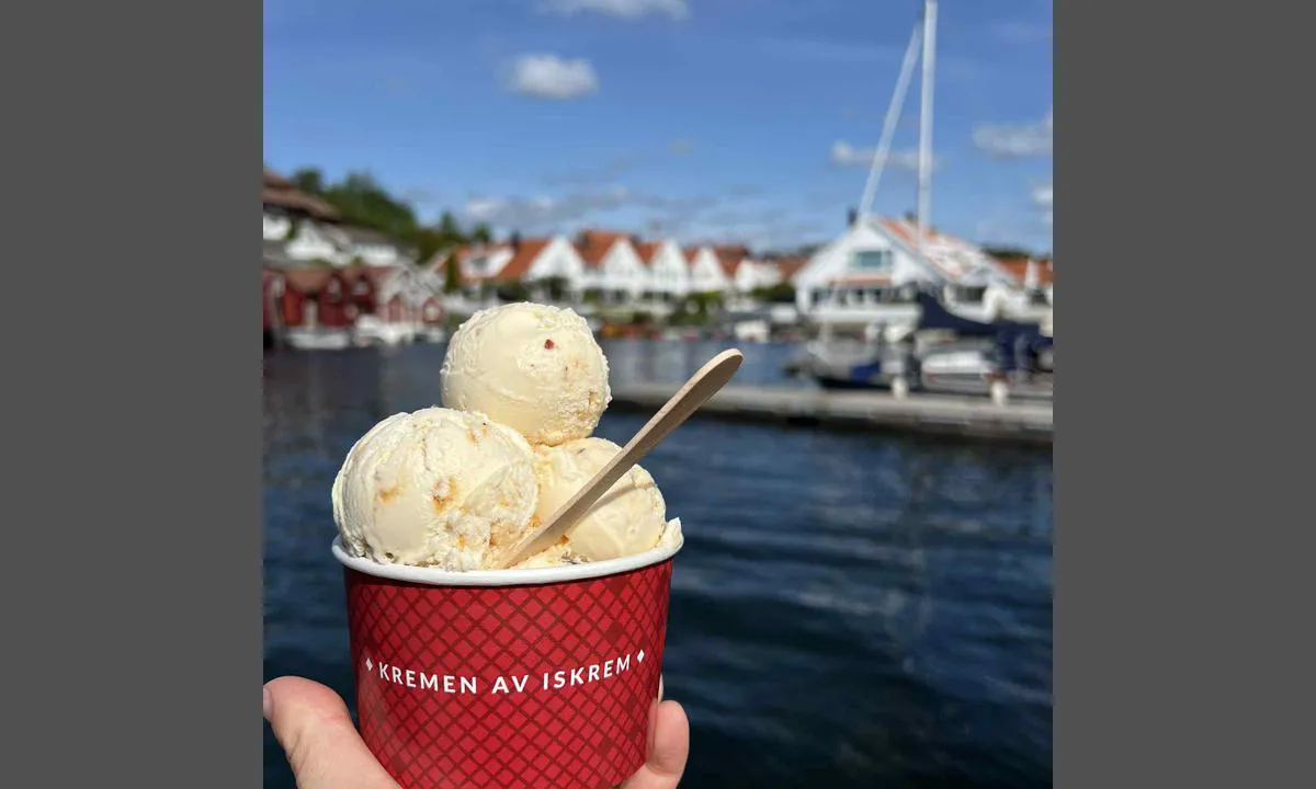 Høllen Brygge: {"base": "no", "no": "Den beste isen fra Hennig Olsen :-) Isbua i H\u00f8llen har \u00e5pnet fra 11-21 i fellesferien og har et variert utvalg kuleis og selvf\u00f8lgelig den beste softisen!", "se": "Den b\u00e4sta glassen fr\u00e5n Hennig Olsen :-) Glasskiosken i H\u00f8llen \u00e4r \u00f6ppen fr\u00e5n 11-21 under gemensamma semestern och har ett varierat utbud av kulglass och sj\u00e4lvklart den b\u00e4sta mjukglassen!", "en": "The best ice cream from Hennig Olsen :-) The ice cream booth in H\u00f8llen is open from 11 AM to 9 PM during the joint holiday period and has a varied selection of scoop ice cream and, of course, the best soft serve!", "da": "Den bedste is fra Hennig Olsen :-) Isboden i H\u00f8llen har \u00e5bent fra 11-21 i f\u00e6llesferien og har et varieret udvalg af kugleis og selvf\u00f8lgelig den bedste softice!", "fr": "La meilleure glace de Hennig Olsen :-) Le kiosque \u00e0 glaces \u00e0 H\u00f8llen est ouvert de 11h \u00e0 21h pendant les vacances d'\u00e9t\u00e9 et propose un large choix de glaces en boules et bien s\u00fbr la meilleure glace \u00e0 l'italienne !", "de": "Das beste Eis von Hennig Olsen :-) Die Eisbude in H\u00f8llen hat w\u00e4hrend der Ferien von 11-21 Uhr ge\u00f6ffnet und bietet eine vielf\u00e4ltige Auswahl an Kugel-Eis und nat\u00fcrlich das beste Softeis!", "es": "El mejor helado de Hennig Olsen :-) La caseta de helados en H\u00f8llen est\u00e1 abierta de 11 a 21 durante las vacaciones de verano y ofrece una variada selecci\u00f3n de helados en bola y, por supuesto, el mejor helado suave!", "it": "Il miglior gelato di Hennig Olsen :-) La gelateria Isbua a H\u00f8llen \u00e8 aperta dalle 11:00 alle 21:00 durante le vacanze estive e offre una vasta selezione di gelati al cucchiaio e, naturalmente, il miglior gelato soft!", "pt": "O melhor sorvete de Hennig Olsen :-) A Isbua em H\u00f8llen est\u00e1 aberta das 11h \u00e0s 21h durante as f\u00e9rias coletivas e tem uma variada sele\u00e7\u00e3o de sorvetes de bola e, claro, o melhor sorvete soft!", "nl": "Het beste ijs van Hennig Olsen :-) Het ijssalon in H\u00f8llen is geopend van 11-21 tijdens de zomervakantie en biedt een gevarieerd assortiment schepijs en natuurlijk het beste softijs!", "pl": "Najlepsze lody od Hennig Olsen :-) Lodziarnia w H\u00f8llen jest otwarta od 11-21 podczas wsp\u00f3lnych wakacji i oferuje szeroki wyb\u00f3r lod\u00f3w ga\u0142kowych oraz oczywi\u015bcie najlepsze lody soft!", "uk": "\u041d\u0430\u0439\u043a\u0440\u0430\u0449\u0435 \u043c\u043e\u0440\u043e\u0437\u0438\u0432\u043e \u0432\u0456\u0434 Hennig Olsen :-) \u041a\u0456\u043e\u0441\u043a \u043c\u043e\u0440\u043e\u0437\u0438\u0432\u0430 \u0432 H\u00f8llen \u0432\u0456\u0434\u043a\u0440\u0438\u0442\u0438\u0439 \u0437 11-21 \u043f\u0456\u0434 \u0447\u0430\u0441 \u0437\u0430\u0433\u0430\u043b\u044c\u043d\u0438\u0445 \u0441\u0432\u044f\u0442 \u0456 \u043c\u0430\u0454 \u0440\u0456\u0437\u043d\u043e\u043c\u0430\u043d\u0456\u0442\u043d\u0438\u0439 \u0430\u0441\u043e\u0440\u0442\u0438\u043c\u0435\u043d\u0442 \u043c\u043e\u0440\u043e\u0437\u0438\u0432\u0430 \u043d\u0430 \u043a\u0443\u043b\u044c\u043a\u0430\u0445 \u0456, \u0437\u0432\u0438\u0447\u0430\u0439\u043d\u043e, \u043d\u0430\u0439\u043a\u0440\u0430\u0449\u0435 \u043c'\u044f\u043a\u0435 \u043c\u043e\u0440\u043e\u0437\u0438\u0432\u043e!", "ro": "Cea mai bun\u0103 \u00eenghe\u021bat\u0103 de la Hennig Olsen :-) Tienda de \u00eenghe\u021bat\u0103 din H\u00f8llen este deschis\u0103 de la 11-21 \u00een perioada vacan\u021bei comune \u0219i are o selec\u021bie variat\u0103 de \u00eenghe\u021bat\u0103 la cup\u0103 \u0219i, bine\u00een\u021beles, cea mai bun\u0103 \u00eenghe\u021bat\u0103 moale!", "tr": "Hennig Olsen'den en iyi dondurma :-) H\u00f8llen'deki Dondurma B\u00fcfesi ortak tatilde 11-21 aras\u0131 a\u00e7\u0131k ve \u00e7e\u015fitli top dondurmalar ve tabii ki en iyi soft dondurma sunuyor!", "el": "\u03a4\u03bf \u03ba\u03b1\u03bb\u03cd\u03c4\u03b5\u03c1\u03bf \u03c0\u03b1\u03b3\u03c9\u03c4\u03cc \u03b1\u03c0\u03cc \u03c4\u03b7\u03bd Hennig Olsen :-) \u03a4\u03bf \u03c0\u03b5\u03c1\u03af\u03c0\u03c4\u03b5\u03c1\u03bf \u03c3\u03c4\u03bf H\u00f8llen \u03b5\u03af\u03bd\u03b1\u03b9 \u03b1\u03bd\u03bf\u03b9\u03c7\u03c4\u03cc \u03b1\u03c0\u03cc \u03c4\u03b9\u03c2 11 \u03ad\u03c9\u03c2 \u03c4\u03b9\u03c2 21 \u03ba\u03b1\u03c4\u03ac \u03c4\u03b7 \u03b4\u03b9\u03ac\u03c1\u03ba\u03b5\u03b9\u03b1 \u03c4\u03b7\u03c2 \u03ba\u03bf\u03b9\u03bd\u03ae\u03c2 \u03ac\u03b4\u03b5\u03b9\u03b1\u03c2 \u03ba\u03b1\u03b9 \u03b4\u03b9\u03b1\u03b8\u03ad\u03c4\u03b5\u03b9 \u03bc\u03b9\u03b1 \u03c0\u03bf\u03b9\u03ba\u03b9\u03bb\u03af\u03b1 \u03b1\u03c0\u03cc \u03c0\u03b1\u03b3\u03c9\u03c4\u03ac \u03c3\u03b5 \u03bc\u03c0\u03ac\u03bb\u03b5\u03c2 \u03ba\u03b1\u03b9 \u03c6\u03c5\u03c3\u03b9\u03ba\u03ac \u03c4\u03bf \u03ba\u03b1\u03bb\u03cd\u03c4\u03b5\u03c1\u03bf \u03bc\u03b1\u03bb\u03b1\u03ba\u03cc \u03c0\u03b1\u03b3\u03c9\u03c4\u03cc!", "cs": "Nejlep\u0161\u00ed zmrzlina od Hennig Olsen :-) Isbua v H\u00f8llen je otev\u0159en\u00e1 od 11 do 21 hodin b\u011bhem spole\u010dn\u00e9 dovolen\u00e9 a nab\u00edz\u00ed r\u016fzn\u00e9 druhy kope\u010dkov\u00e9 zmrzliny a samoz\u0159ejm\u011b tu nejlep\u0161\u00ed to\u010denou zmrzlinu!", "hu": "A legjobb fagylalt Hennig Olsent\u0151l :-) Az Isbua H\u00f8llenben a k\u00f6z\u00f6s nyaral\u00e1s ideje alatt 11-21 \u00f3r\u00e1ig tart nyitva, \u00e9s v\u00e1ltozatos v\u00e1laszt\u00e9kot k\u00edn\u00e1l gomb\u00f3cos fagylaltokb\u00f3l \u00e9s term\u00e9szetesen a legjobb l\u00e1gyfagylaltb\u00f3l!", "fi": "Hennigin Olsenin parasta j\u00e4\u00e4tel\u00f6\u00e4 :-) Isbua H\u00f8lleniss\u00e4 on avoinna 11-21 yhteisen loma-ajan ja tarjolla on monipuolinen valikoima j\u00e4\u00e4tel\u00f6palloja sek\u00e4 tietenkin parasta pehmist\u00e4!", "bg": "\u041d\u0430\u0439-\u0434\u043e\u0431\u0440\u0438\u044f\u0442 \u0441\u043b\u0430\u0434\u043e\u043b\u0435\u0434 \u043e\u0442 Hennig Olsen :-) \u041f\u0430\u0432\u0438\u043b\u0438\u043e\u043d\u044a\u0442 \u0437\u0430 \u0441\u043b\u0430\u0434\u043e\u043b\u0435\u0434 \u0432 H\u00f8llen \u0435 \u043e\u0442\u0432\u043e\u0440\u0435\u043d \u043e\u0442 11 \u0434\u043e 21 \u043f\u043e \u0432\u0440\u0435\u043c\u0435 \u043d\u0430 \u043e\u0431\u0449\u0430\u0442\u0430 \u0432\u0430\u043a\u0430\u043d\u0446\u0438\u044f \u0438 \u043f\u0440\u0435\u0434\u043b\u0430\u0433\u0430 \u0440\u0430\u0437\u043d\u043e\u043e\u0431\u0440\u0430\u0437\u0438\u0435 \u043e\u0442 \u0442\u043e\u043f\u043a\u0438 \u0441\u043b\u0430\u0434\u043e\u043b\u0435\u0434 \u0438, \u0440\u0430\u0437\u0431\u0438\u0440\u0430 \u0441\u0435, \u043d\u0430\u0439-\u0434\u043e\u0431\u0440\u0438\u044f\u0442 \u043c\u0435\u043a \u0441\u043b\u0430\u0434\u043e\u043b\u0435\u0434!", "sr": "Najbolji sladoled od Hennig Olsen :-) Sladolednica u H\u00f8llen-u je otvorena od 11-21 tokom zajedni\u010dkog odmora i nudi raznovrstan izbor kuglastih sladoleda i naravno najbolji soft sladoled!", "et": "Parim j\u00e4\u00e4tis Hennig Olsenilt :-) Isbua H\u00f8llenis on avatud \u00fchispuhkuse ajal kell 11-21 ja pakub mitmekesist valikut pallij\u00e4\u00e4tist ja loomulikult parimat pehmet j\u00e4\u00e4tist!", "lv": "Lab\u0101k\u0101 sald\u0113juma vieta no Hennig Olsen :-) Isbua H\u00f8llen ir atv\u0113rta no 11 l\u012bdz 21 kop\u0113j\u0101 atp\u016bt\u0101 un pied\u0101v\u0101 da\u017e\u0101dus sald\u0113juma veidus, k\u0101 ar\u012b, protams, lab\u0101ko m\u012bksto sald\u0113jumu!", "lt": "Geriausi Hennig Olsen ledai :-) Led\u0173 kioskas H\u00f8llene atidarytas nuo 11:00 iki 21:00 bendr\u0173j\u0173 atostog\u0173 metu ir si\u016blo \u012fvair\u0173 rutulini\u0173 led\u0173 pasirinkim\u0105 bei, \u017einoma, geriausi\u0105 plombyr\u0105!"}