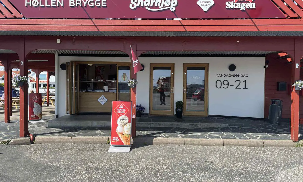 Høllen Brygge: {"base": "no", "no": "Butikkens \u00e5pningstider i juli er 08.00-22.00", "se": "Butikens \u00f6ppettider i juli \u00e4r 08.00-22.00", "en": "The store's opening hours in July are 08:00-22:00", "da": "Butikkens \u00e5bningstider i juli er 08.00-22.00", "fr": "Les horaires d'ouverture du magasin en juillet sont de 08h00 \u00e0 22h00", "de": "Die \u00d6ffnungszeiten des Gesch\u00e4fts im Juli sind 08.00-22.00", "es": "El horario de apertura de la tienda en julio es de 08:00 a 22:00", "it": "L'orario di apertura del negozio a luglio \u00e8 08.00-22.00", "pt": "O hor\u00e1rio de funcionamento da loja em julho \u00e9 das 08:00 \u00e0s 22:00", "nl": "De openingstijden van de winkel in juli zijn 08.00-22.00", "pl": "Godziny otwarcia sklepu w lipcu to 08:00-22:00", "uk": "\u0413\u043e\u0434\u0438\u043d\u0438 \u0440\u043e\u0431\u043e\u0442\u0438 \u043c\u0430\u0433\u0430\u0437\u0438\u043d\u0443 \u0432 \u043b\u0438\u043f\u043d\u0456 \u0437 08:00 \u0434\u043e 22:00", "ro": "Programul de func\u021bionare al magazinului \u00een iulie este 08.00-22.00", "tr": "D\u00fckkan\u0131n temmuz ay\u0131ndaki a\u00e7\u0131l\u0131\u015f saatleri 08.00-22.00", "el": "\u038f\u03c1\u03b5\u03c2 \u03bb\u03b5\u03b9\u03c4\u03bf\u03c5\u03c1\u03b3\u03af\u03b1\u03c2 \u03c4\u03bf\u03c5 \u03ba\u03b1\u03c4\u03b1\u03c3\u03c4\u03ae\u03bc\u03b1\u03c4\u03bf\u03c2 \u03c4\u03bf\u03bd \u0399\u03bf\u03cd\u03bb\u03b9\u03bf \u03b5\u03af\u03bd\u03b1\u03b9 08.00-22.00", "cs": "Otev\u00edrac\u00ed doba obchodu v \u010dervenci je 08.00-22.00", "hu": "A bolt nyitvatart\u00e1si ideje j\u00faliusban 08:00-22:00", "fi": "Kaupan aukioloajat hein\u00e4kuussa ovat 08.00-22.00", "bg": "\u0420\u0430\u0431\u043e\u0442\u043d\u043e\u0442\u043e \u0432\u0440\u0435\u043c\u0435 \u043d\u0430 \u043c\u0430\u0433\u0430\u0437\u0438\u043d\u0430 \u043f\u0440\u0435\u0437 \u044e\u043b\u0438 \u0435 \u043e\u0442 08.00 \u0434\u043e 22.00", "sr": "\u0420\u0430\u0434\u043d\u043e \u0432\u0440\u0435\u043c\u0435 \u043f\u0440\u043e\u0434\u0430\u0432\u043d\u0438\u0446\u0435 \u0443 \u0458\u0443\u043b\u0443 \u0458\u0435 08.00-22.00", "et": "Poe lahtiolekuajad juulis on 08.00-22.00", "lv": "Veikala darba laiks j\u016blij\u0101 ir 08.00-22.00", "lt": "Parduotuv\u0117s darbo laikas liepos m\u0117nes\u012f yra nuo 08.00 iki 22.00"}