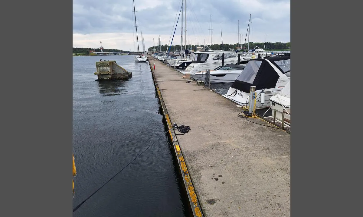 Höllviken/Falsterbokanalen: {"base": "no", "no": "Longsideplasser. Broen over Falsterbokanalen ses i bakgrunnen.", "se": "L\u00e5ngsidesplatser. Bron \u00f6ver Falsterbokanalen ses i bakgrunden.", "en": "Alongside berths. The bridge over the Falsterbo Canal can be seen in the background.", "da": "Langsidepladser. Broen over Falsterbokanalen ses i baggrunden.", "fr": "Places longitudinales. Le pont sur le canal de Falsterbo se voit en arri\u00e8re-plan.", "de": "L\u00e4ngsseitsliegepl\u00e4tze. Die Br\u00fccke \u00fcber den Falsterbokanal ist im Hintergrund zu sehen.", "es": "Atraques de costado. El puente sobre el Canal de Falsterbo se ve en el fondo.", "it": "Ormeggi lungo il lato. Il ponte sul canale di Falsterbo \u00e8 visibile sullo sfondo.", "pt": "Lugares de atraca\u00e7\u00e3o ao longo do cais. A ponte sobre o Canal de Falsterbo pode ser vista ao fundo.", "nl": "Langszijplaatsen. De brug over het Falsterbokanaal is op de achtergrond te zien.", "pl": "Miejsca r\u00f3wnoleg\u0142e. Most nad Kana\u0142em Falsterbo widoczny w tle.", "uk": "\u041c\u0456\u0441\u0446\u044f \u0448\u0432\u0430\u0440\u0442\u0443\u0432\u0430\u043d\u043d\u044f \u0432\u0437\u0434\u043e\u0432\u0436 \u0431\u043e\u0440\u0442\u0443. \u041c\u0456\u0441\u0442 \u0447\u0435\u0440\u0435\u0437 \u043a\u0430\u043d\u0430\u043b \u0424\u0430\u043b\u044c\u0441\u0442\u0435\u0440\u0431\u043e \u0432\u0438\u0434\u043d\u0438\u0439 \u043d\u0430 \u0437\u0430\u0434\u043d\u044c\u043e\u043c\u0443 \u043f\u043b\u0430\u043d\u0456.", "ro": "Locuri de acostare pe latura lung\u0103. Podul de peste Canalul Falsterbo poate fi v\u0103zut \u00een fundal.", "tr": "Boylam\u0131 iskeleleri. Falsterbo Kanal\u0131 \u00fczerindeki k\u00f6pr\u00fc arka planda g\u00f6r\u00fcn\u00fcyor.", "el": "\u0398\u03ad\u03c3\u03b5\u03b9\u03c2 \u03ba\u03b1\u03c4\u03ac \u03bc\u03ae\u03ba\u03bf\u03c2. \u0397 \u03b3\u03ad\u03c6\u03c5\u03c1\u03b1 \u03c0\u03ac\u03bd\u03c9 \u03b1\u03c0\u03cc \u03c4\u03bf \u03ba\u03b1\u03bd\u03ac\u03bb\u03b9 Falsterbo \u03c6\u03b1\u03af\u03bd\u03b5\u03c4\u03b1\u03b9 \u03c3\u03c4\u03bf \u03c0\u03b1\u03c1\u03b1\u03c3\u03ba\u03ae\u03bd\u03b9\u03bf.", "cs": "M\u00edsta pro bo\u010dn\u00ed p\u0159ist\u00e1n\u00ed. V pozad\u00ed je vid\u011bt most p\u0159es kan\u00e1l Falsterbo.", "hu": "Hosszoldal\u00fa helyek. A Falsterbo-csatorna feletti h\u00edd l\u00e1that\u00f3 a h\u00e1tt\u00e9rben.", "fi": "Laiturisijoitukset. Silta Falsterbokanalenin yli n\u00e4kyy taustalla.", "bg": "\u041c\u0435\u0441\u0442\u0430 \u0437\u0430 \u0448\u0432\u0430\u0440\u0442\u043e\u0432\u0430\u043d\u0435 \u043f\u043e \u0434\u044a\u043b\u0436\u0438\u043d\u0430\u0442\u0430 \u043d\u0430 \u043a\u0435\u044f. \u041c\u043e\u0441\u0442\u044a\u0442 \u043d\u0430\u0434 \u043a\u0430\u043d\u0430\u043b\u0430 \u0424\u0430\u043b\u0441\u0442\u0435\u0440\u0431\u043e \u0441\u0435 \u0432\u0438\u0436\u0434\u0430 \u043d\u0430 \u0437\u0430\u0434\u0435\u043d \u043f\u043b\u0430\u043d.", "sr": "\u041a\u0440\u0430\u0458\u0435\u0432\u0441\u043a\u0435 \u0432\u0435\u0437\u0435. \u041c\u043e\u0441\u0442 \u043f\u0440\u0435\u043a\u043e \u043a\u0430\u043d\u0430\u043b\u0430 \u0424\u0430\u043b\u0441\u0442\u0435\u0440\u0431\u043e \u0441\u0435 \u0432\u0438\u0434\u0438 \u0443 \u043f\u043e\u0437\u0430\u0434\u0438\u043d\u0438.", "et": "K\u00fclgkai. Sild \u00fcle Falsterbokanali on taustal n\u00e4ha.", "lv": "Gar mal\u0101m piest\u0101tnes. Tilts p\u0101r Falsterbokan\u0101lu redzams fon\u0101.", "lt": "Laivo \u0161vartavimo vietos prie krantin\u0117s. Tiltas per Falsterbokanalen yra fone."}