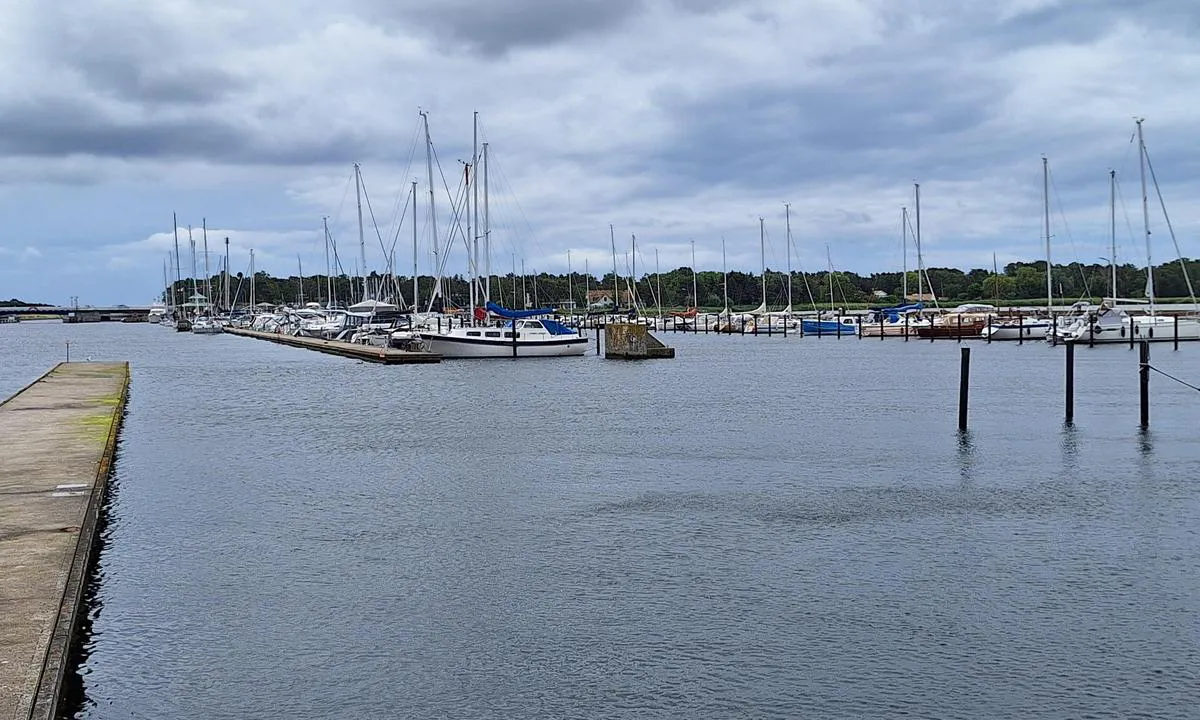 Höllviken/Falsterbokanalen: {"base": "no", "no": "Oversikt. Longsideplasser og b\u00e5ser med p\u00e5ler, ikke utriggere. De som er ledige kan benyttes. Sjekk med havneverten.", "se": "\u00d6versikt. L\u00e5ngsidesplatser och b\u00e5tplatser med p\u00e5lar, inga utflyktsbommar. De som \u00e4r lediga kan anv\u00e4ndas. Kolla med hamnv\u00e4rden.", "en": "Overview. Longside berths and mooring places with poles, no finger pontoons. Available spots can be used. Check with the harbor master.", "da": "Oversigt. Langsidepladser og b\u00e5se med p\u00e6le, ikke udriggere. De der er ledige, kan benyttes. Tjek med havnev\u00e6rten.", "fr": "Vue d'ensemble. Places \u00e0 quai et postes avec des pieux, pas de catways. Les places disponibles peuvent \u00eatre utilis\u00e9es. V\u00e9rifiez avec le responsable du port.", "de": "\u00dcbersicht. L\u00e4ngsseitsliegepl\u00e4tze und Boxen mit Pf\u00e4hlen, keine Ausleger. Die freien Pl\u00e4tze k\u00f6nnen genutzt werden. \u00dcberpr\u00fcfen Sie dies mit dem Hafenmeister.", "es": "Descripci\u00f3n general. Espacios laterales y puestos con pilones, no con brazos de atraque. Los que est\u00e1n disponibles se pueden usar. Consulte con el anfitri\u00f3n del puerto.", "it": "Panoramica. Ormeggi lungo il lato e posti per barche con pali, senza bracci. Quelli liberi possono essere utilizzati. Controlla con l'addetto al porto.", "pt": "Vis\u00e3o geral. Amarra\u00e7\u00e3o de borda e vagas com estacas, sem bra\u00e7os de atraca\u00e7\u00e3o. Os que est\u00e3o dispon\u00edveis podem ser utilizados. Verifique com o capit\u00e3o do porto.", "nl": "Overzicht. Langsplaatsen en boxen met palen, geen drijvende steigers. Beschikbare plaatsen kunnen gebruikt worden. Controleer met de havenmeester.", "pl": "Przegl\u0105d. Miejsca przy nabrze\u017cu i miejsca postojowe ze s\u0142upkami, bez bom\u00f3w. Dost\u0119pne miejsca mog\u0105 by\u0107 u\u017cywane. Sprawd\u017a z gospodarzem portu.", "uk": "<h2>\u041e\u0433\u043b\u044f\u0434</h2><p>\u0421\u0442\u043e\u044f\u043d\u043a\u0438 \u0443\u0437\u0434\u043e\u0432\u0436 \u043f\u0440\u0438\u0447\u0430\u043b\u0443 \u0442\u0430 \u0431\u043e\u043a\u0441\u0438 \u0437 \u043f\u0430\u043b\u044f\u043c\u0438, \u043d\u0435\u043c\u0430\u0454 \u0432\u0438\u043d\u043e\u0441\u043d\u0438\u0445 \u043a\u0440\u0456\u043f\u043b\u0435\u043d\u044c. \u041c\u043e\u0436\u043d\u0430 \u043a\u043e\u0440\u0438\u0441\u0442\u0443\u0432\u0430\u0442\u0438\u0441\u044f \u0442\u0438\u043c\u0438, \u0449\u043e \u0432\u0456\u043b\u044c\u043d\u0456. \u041f\u0435\u0440\u0435\u0432\u0456\u0440\u0442\u0435 \u0437 \u0445\u0430\u0437\u044f\u0457\u043d\u043e\u043c \u0433\u0430\u0432\u0430\u043d\u0456.</p>", "ro": "Prezentare. Locuri longitudinale \u0219i st\u00e2lpi de andocare, f\u0103r\u0103 debarcadere. Cele care sunt libere pot fi folosite. Verifica\u021bi cu gazda portului.", "tr": "Genel bak\u0131\u015f. \u0130skeleye yan yana ba\u011flama yerleri ve kaz\u0131kl\u0131 tekne park yerleri var, y\u00fczer iskeleler yok. Bo\u015f olanlar\u0131 kullanabilirsiniz. Liman g\u00f6revlisi ile kontrol edin.", "el": "\u0395\u03c0\u03b9\u03c3\u03ba\u03cc\u03c0\u03b7\u03c3\u03b7. \u0398\u03ad\u03c3\u03b5\u03b9\u03c2 \u03ba\u03b1\u03c4\u03ac \u03bc\u03ae\u03ba\u03bf\u03c2 \u03ba\u03b1\u03b9 \u03b8\u03ad\u03c3\u03b5\u03b9\u03c2 \u03bc\u03b5 \u03c3\u03c4\u03ae\u03bb\u03bf\u03c5\u03c2, \u03c7\u03c9\u03c1\u03af\u03c2 \u03c0\u03bb\u03c9\u03c1\u03ac\u03c1\u03b9\u03b1. \u0391\u03c5\u03c4\u03ad\u03c2 \u03c0\u03bf\u03c5 \u03b5\u03af\u03bd\u03b1\u03b9 \u03b4\u03b9\u03b1\u03b8\u03ad\u03c3\u03b9\u03bc\u03b5\u03c2 \u03bc\u03c0\u03bf\u03c1\u03bf\u03cd\u03bd \u03bd\u03b1 \u03c7\u03c1\u03b7\u03c3\u03b9\u03bc\u03bf\u03c0\u03bf\u03b9\u03b7\u03b8\u03bf\u03cd\u03bd. \u0395\u03bb\u03ad\u03b3\u03be\u03c4\u03b5 \u03bc\u03b5 \u03c4\u03bf\u03bd \u03c5\u03c0\u03b5\u03cd\u03b8\u03c5\u03bd\u03bf \u03c4\u03bf\u03c5 \u03bb\u03b9\u03bc\u03b1\u03bd\u03b9\u03bf\u03cd.", "cs": "P\u0159ehled. M\u00edsta pod\u00e9l b\u0159ehu a kotvi\u0161t\u011b s pilotami, bez v\u00fdlo\u017en\u00edk\u016f. Voln\u00e1 m\u00edsta je mo\u017en\u00e9 vyu\u017e\u00edt. Ov\u011b\u0159te u p\u0159\u00edstavn\u00edho spr\u00e1vce.", "hu": "\u00c1ttekint\u00e9s. Hosszanti oldali helyek \u00e9s kar\u00f3val ell\u00e1tott kik\u00f6t\u0151helyek, nincsenek \u00fasz\u00f3 pontonok. A szabad helyek haszn\u00e1lhat\u00f3ak. \u00c9rdekl\u0151dj a kik\u00f6t\u0151mester\u00e9n\u00e9l.", "fi": "Yleiskatsaus. Sivukiinnityspaikkoja ja paalupaikkoja, ei aisapaikkoja. Vapaana olevia paikkoja voi k\u00e4ytt\u00e4\u00e4. Tarkista satamais\u00e4nn\u00e4lt\u00e4.", "bg": "\u041f\u0440\u0435\u0433\u043b\u0435\u0434. \u041f\u0440\u0438\u0447\u0430\u043b\u0438 \u0438 \u043b\u043e\u0434\u043a\u043e\u0441\u0442\u043e\u044f\u043d\u043a\u0438 \u0441 \u043f\u0438\u043b\u043e\u043d\u0438, \u0431\u0435\u0437 \u043f\u043b\u0430\u0432\u0430\u0449\u0438 \u043f\u0440\u0435\u0433\u0440\u0430\u0434\u0438. \u0421\u0432\u043e\u0431\u043e\u0434\u043d\u0438\u0442\u0435 \u043c\u0435\u0441\u0442\u0430 \u043c\u043e\u0433\u0430\u0442 \u0434\u0430 \u0441\u0435 \u0438\u0437\u043f\u043e\u043b\u0437\u0432\u0430\u0442. \u041e\u0431\u044a\u0440\u043d\u0435\u0442\u0435 \u0441\u0435 \u043a\u044a\u043c \u043f\u0440\u0438\u0441\u0442\u0430\u043d\u0438\u0449\u043d\u0438\u044f \u043d\u0430\u0434\u0437\u0438\u0440\u0430\u0442\u0435\u043b.", "sr": "\u041f\u0440\u0435\u0433\u043b\u0435\u0434. \u041c\u0435\u0441\u0442\u0430 \u0441\u0430 \u0431\u043e\u0447\u043d\u0438\u043c \u043f\u0440\u0438\u0441\u0442\u0430\u0458\u0430\u045a\u0435\u043c \u0438 \u043c\u0435\u0441\u0442\u0430 \u0441\u0430 \u0441\u0442\u0443\u0431\u043e\u0432\u0438\u043c\u0430, \u043d\u0435\u043c\u0430 \u0438\u0441\u043f\u0440\u0443\u0436\u0435\u043d\u0438\u0445 \u0440\u0430\u043c\u043e\u0432\u0430 \u0437\u0430 \u043f\u0440\u0438\u0441\u0442\u0430\u0458\u0430\u045a\u0435. \u041c\u0435\u0441\u0442\u0430 \u043a\u043e\u0458\u0430 \u0441\u0443 \u0441\u043b\u043e\u0431\u043e\u0434\u043d\u0430 \u043c\u043e\u0433\u0443 \u0441\u0435 \u043a\u043e\u0440\u0438\u0441\u0442\u0438\u0442\u0438. \u041f\u0440\u043e\u0432\u0435\u0440\u0438\u0442\u0435 \u0441\u0430 \u043f\u0440\u0438\u0441\u0442\u0430\u043d\u0438\u0448\u043d\u0438\u043c \u0434\u043e\u043c\u0430\u045b\u0438\u043d\u043e\u043c.", "et": "\u00dclevaade. Pikkuskohad ja poidega kohad, ei ole ujuvaid poideid. Vabad, kasutatavad kohad. Kontrollige sadamakapteniga.", "lv": "P\u0101rskats. Gar\u0101mbrauco\u0161as vietas un piest\u0101tnes ar p\u0101\u013ciem, bez izvirz\u012bt\u0101jiem. Br\u012bv\u0101s vietas var izmantot. P\u0101rbaudiet ar ostas sargu.", "lt": "Ap\u017evalga. Prie\u0161v\u0117jai ir vietos su poliais, be i\u0161ky\u0161uli\u0173. \u012e laisv\u0105sias galima \u012fplaukti. Pasitarkite su uosto pri\u017ei\u016br\u0117toju."}