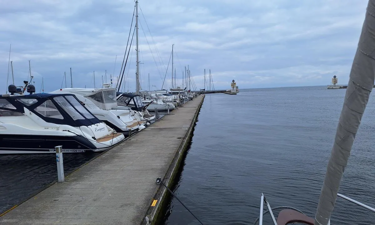 Höllviken/Falsterbokanalen: {"base": "no", "no": "Innl\u00f8pet mot nord, Malm\u00f8, Landskrona og resten av \u00d8resund. Mange longsideplasser i kanalen.", "se": "Inloppet mot norr, Malm\u00f6, Landskrona och resten av \u00d6resund. M\u00e5nga l\u00e5ngsidesplatser i kanalen.", "en": "The approach from the north, Malm\u00f8, Landskrona, and the rest of \u00d8resund. Many alongside berths in the canal.", "da": "Indl\u00f8bet mod nord, Malm\u00f8, Landskrona og resten af \u00d8resund. Mange langskibspladser i kanalen.", "fr": "Entr\u00e9e vers le nord, Malm\u00f6, Landskrona et le reste de l'\u00d8resund. Beaucoup de places longside dans le canal.", "de": "Die Einfahrt nach Norden, Malm\u00f8, Landskrona und der Rest des \u00d6resunds. Viele Liegepl\u00e4tze l\u00e4ngsseits im Kanal.", "es": "Aproximaci\u00f3n desde el norte, Malm\u00f6, Landskrona y el resto del \u00d8resund. Muchas plazas de amarre longitudinal en el canal.", "it": "L'ingresso verso nord, Malm\u00f8, Landskrona e il resto dell'\u00d8resund. Molti posti di ormeggio lungo il canale.", "pt": "A entrada ao norte, Malm\u00f8, Landskrona e o resto de \u00d8resund. Muitos lugares para atracar ao longo do canal.", "nl": "De ingang naar het noorden, Malm\u00f6, Landskrona en de rest van de \u00d8resund. Veel aanlegplaatsen langszij in het kanaal.", "pl": "Podej\u015bcie od p\u00f3\u0142nocy, Malm\u00f6, Landskrona i reszta Sundetu. Wiele miejsc do cumowania w kanale.", "uk": "\u0412\u0445\u0456\u0434 \u0437 \u043f\u0456\u0432\u043d\u043e\u0447\u0456, \u041c\u0430\u043b\u044c\u043c\u0435, \u041b\u0430\u043d\u0434\u0441\u043a\u0440\u0443\u043d\u0430 \u0442\u0430 \u0456\u043d\u0448\u0430 \u0447\u0430\u0441\u0442\u0438\u043d\u0430 \u0415\u0440\u0435\u0441\u0443\u043d\u043d\u0443. \u0411\u0430\u0433\u0430\u0442\u043e \u043c\u0456\u0441\u0446\u044c \u0434\u043b\u044f \u0441\u0442\u043e\u044f\u043d\u043a\u0438 \u0432\u0437\u0434\u043e\u0432\u0436 \u043a\u0430\u043d\u0430\u043b\u0443.", "ro": "Accesul din nord, Malm\u00f8, Landskrona \u0219i restul \u00d8resund. Multe locuri de acostare de-a lungul canalului.", "tr": "Kuzeye giri\u015f, Malm\u00f6, Landskrona ve geri kalan \u00d8resund. Kanalda bir\u00e7ok longside yerleri.", "el": "\u0397 \u03b5\u03af\u03c3\u03bf\u03b4\u03bf\u03c2 \u03c0\u03c1\u03bf\u03c2 \u03b2\u03bf\u03c1\u03c1\u03ac, \u039c\u03ac\u03bb\u03bc\u03b5, \u039b\u03ac\u03bd\u03c4\u03c3\u03ba\u03bf\u03c1\u03bd\u03b1 \u03ba\u03b1\u03b9 \u03c4\u03bf \u03c5\u03c0\u03cc\u03bb\u03bf\u03b9\u03c0\u03bf \u00d8resund. \u03a0\u03bf\u03bb\u03bb\u03ac \u03bc\u03ad\u03c1\u03b7 \u03ba\u03b1\u03c4\u03ac \u03bc\u03ae\u03ba\u03bf\u03c2 \u03c4\u03bf\u03c5 \u03ba\u03b1\u03bd\u03b1\u03bb\u03b9\u03bf\u03cd.", "cs": "Vjezd sm\u011brem na sever, Malm\u00f8, Landskrona a zbytek \u00d8resundu. Mnoho m\u00edst na p\u0159\u00edstavi\u0161ti v kan\u00e1lu.", "hu": "A bej\u00e1rat \u00e9szak fel\u00e9, Malm\u00f8, Landskrona \u00e9s az \u00d8resund t\u00f6bbi r\u00e9sze fel\u00e9. Sok hosszanti kik\u00f6t\u0151hely a csatorn\u00e1ban.", "fi": "P\u00e4\u00e4sy pohjoisesta, Malm\u00f6n, Landskronan ja muun Juutinrauman suuntaan. Useita kylkikiinnitys paikkoja kanavassa.", "bg": "\u0412\u0445\u043e\u0434\u044a\u0442 \u043d\u0430 \u0441\u0435\u0432\u0435\u0440, \u041c\u0430\u043b\u043c\u044c\u043e, \u041b\u0430\u043d\u0434\u0441\u043a\u0440\u043e\u043d\u0430 \u0438 \u043e\u0441\u0442\u0430\u043d\u0430\u043b\u0430\u0442\u0430 \u0447\u0430\u0441\u0442 \u043e\u0442 \u042e\u0440\u0435\u0441\u0443\u043d\u0434. \u041c\u043d\u043e\u0433\u043e \u043c\u0435\u0441\u0442\u0430 \u0437\u0430 \u0437\u0430\u0441\u0442\u0430\u0432\u0430\u043d\u0435 \u0434\u043e \u043a\u0435\u0439 \u0432 \u043a\u0430\u043d\u0430\u043b\u0430.", "sr": "Ulazak sa severa, Malme, Landskrona i ostatak Oresunda. Mnoga mesta za bo\u010dno pristajanje u kanalu.", "et": "Sissep\u00e4\u00e4s p\u00f5hja suunas, Malm\u00f6, Landskrona ja kogu \u00fclej\u00e4\u00e4nud \u00d6resund. Kanalis on palju kai\u00e4\u00e4rseid kohti.", "lv": "Ieeja no zieme\u013ciem, Malme, Landskrona un p\u0101r\u0113jais Eresunds. Daudzas piest\u0101tnes gar kan\u0101lu.", "lt": "\u012eplaukimas i\u0161 \u0161iaur\u0117s, Malm\u0117, Landskrona ir likusi \u00d8resund dalis. Daug \u0161vartavimosi viet\u0173 kanale palei krantin\u0119."}