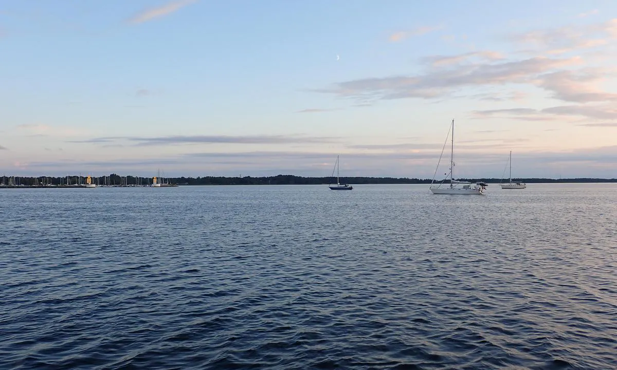 Höllviken: {"base": "no", "no": "Flere b\u00e5ter p\u00e5 svai. Like \u00f8st av renna inn mot kanalen, innl\u00f8pet ar synlig til venstre i bildet. Her det ca. 4m dypt. God holdebunn.", "se": "Flera b\u00e5tar p\u00e5 svaj. Precis \u00f6ster om r\u00e4nnan in mot kanalen, inloppet synligt till v\u00e4nster p\u00e5 bilden. H\u00e4r \u00e4r det ca 4m djupt. Bra h\u00e5llbotten.", "en": "Several boats are anchored. Just east of the channel entrance, the inlet is visible to the left in the picture. Here it is about 4m deep. Good holding ground.", "da": "Flere b\u00e5de til ankers. Lige \u00f8st for sejlrenden ind mod kanalen, er indl\u00f8bet synligt til venstre i billedet. Her er det ca. 4m dybt. Godt ankerbund.", "fr": "Plusieurs bateaux au mouillage. Juste \u00e0 l'est du chenal menant au canal, l'entr\u00e9e est visible \u00e0 gauche sur l'image. Ici, il y a environ 4m de profondeur. Bon fond de tenue.", "de": "Mehrere Boote auf Schwoje. Direkt \u00f6stlich der Fahrrinne in Richtung Kanal, die Einfahrt ist links im Bild sichtbar. Hier ist es ca. 4m tief. Gute Haltegr\u00fcnde.", "es": "Varias embarcaciones fondeadas. Justo al este del canal de ingreso, la entrada es visible a la izquierda en la imagen. Aqu\u00ed la profundidad es de aproximadamente 4m. Buen fondo para anclaje.", "it": "Diverse imbarcazioni all'ancora. Appena a est del canale d'ingresso, l'entrata \u00e8 visibile a sinistra nell'immagine. Qui la profondit\u00e0 \u00e8 circa 4m. Buon fondo per ancoraggio.", "pt": "V\u00e1rias embarca\u00e7\u00f5es ao redor. Logo a leste do canal de entrada, a entrada \u00e9 vis\u00edvel \u00e0 esquerda na imagem. Aqui tem cerca de 4m de profundidade. Bom fundo para ancoragem.", "nl": "Meerdere boten voor anker. Direct ten oosten van de geul naar het kanaal, is de ingang zichtbaar aan de linkerkant van de afbeelding. Hier is het ongeveer 4m diep. Goede ankergrond.", "pl": "Wiele \u0142odzi na kotwicy. Tu\u017c na wsch\u00f3d od przesmyku prowadz\u0105cego do kana\u0142u, kt\u00f3rego wej\u015bcie jest widoczne po lewej stronie zdj\u0119cia. G\u0142\u0119boko\u015b\u0107 wynosi tutaj oko\u0142o 4 m. Dobre dno kotwiczne.", "uk": "\u0411\u0430\u0433\u0430\u0442\u043e \u0447\u043e\u0432\u043d\u0456\u0432 \u043d\u0430 \u044f\u043a\u043e\u0440\u0456. \u041f\u0440\u044f\u043c\u043e \u043d\u0430 \u0441\u0445\u0456\u0434 \u0432\u0456\u0434 \u043a\u0430\u043d\u0430\u043b\u0443, \u0432\u0445\u0456\u0434 \u0432\u0438\u0434\u043d\u043e \u0437\u043b\u0456\u0432\u0430 \u043d\u0430 \u0437\u043e\u0431\u0440\u0430\u0436\u0435\u043d\u043d\u0456. \u0422\u0443\u0442 \u043f\u0440\u0438\u0431\u043b\u0438\u0437\u043d\u043e 4 \u043c\u0435\u0442\u0440\u0438 \u0433\u043b\u0438\u0431\u0438\u043d\u0438. \u0413\u0430\u0440\u043d\u0435 \u0434\u043d\u043e \u0434\u043b\u044f \u044f\u043a\u043e\u0440\u044f.", "ro": "Mai multe b\u0103rci ancorate. Imediat la est de canal, intrarea este vizibil\u0103 \u00een st\u00e2nga imaginii. Aici ad\u00e2ncimea este de aproximativ 4m. Fundul ofer\u0103 o bun\u0103 ancorare.", "tr": "Birden fazla tekne demirli. Kanal\u0131n giri\u015fine do\u011fru do\u011fuya, giri\u015f g\u00f6r\u00fcnt\u00fcde sol tarafta g\u00f6r\u00fcn\u00fcyor. Burada derinlik yakla\u015f\u0131k 4m. \u0130yi tutunma zemini.", "el": "\u03a0\u03bf\u03bb\u03bb\u03ac \u03c3\u03ba\u03ac\u03c6\u03b7 \u03b1\u03b3\u03ba\u03c5\u03c1\u03bf\u03b2\u03bf\u03bb\u03b7\u03bc\u03ad\u03bd\u03b1. \u0391\u03ba\u03c1\u03b9\u03b2\u03ce\u03c2 \u03b1\u03bd\u03b1\u03c4\u03bf\u03bb\u03b9\u03ba\u03ac \u03b1\u03c0\u03cc \u03c4\u03bf \u03ba\u03b1\u03bd\u03ac\u03bb\u03b9, \u03b7 \u03b5\u03af\u03c3\u03bf\u03b4\u03bf\u03c2 \u03c6\u03b1\u03af\u03bd\u03b5\u03c4\u03b1\u03b9 \u03c3\u03c4\u03b1 \u03b1\u03c1\u03b9\u03c3\u03c4\u03b5\u03c1\u03ac \u03c4\u03b7\u03c2 \u03b5\u03b9\u03ba\u03cc\u03bd\u03b1\u03c2. \u0395\u03b4\u03ce \u03c4\u03bf \u03b2\u03ac\u03b8\u03bf\u03c2 \u03b5\u03af\u03bd\u03b1\u03b9 \u03c0\u03b5\u03c1\u03af\u03c0\u03bf\u03c5 4 \u03bc\u03ad\u03c4\u03c1\u03b1. \u039a\u03b1\u03bb\u03ae \u03c0\u03b5\u03c1\u03b9\u03bf\u03c7\u03ae \u03b3\u03b9\u03b1 \u03b1\u03b3\u03ba\u03c5\u03c1\u03bf\u03b2\u03cc\u03bb\u03b9\u03bf.", "cs": "V\u00edce lod\u00ed na kotv\u011b. Na v\u00fdchod od kan\u00e1lu, vstup je viditeln\u00fd vlevo na obr\u00e1zku. Hloubka je zde p\u0159ibli\u017en\u011b 4 metry. Dobr\u00e9 kotvi\u0161t\u011b.", "hu": "T\u00f6bb haj\u00f3 van horgonyon. K\u00f6zvetlen\u00fcl a csatorn\u00e1hoz vezet\u0151 csatorna keleti oldal\u00e1n, az \u00f6b\u00f6l bej\u00e1rata a k\u00e9pen balra l\u00e1that\u00f3. Itt kb. 4 m m\u00e9ly a v\u00edz. J\u00f3 horgonyz\u00f3hely.", "fi": "Useita veneit\u00e4 ankkurissa. Juuri it\u00e4\u00e4n v\u00e4yl\u00e4st\u00e4 kohti kanavaa, sis\u00e4\u00e4nk\u00e4ynti n\u00e4kyy kuvan vasemmalla puolella. T\u00e4\u00e4ll\u00e4 syvyys on noin 4 metri\u00e4. Hyv\u00e4t ankkuripohjat.", "bg": "\u041d\u044f\u043a\u043e\u043b\u043a\u043e \u043a\u043e\u0440\u0430\u0431\u0430 \u043d\u0430 \u043a\u043e\u0442\u0432\u0430. \u0422\u043e\u0447\u043d\u043e \u0438\u0437\u0442\u043e\u0447\u043d\u043e \u043e\u0442 \u043a\u0430\u043d\u0430\u043b\u0430, \u0432\u0445\u043e\u0434\u044a\u0442 \u0435 \u0432\u0438\u0434\u0438\u043c \u0432\u043b\u044f\u0432\u043e \u043d\u0430 \u0441\u043d\u0438\u043c\u043a\u0430\u0442\u0430. \u0422\u0443\u043a \u0435 \u0441 \u043e\u043a\u043e\u043b\u043e 4 \u043c\u0435\u0442\u0440\u0430 \u0434\u044a\u043b\u0431\u043e\u0447\u0438\u043d\u0430. \u0414\u043e\u0431\u0440\u043e \u0434\u044a\u043d\u043e \u0437\u0430 \u043a\u043e\u0442\u0432\u0435\u043d\u0435.", "sr": "Vi\u0161e brodova na sidri\u0161tu. Odmah isto\u010dno od prolaza prema kanalu, ulaz je vidljiv s leve strane na slici. Ovde je oko 4m duboko. Dobro dno za sidrenje.", "et": "Mitmed paadid ankrus. Otse ida pool kanalisse sissep\u00e4\u00e4su j\u00f5el, sissep\u00e4\u00e4s on pildil vasakul n\u00e4htaval. Siin on umbes 4 m s\u00fcgav. Hea ankrup\u00f5hi.", "lv": "Vair\u0101kas laivas uz enkura. Tie\u0161i uz austrumiem no kan\u0101la ieejas, iepl\u016bde ir redzama pa kreisi att\u0113l\u0101. \u0160eit dzi\u013cums ir apm\u0113ram 4m. Labs enkura tur\u0113\u0161anas dibens.", "lt": "Daugiau laiv\u0173 pl\u016bduriuoja. Tiesiog \u012f rytus nuo kanalo \u012fplaukos, \u012fplaukimo vieta matoma kair\u0117je pus\u0117je paveiksle. Gylis \u010dia apie 4m. Gera inkaravimo vieta."}