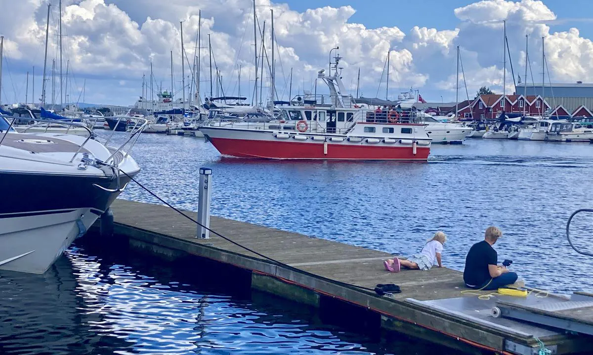 Holmestrand: {"base": "no", "no": "Sommerb\u00e5ten g\u00e5r hver time fra gjestebrygga til Lang\u00f8ya fra midt i juni til 11. august (2025). Kr 25,- barn gratis.", "se": "Sommarb\u00e5ten g\u00e5r varje timme fr\u00e5n g\u00e4stbryggan till Lang\u00f8ya fr\u00e5n mitten av juni till 11 augusti (2025). Kr 25,- barn gratis.", "en": "The summer boat departs every hour from the guest pier to Lang\u00f8ya from mid-June to August 11 (2025). NOK 25,- children free.", "da": "Sommerb\u00e5den sejler hver time fra g\u00e6stebroen til Lang\u00f8ya fra midten af juni til 11. august (2025). Kr 25,- b\u00f8rn gratis.", "fr": "Le bateau d'\u00e9t\u00e9 part de la jet\u00e9e des visiteurs pour Lang\u00f8ya toutes les heures d\u00e8s la mi-juin jusqu'au 11 ao\u00fbt (2025). 25 NOK, gratuit pour les enfants.", "de": "Das Sommerboot f\u00e4hrt jede Stunde von der G\u00e4stepier nach Lang\u00f8ya. Ab Mitte Juni bis zum 11. August (2025). Erwachsene 25 NOK, Kinder kostenlos.", "es": "El barco de verano sale cada hora desde el muelle de invitados a Lang\u00f8ya desde mediados de junio hasta el 11 de agosto (2025). Kr 25,- ni\u00f1os gratis.", "it": "La barca estiva parte ogni ora dal molo degli ospiti verso Lang\u00f8ya da met\u00e0 giugno fino all'11 agosto (2025). Kr 25,- bambini gratis.", "pt": "O barco de ver\u00e3o parte do cais de h\u00f3spedes para Lang\u00f8ya a cada hora, do meio de junho at\u00e9 11 de agosto (2025). Kr 25,- crian\u00e7as gr\u00e1tis.", "nl": "De zomerboot vertrekt elk uur vanaf de gastensteiger naar Lang\u00f8ya van medio juni tot 11 augustus (2025). Kr 25,- kinderen gratis.", "pl": "Stateczek kursuje co godzin\u0119 z przystani go\u015bcinnej do Lang\u00f8ya od po\u0142owy czerwca do 11 sierpnia (2025). 25 NOK, dzieci gratis.", "uk": "\u041b\u0456\u0442\u043d\u0456\u0439 \u0447\u043e\u0432\u0435\u043d \u0445\u043e\u0434\u0438\u0442\u044c \u0449\u043e\u0433\u043e\u0434\u0438\u043d\u0438 \u0432\u0456\u0434 \u0433\u043e\u0441\u0442\u044c\u043e\u0432\u043e\u0433\u043e \u043f\u0440\u0438\u0447\u0430\u043b\u0443 \u0434\u043e \u041b\u0430\u043d\u0433\u043e\u0439\u0457 \u0437 \u0441\u0435\u0440\u0435\u0434\u0438\u043d\u0438 \u0447\u0435\u0440\u0432\u043d\u044f \u0434\u043e 11 \u0441\u0435\u0440\u043f\u043d\u044f (2025). \u0426\u0456\u043d\u0430 25 \u043a\u0440\u043e\u043d, \u0434\u043b\u044f \u0434\u0456\u0442\u0435\u0439 \u0431\u0435\u0437\u043a\u043e\u0448\u0442\u043e\u0432\u043d\u043e.", "ro": "Barca de var\u0103 pleac\u0103 \u00een fiecare or\u0103 de la pontonul pentru oaspe\u021bi c\u0103tre Lang\u00f8ya din mijlocul lunii iunie p\u00e2n\u0103 pe 11 august (2025). 25 NOK, copii gratuit.", "tr": "Yaz teknesi, haziran ortas\u0131ndan 11 A\u011fustos (2025) tarihine kadar her saat ba\u015f\u0131nda misafir iskelesinden Lang\u00f8ya'ya gider. 25 kr, \u00e7ocuklar \u00fccretsiz.", "el": "\u03a4\u03bf \u03ba\u03b1\u03bb\u03bf\u03ba\u03b1\u03b9\u03c1\u03b9\u03bd\u03cc \u03c0\u03bb\u03bf\u03af\u03bf \u03b1\u03bd\u03b1\u03c7\u03c9\u03c1\u03b5\u03af \u03ba\u03ac\u03b8\u03b5 \u03ce\u03c1\u03b1 \u03b1\u03c0\u03cc \u03c4\u03b7\u03bd \u03b1\u03c0\u03bf\u03b2\u03ac\u03b8\u03c1\u03b1 \u03c4\u03c9\u03bd \u03b5\u03c0\u03b9\u03c3\u03ba\u03b5\u03c0\u03c4\u03ce\u03bd \u03c0\u03c1\u03bf\u03c2 \u03c4\u03bf Lang\u00f8ya \u03b1\u03c0\u03cc \u03c4\u03b1 \u03bc\u03ad\u03c3\u03b1 \u0399\u03bf\u03c5\u03bd\u03af\u03bf\u03c5 \u03ad\u03c9\u03c2 \u03c4\u03b9\u03c2 11 \u0391\u03c5\u03b3\u03bf\u03cd\u03c3\u03c4\u03bf\u03c5 (2025). \u039a\u03cc\u03c3\u03c4\u03bf\u03c2 25 NOK, \u03c0\u03b1\u03b9\u03b4\u03b9\u03ac \u03b4\u03c9\u03c1\u03b5\u03ac\u03bd.", "cs": "Letn\u00ed lo\u010f vyplouv\u00e1 ka\u017ed\u00fd den z hostinsk\u00e9ho mola na Lang\u00f8ya od poloviny \u010dervna do 11. srpna (2025). Cena je 25 NOK, d\u011bti maj\u00ed dopravu zdarma.", "hu": "A ny\u00e1ri haj\u00f3 minden \u00f3r\u00e1ban indul a vend\u00e9gm\u00f3l\u00f3t\u00f3l Lang\u00f8y\u00e1ra j\u00fanius k\u00f6zep\u00e9t\u0151l augusztus 11-ig (2025). 25 kr, gyerekeknek ingyenes.", "fi": "Kes\u00e4vene kulkee joka tunti vieraslaiturilta Lang\u00f8yaan kes\u00e4kuun puoliv\u00e4list\u00e4 11. elokuuta (2025). Kr 25,- lapset ilmaiseksi.", "bg": "\u041b\u0435\u0442\u043d\u0438\u044f\u0442 \u043a\u043e\u0440\u0430\u0431 \u0442\u0440\u044a\u0433\u0432\u0430 \u0432\u0441\u0435\u043a\u0438 \u0447\u0430\u0441 \u043e\u0442 \u0433\u043e\u0441\u0442\u0443\u0432\u0430\u0449\u043e\u0442\u043e \u043a\u0435\u0439\u0447\u0435 \u0434\u043e \u041b\u0430\u043d\u0433\u044c\u043e\u044f \u043e\u0442 \u0441\u0440\u0435\u0434\u0430\u0442\u0430 \u043d\u0430 \u044e\u043d\u0438 \u0434\u043e 11 \u0430\u0432\u0433\u0443\u0441\u0442 (2025). 25 \u043a\u0440\u043e\u043d\u043e\u0432\u0435, \u0437\u0430 \u0434\u0435\u0446\u0430 \u0431\u0435\u0437\u043f\u043b\u0430\u0442\u043d\u043e.", "sr": "Letnji brod ide svakog sata sa pristani\u0161ta za goste do ostrva Langoja od sredine juna do 11. avgusta (2025). Cena je 25 kr, deca besplatno.", "et": "Suvepaat v\u00e4ljub igal t\u00e4istunnil k\u00fclaliskailt Lang\u00f8yale alates juuni keskpaigast kuni 11. augustini (2025). Kr 25,- lapsed tasuta.", "lv": "Vasara ku\u0123is kurs\u0113 katru stundu no viesu piest\u0101tnes uz Lang\u00f8ya no j\u016bnija vidus l\u012bdz 11. augustam (2025). 25 Kr b\u0113rniem bez maksas.", "lt": "Vasaros laivas i\u0161vyksta kas valand\u0105 i\u0161 sve\u010di\u0173 prieplaukos \u012f Lang\u00f8ya nuo bir\u017eelio vidurio iki rugpj\u016b\u010dio 11 d. (2025). Kaina 25 kr, vaikams nemokamai."}