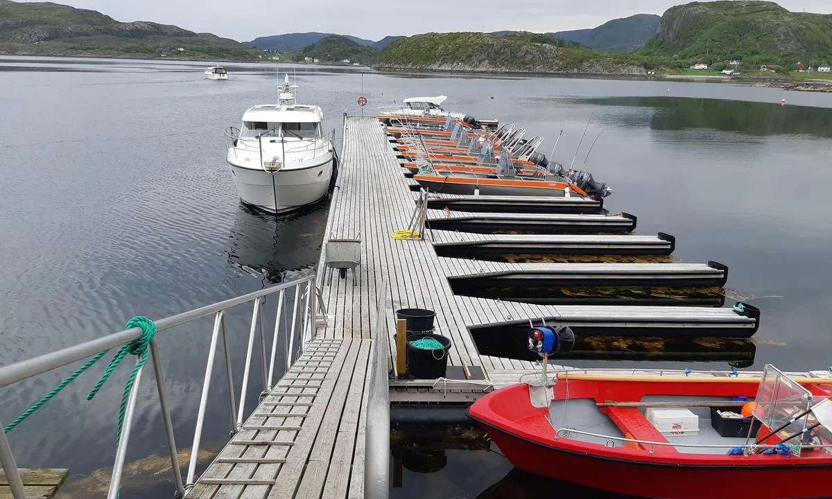 Hongsand: Gjestebryggen med båser for ''fisketurisme'' på andre siden.