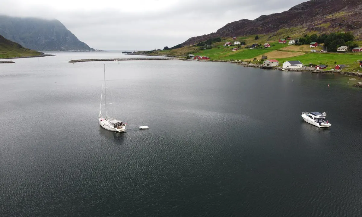 Honningsvåg svaiplass: Bildet er tatt med drone, mot innseilingen til havna.